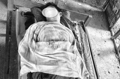 မကွေးတိုင်း မင်းတုန်းတွင် ဆုတ်ပြေးရသော စစ်တပ်က လေကြောင်းမှ ဗုံးကြဲသဖြင့် အရပ်သား ၃ ဦး သေဆုံး သတင်းနှင့် မီဒီယာကွန်ရက်။ ၂၀၂၆ ခုနှစ်၊ အောက်တိုဘာလ ၁၄ ရက်။ မကွေးတိုင်းနှင့် ရခိုင်ပြည် အစပ်ဖြစ်သော မင်းတုန်းမြို့နယ် တလိုင်းတောင် လမ်းပိုင်း၌ ဖြစ်ပွားသော တိုက်ပွဲများ အတွင်း စစ်အုပ်စုတပ်ဘက်မှ အထိနာကာ စစ်သုံ့ပန်းများ ဖမ်းဆီးခံရပြီးနောက် ကျေးရွာများကို လေကြောင်းမှ ဗုံးကြဲတိုက်ခိုက်ခဲ့သဖြင့် ကလေးငယ် တစ်ဦးအပါအဝင် အရပ်သား ၃ ဦး သေဆုံးခဲ့သည်။ အောက်တိုဘာလ ၈ ရက်နေ့မှစ၍ ဖြစ်ပွားခဲ့သော တိုက်ပွဲများအတွင်း စစ်ကြောင်းထိုးလာသည့် စစ်အုပ်စုတပ်ကို အာရက္ခတပ်တော် (AA) ပူးပေါင်းတပ်က ကြားဖြတ် တိုက်ခိုက်ခဲ့ရာ စစ်အုပ်စုဘက်မှ အကျအဆုံး များပြားခဲ့ သည့်အပြင် အောက်တိုဘာလ ၁၃ ရက်နေ့အထိ စစ်သုံ့ပန်း ၁၂ ဦးထက်မနည်း အရှင်ဖမ်းဆီးရမိခဲ့သည်။ ဖမ်းဆီးရမိသူ အများစုမှာ စိတ်ကြွဆေးပြား အလွန်အကျွံ သုံးစွဲခိုင်းပြီး ရှေ့ဆုံးမှ တက်ခိုင်းခံရသည့် ပြည်သူ့ စစ်များ ဖြစ်ကြသည်ဟု မြေပြင်သတင်းရင်းမြစ်က ပြောသည်။ ထိုသို့ မြေပြင်တွင် အထိနာ၍ ဆုတ်ပြေးရသည့် စစ်အုပ်စုတပ်သည် ရခိုင်ရိုးမအစပ်ရှိ ကျေးရွာများကို လေကြောင်းမှ ရည်ရွယ်ချက်ရှိရှိ ပစ်မှတ်ထား ဗုံးကြဲတိုက်ခိုက်မှုများ ပြုလုပ်လာခဲ့သည်။ အောက်တိုဘာလ ၁၂ ရက်နေ့တွင် မင်းတုန်းမြို့နယ်၊ မဲဇလီကျေးရွာသို့ စက်တပ်လေထီး (ပါရာမော်တာ) ဖြင့် ဗုံးသီး ၈ လုံး ကြဲချခဲ့သဖြင့် အသက် ၄၀ အရွယ် မဲဇလီကျေးရွာသား ကိုစည်သူ သေဆုံးခဲ့သည်။ အလားတူ အောက်တိုဘာလ ၈ ရက်နေ့ကလည်း ချင်းနစ်ကျေးရွာသို့ ဗုံးသီး ၉ လုံး ကြဲချကာ လက်နက်ငယ် များဖြင့် ပစ်ခတ်ခဲ့သဖြင့် အသက် ၈၃ နှစ်အရွယ် ဦးထွန်းတင်နှင့် အသက် ၁၂ နှစ်အရွယ် မောင်ဝေယံဦးတို့ နေရာ၌ပင် သေဆုံးခဲ့ရပြီး အခြား ဒေသခံ ၃ ဦး ဒဏ်ရာရရှိခဲ့သည်။ မင်းတုန်းဒေသခံ စစ်ရေးသတင်းအရင်းအမြစ် အမျိုးသားတစ်ဦးက “လက်ရှိ တလိုင်းတောင်-မင်းတုန်းလမ်း ပိုင်းမှာ တိုက်ပွဲတွေရှိတော့ မဲဇလီကျေးရွာအပါအဝင် ချင်းနစ်ကျေးရွာကိုပါ စစ်တပ်က ဗုံးကြဲလို့ သေဆုံးတာ တွေ ရှိတယ်။ တချို့ရွာတွေက တော်လှန်ရေးတပ်တွေ မရှိလဲ စစ်တပ်ကဗုံးကြဲနေတယ်၊ ဒေသခံတွေအများစုက ရှောင်နေတယ်၊ ဒါပေမယ့်တချို့က စားဝတ်နေရေးအရမရှောင်နိုင်တာတွေရှိတယ်၊ ဒီအခြေအနေမှာ ဒေသခံ ရွာသားတွေ၊ စစ်ရှောင်တွေထိတော့တာပဲ” ဟု ပြောသည်။ ထို့ပြင် မကွေးတိုင်း၊ မြိုင်မြို့နယ်နှင့် ပေါက်မြို့နယ်အစပ် တဲကြီးရွာတွင် အထိုင်ချထားသည့် စစ်အုပ်စုတပ်ကို လည်း တော်လှန်ရေး ပူးပေါင်းတပ်များက ဝိုင်းဝန်း ပိတ်ဆို့ထားရာ အောက်တိုဘာလ ၁၂ ရက်နေ့ တိုက်ပွဲအတွင်း စစ်ကြောင်းမှူး အပါအဝင် စစ်အုပ်စုဘက်မှ ထိခိုက်သေဆုံးမှု များပြားခဲ့ကြောင်း ဆိုသည်။ မင်းတုန်းဒေသခံ စီးပွားရေးလုပ်ငန်းရှင်တစ်ဦးကလည်း “မင်းတုန်းနဲ့ ရခိုင်ဘက်ကို စီးပွားကုန်သွယ်တာရော အေအေက တချို့နေရာတွေ စိုးမိုးလာတာတွေကြောင့် စစ်တပ်က စစ်ကြောင်းတွေထိုး ဗုံးတွေကြဲလုပ်နေတာပါ၊ လောလောဆယ် စီးပွားကုန်သွယ်ရေးကတော့ ပျက်စီးသွားပြီး စစ်ရှောင်နဲ့ ဒေသခံတွေ တော်တော် ခက်ခဲနေ တယ်။ မင်းတုန်းမှာ စစ်တပ်က မတရားဖမ်းတာတွေလည်း ရှိတယ်။ ကုန်သည်တွေကို စုံစမ်း စစ်ဆေးတယ်၊ ရခိုင်ဘက်ကဆို မလွယ်ဘူး” ဟု ပြောသည်။ ရခိုင်ပြည်ဘက်သို့ ထိုးစစ်ဆင်ရန် ကြိုးပမ်းနေသည့် စစ်အုပ်စုသည် စက်တင်ဘာလဆန်းပိုင်းမှစ၍ မင်းတုန်းမြို့ နယ်အတွင်းရှိ စခန်း ၁၄ ခုထက်မနည်း လက်လွှတ်ထားရပြီး စစ်ရေးအရ အထိနာနေချိန်တွင် အရပ်သားများ နေထိုင်ရာ ကျေးရွာများကို အကဲဆတ်စွာ ပစ်မှတ်ထား တိုက်ခိုက်နေခြင်းဖြစ်သည်။ ဓါတ်ပုံ - Crd #မင်းတုန်းမြို့နယ်