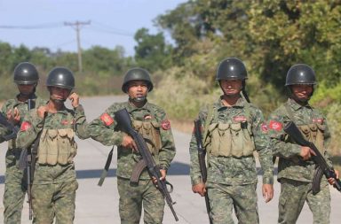 စစ်တွေမြို့ဝင်ပေါက် ကာကင်းစခန်းများကို AA သိမ်းပိုက်၊ တိုက်ပွဲများ ဆက်လက်ပြင်းထန် သတင်းနှင့် မီဒီယာ ကွန်ရက်။ ၂၀၂၆ ခုနှစ်၊ အောက်တိုဘာလ ၁၄ ရက်။ ရခိုင်ပြည်၊ စစ်တွေမြို့အဝင် ဝန်းကျင်တွင် အာက္ခတပ်တော် (AA) နှင့် စစ်အုပ်စုတပ်တို့အကြား တိုက်ပွဲများ အပြင်းအထန် ဖြစ်ပွားနေပြီး၊ မြို့ဝင်ပေါက်ရှိ ကာကင်းစခန်းများနှင့် အမြင့်ကျွန်းဘက်မှ စခန်းများကို AA က ထိုးစစ်ဆင် သိမ်းပိုက်လိုက်ကြောင်း ဒေသခံ မြေပြင်သတင်းရင်းမြစ်များက ပြောသည်။ စစ်အုပ်စုတပ်သည် ပုဏ္ဏားကျွန်းဘက်သို့ စစ်ကြောင်း ၃ ကြောင်းဖြင့် ထိုးစစ်ဆင်ရန် ကြိုးပမ်းခဲ့သော်လည်း AA ၏ တန်ပြန်ထိုးစစ်ကြောင့် တပ်နောက်ပြန်ဆုတ်ခဲ့ရသည်။ ထို့နောက် အောက်တိုဘာလ ဒုတိယပတ်အတွင်း AA က စစ်တွေမြို့ဝင်ပေါက် အမြင့်ကျွန်းနှင့် ပါဒလိတ်အနီးရှိ စစ်အုပ်စု၏ ကာကင်းစခန်းများကို ထိုးစစ်ဆင် တိုက်ခိုက်ခဲ့ရာ အောက်တိုဘာလ ၁၀ ရက်နှင့် ၁၁ ရက်တို့တွင် စခန်း ၂ ခုကို သိမ်းပိုက်ရရှိခဲ့သည်။ စစ်ရေးအခြေအနေ သိရှိသူ မြေပြင်သတင်းရင်းမြစ် တစ်ဦးက “AA ဘက်က မင်းချောင်းတံတားကို ဖြတ်ကျော် ပြီး အမြင့်ကျွန်းရွာကို ဝန်းရံ ပိတ်ဆို့ထားတာပါ။ ဝိုင်းထားတာပေါ့နော်။ ဒီရွာပတ်ပတ်လည်မှာ အထိုင်ချထား တဲ့ စစ်တပ်စခန်း ၂ ခုကို သိမ်းပိုက်လိုက်နိုင်သလို၊ အမြင့်ကျွန်းကနေ ဒီဘက် ပါဒလိတ်ဆီ သွားတဲ့ လမ်းကြောင်း ပေါ်က စစ်တပ် ကာကင်းစခန်းတွေကိုလည်း AA ဘက်က ဆက်တိုက် ထိုးစစ်ဆင် ရယူထားပြီလို့ ပြောလို့ရ တယ်” ဟု ပြောသည်။ လက်ရှိတွင် အမြင့်ကျွန်းကျေးရွာအတွင်းရှိ ရဲစခန်းနှင့် ဘုန်းကြီးကျောင်းတို့၌ စစ်အုပ်စုတပ်ဖွဲ့ဝင်များ ကျန်ရှိနေ သေးပြီး၊ ပါဒလိတ်တပ်ရင်းဘက်မှလည်း လက်နက်ကြီးများဖြင့် ဆက်တိုက် ပစ်ကူပေးနေကြောင်း ဆိုသည်။ ထို့ပြင် AA သည် ဝါဘိုကျွန်းနှင့် ကံ့ကော်ကျွန်းအနီးအထိ ဝန်းရံပိတ်ဆို့ ထိုးစစ်ဆင်နေသလို စစ်တွေ ဒကစ အနီးဝန်းကျင်ကိုလည်း စတင်တိုက်ခိုက်နေပြီဖြစ်သည်။ တစ်ဖက်တွင်လည်း စစ်တွေ၊ ပုဏ္ဏားကျွန်းနှင့် ပေါက်တောမြို့နယ်အစပ်၊ ရွှေမင်းဂံ ရေတပ်စခန်းအနီးရှိ ငပြီကျွန်း ပေါ်သို့ စစ်အုပ်စုက ရေတပ်စစ်သင်္ဘောများ၊ အမြန်ရေယာဉ်များဖြင့် အင်အားအလုံးအရင်း သုံးကာ အသေခံ ကမ်းတက်ထိုးစစ်ဆင်နေသဖြင့် အောက်တိုဘာလ ၁၃ ရက်နေ့အထိ တိုက်ပွဲများ အပြင်းအထန် ဖြစ်ပွားနေဆဲဖြစ်သည်။ ငပြီကျွန်း စစ်မျက်နှာတွင် စစ်သားအလောင်း ၄၀ ခန့် ရရှိထားပြီး သုံ့ပန်းတချို့ကိုလည်း ဖမ်းဆီးရမိထားကြောင်း မြေပြင်သတင်းရင်းမြစ်များက ဆိုသည်။ ပေါက်တောဒေသခံတစ်ဦးက “ငပြီကျွန်း ဘက်မှာတော့ စစ်အုပ်စုက ကမ်းလုံးဝ မတက်နိုင်တာမျိုးလည်း မဟုတ်သလို ကျွန်းတစ်ခုလုံးကို ထိန်းချုပ်လိုက်နိုင်တာလည်း မဟုတ်ဘူး။ စစ်တွေဘက်ကနေ ရေတပ်နဲ့ လေ ကြောင်းပစ်ကူတွေ တောက်လျှောက် ပေးနေတယ်။ ဒါကြောင့် ဒီဘက်ကမ်းခြေတစ်လျှောက်မှာတော့ နှစ်ဖက် အပြန်အလှန် အပြင်းအထန် တိုက်ပွဲဖြစ်နေကြတုန်းပဲ” ဟု ပြောသည်။ မြေပြင်တွင် စစ်ရေးရှုံးနိမ့်မှုများနှင့် ရင်ဆိုင်နေရသော စစ်အုပ်စုတပ်သည် စစ်တွေမြို့ပေါ်မှနေ၍ လက်နက်ကြီး များ ပစ်ခတ်ခြင်းနှင့် လေကြောင်းမှ နေ့စဉ် ဗုံးကြဲတိုက်ခိုက်ခြင်းများကို လုပ်ဆောင်နေသည်။ ယခုကဲ့သို့ စစ်တွေမြို့ဝင်ပေါက် ကာကင်းစခန်းများနှင့် ငပြီကျွန်း စစ်မျက်နှာများတွင် တိုက်ပွဲများ ဆက်လက် ပြင်းထန်နေခြင်းကြောင့် စစ်အုပ်စုတပ်သည် စစ်ရေးအရ အထိနာကာ မြို့တွင်းမှနေ၍ လက်နက်ကြီးများနှင့် လေကြောင်း တိုက်ခိုက်မှုများကို ပိုမိုလုပ်ဆောင်လာနေပြီး အရပ်သား ထိခိုက်မှု အခြေအနေများကိုပါ ဆက် လက် စောင့်ကြည့်နေရဆဲ ဖြစ်သည်။ #စစ်တွေမြို့
