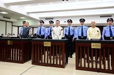 ကိုးကန့် ‘ဝေ’ မိသားစုခေါင်းဆောင် ဝေစန်း အပါအဝင် ၃ ဦးကို တရုတ်တရားရုံး သေဒဏ်ချမှတ် သတင်းနှင့် မီဒီယာကွန်ရက်။ ၂၀၂၆ ခုနှစ်၊ အောက်တိုဘာလ ၁၄ ရက်။ မြန်မာစစ်အုပ်စု၏ သစ္စာခံဖြစ်သော ကိုးကန့် ပြည်သူ့စစ်ခေါင်းဆောင် ဝေစန်း အပါအဝင် “ဝေ” မိသားစုဝင် ၃ ဦးကို ကျားဖြန့် အွန်လိုင်းငွေလိမ်လည်မှုနှင့် လူသတ်မှုများဖြင့် တရုတ်နိုင်ငံ တရားရုံးက သေဒဏ် အမိန့်ချမှတ် လိုက်ကြောင်း တရုတ်သတင်းဌာနများတွင် ဖော်ပြသည်။ တရုတ်နိုင်ငံ ဖူကျန့်ပြည်နယ် ခွမ်ကျိုးမြို့နှင့် နန်အန်းမြို့ ပြည်သူ့တရားရုံးတို့က အောက်တိုဘာလ ၁၃ ရက်နေ့ တွင် ပထမအကြိမ် စီရင်ချက် ချမှတ်ခဲ့ခြင်းဖြစ်ပြီး၊ သေဒဏ်ချမှတ်ခံရသူများမှာ ဝေစန်း (ခေါ်) ဝေဟွိုင်ရန်၊ ချန်တာဝေနှင့် လျောင်ကျင်းဖန်းတို့ ဖြစ်ကြသည်။ ထို့ပြင် တရားခံ ၃ ဦးကို ထောင်ဒဏ် တစ်သက်တစ်ကျွန်း ချမှတ်ခဲ့ပြီး ကျန်တရားခံ ၅၅ ဦးကိုလည်း ထောင်ဒဏ် ၃ နှစ်ကျော်မှ ၂၄ နှစ်အထိ အသီးသီး ချမှတ်ခဲ့သည်။ စစ်အုပ်စုလက်အောက်ခံ ကိုးကန့် ပြည်သူ့စစ်ခေါင်းဆောင် ဝေစန်းသည် ပြည်ထောင်စုကြံ့ခိုင်ရေးနှင့် ဖွံ့ဖြိုးရေး ပါတီ၏ ကိုးကန့်ဒေသ၊ ကုန်းကြမ်းမြို့နယ် ပြည်သူ့လွှတ်တော် ကိုယ်စားလှယ်တစ်ဦးလည်း ဖြစ်သည်။ တရားရုံး၏ စစ်ဆေးတွေ့ရှိချက်အရ ၎င်းတို့ ဦးဆောင်သော “ဝေ” မိသားစု ရာဇဝတ်ဂိုဏ်းသည် ၂၀၁၉ ခုနှစ် ကတည်းက လောက်ကိုင်မြို့တွင် ကျားဖြန့် အွန်လိုင်းငွေလိမ်လည်မှု၊ လောင်းကစား၊ ငွေညှစ်မှု၊ ပြည့်တန်ဆာ လုပ်ငန်းနှင့် မူးယစ်ဆေးဝါး ရောင်းဝယ်မှုများကို ကျူးလွန်ခဲ့ကြပြီး၊ တရုတ်ယွမ် ၁၂.၂ ဘီလီယံကျော် လိမ်လည် ခဲ့ကာ တရုတ်နိုင်ငံသားများကိုပါ သတ်ဖြတ်ခဲ့ကြကြောင်း ဖော်ပြထားသည်။ အထူးသဖြင့် “ဝေ” မိသားစုဝင် ချန်တာဝေက ၎င်းထိန်းချုပ်ထားသည့် လက်နက်ကိုင်အင်အားကို အသုံးပြုကာ သတ်ဖြတ်မှုများ ပြုလုပ်ခဲ့ရာ တရုတ်နိုင်ငံသားများ သေဆုံးခဲ့ရခြင်း ဖြစ်သည်ဟု တရုတ်က စွပ်စွဲသည်။ တရုတ်အစိုးရ၏ ဝရမ်းထုတ် ဖိအားပေးမှုများကြောင့် စစ်အုပ်စုက ၎င်းတို့၏ သစ္စာခံဖြစ်သူ ဝေစန်းအပါအဝင် ကိုးကန့် ခေါင်းဆောင်ပိုင်းများကို နေပြည်တော်မှတစ်ဆင့် တရုတ်လက်ထဲသို့ လွှဲပြောင်း အပ်နှံခဲ့ရခြင်း ဖြစ် သည်။ ကိုးကန့်ဒေသအတွင်း အွန်လိုင်းငွေလိမ်လည်မှု လုပ်ငန်းများနှင့် ဆက်နွှယ်သည့် ရာဇဝတ်ဂိုဏ်းများကို တရုတ် နိုင်ငံက စဉ်ဆက်မပြတ် အရေးယူလျက်ရှိရာ လွန်ခဲ့သည့် ဇန်နဝါရီလတုန်းကလည်း ကိုးကန့် “မြီ” မိသားစုဝင် ၁၁ ဦးကို တရုတ်တရားရုံးက သေဒဏ်ပေး ကွပ်မျက်ခဲ့ပြီး ဖြစ်သည်။ အလားတူ ပြီးခဲ့သည့် ၂၀၂၅ ခုနှစ် ဖေဖော်ဝါရီလကလည်း ကိုးကန့်ဒေသအခြေစိုက် “မင်” မိသားစုနှင့် ဆက်နွှယ် သူ ၂၃ ဦးကို ကျားဖြန့်နှင့် လူသတ်မှုများဖြင့် တရုတ်နိုင်ငံ၊ ဝင်ကျိုးမြို့တရားရုံးတွင် ရုံးတင် စစ်ဆေးခဲ့ဖူးသည်။ #Scammer