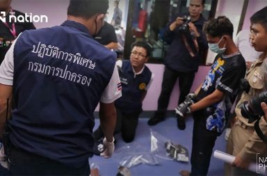 ဘန်ကောက်တွင် မြန်မာကလေးငယ်များကို အဓမ္မခိုင်းစေပြီး ရောင်းစားသည့် လူကုန်ကူးဂိုဏ်း ဖမ်းဆီးခံရ သတင်းနှင့် မီဒီယာကွန်ရက်။ ၂၀၂၆ ခုနှစ်၊ အောက်တိုဘာလ ၁၄ ရက်။ ထိုင်းနိုင်ငံ၊ ဘန်ကောက်မြို့ရှိ လူနေအိမ်များကို ထိုင်းအထူးအဖွဲ့ (DOPA) နှင့် ရဲတပ်ဖွဲ့တို့က ဝင်ရောက်စီးနင်းခဲ့ရာ အသက် ၁၂ နှစ်အရွယ် မိန်းကလေးငယ်တစ်ဦးကို မိခင်ဖြစ်သူက ဘတ် ၃ သောင်းဖြင့် ရောင်းချထားမှုအပါအဝင် အဓမ္မခိုင်းစေခံနေရသည့် မြန်မာကလေးငယ်များနှင့် အမျိုးသမီးများကို ကယ်ထုတ်နိုင်ခဲ့ပြီး လူကုန်ကူးသူများကို ဖမ်းဆီးလိုက်ကြောင်း ထိုင်းသတင်းများအရ သိရသည်။ အောက်တိုဘာလ ၁၃ ရက်နေ့တွင် DOPA-S.W.A.T အထူးအဖွဲ့သည် ဘန်ကောက်မြို့၊ Ramkhamhaeng လမ်း ရှိ နေအိမ်များကို ဝင်ရောက်ရှာဖွေခဲ့ခြင်း ဖြစ်သည်။ စီးနင်းမှုအတွင်း အိမ်တစ်လုံးမှ လူကုန်ကူးမှု၊ အဓမ္မခိုင်းစေမှု တို့ဖြင့် မြန်မာသံသယရှိသူ ၂ ဦးကို ဖမ်းဆီးခဲ့ပြီး မြန်မာနိုင်ငံသား လူကုန်ကူးခံရသူ စုစုပေါင်း ၆ ဦးကို ကယ်တင် နိုင်ခဲ့သည်။ ထိုင်းသတင်းများ၏ ဖော်ပြချက်အရ အဆိုပါ ဂိုဏ်းသည် ထိုင်း-မြန်မာနယ်စပ် တာ့ခ်ခရိုင်နှင့် မဲဆောက်မြို့ဘက် မှတဆင့် ကလေးငယ်များကို ခေါ်ဆောင်လာခဲ့ကြခြင်းဖြစ်သည်။ လူကုန်ကူးသူများသည် ကလေးများအား အိမ်ဖော်အလုပ်ပေးမည်၊ ကျောင်းထားပေးမည်နှင့် တရားဝင် စိစစ်ရေး ကတ်ပြားရရှိအောင် လုပ်ဆောင်ပေးမည်ဟု လိမ်လည်လှည့်ဖြားကာ ခေါ်ဆောင်လာခဲ့ပြီးနောက် ညဉ့်နက်သည် အထိ လူစည်ကားရာ နေရာများတွင် ပန်းနှင့် အဖျော်ယမကာများ အတင်းအကျပ် လှည့်လည်ရောင်းခိုင်းခဲ့ကြ သည်။ ထို့ပြင် DOPA အဖွဲ့၏ စစ်ဆေးချက်အရ Ramkhamhaeng ၁၂၀ လမ်းရှိ အိမ်တစ်လုံးတွင်မူ အသက် ၁၂ နှစ် အရွယ် မြန်မာမိန်းကလေးငယ်တစ်ဦးကို အိမ်ပိုင်ရှင်က ၎င်း၏ မိခင်ထံမှ ဘတ် ၃၀,၀၀၀ ဖြင့် ဝယ်ယူကာ အိမ် အလုပ်များ ခိုင်းစေရန် ခေါ်ဆောင်လာခဲ့ခြင်းဖြစ်ကြောင်း ဝန်ခံခဲ့သည်။ ထိုင်းသတင်းရင်းမြစ်များနှင့် DOPA အဖွဲ့၏ ထုတ်ပြန်ချက်များအရ လူကုန်ကူးခံရသည့် ကလေးများသည် ပစ္စည်းများ ကုန်အောင် မရောင်းနိုင်ပါက ဇွန်းပူဖြင့် တို့ခြင်းစသည့် ရုပ်ပိုင်းဆိုင်ရာ ညှင်းပန်းနှိပ်စက်မှုများနှင့် ရင်ဆိုင်ခဲ့ရသည်။ ထွက်မပြေးနိုင်ရန်အတွက် ၎င်းတို့၏ သက်သေခံ စာရွက်စာတမ်းများကို သိမ်းဆည်းခံထားရပြီး ရောင်းရငွေများ ကိုလည်း လူကုန်ကူးသူများ၏ ဘဏ်အကောင့်သို့ လွှဲပြောင်းပေးခဲ့ရသည်။ လက်ရှိတွင် ထိုင်းအာဏာပိုင်များက ဖမ်းဆီးရမိထားသူများကို လူကုန်ကူးမှုနှင့် ကလေးသူငယ် ကာကွယ်စောင့်ရှောက်ရေး ဥပဒေတို့ဖြင့် စွဲချက်တင် အရေးယူထားသည်။ ကယ်ထုတ်ခဲ့သည့် မြန်မာကလေးငယ်များကိုမူ ရုပ်ပိုင်းဆိုင်ရာနှင့် စိတ်ပိုင်းဆိုင်ရာ ပြန်လည်ထူထောင်ရေးများ ဆောင်ရွက်ပေးနိုင်ရန် စောင့်ရှောက်ရေးစင်တာသို့ ပို့ဆောင်ထားသည်ဟု သတင်းများတွင် ဖော်ပြသည်။ ဓါတ်ပုံ - The Nation