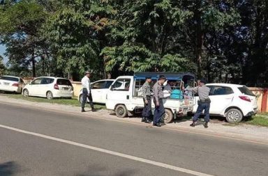 မွန်တွင် စစ်တပ်က အရပ်ဝတ်ဖြင့် စစ်ဆေးဖမ်းဆီးငွေညှစ်နေသဖြင့် ဒေသခံများ စိုးရိမ် သတင်းနှင့် မီဒီယာကွန်ရက်။ ၂၀၂၆ ခုနှစ်၊ အောက်တိုဘာလ ၁၅ ရက်။ မွန်ပြည်အတွင်းရှိ မြို့နယ် ၁၀ ခုတွင် စစ်အုပ်စုတပ်က အရပ်ဝတ်များဖြင့် အသွင်ယူကာ လိုင်စင်မဲ့ယာဉ်များကို နေ့စဉ်ရက်ဆက် ဖမ်းဆီးစစ်ဆေးနေပြီး ဒေသခံများနှင့် ခြံလုပ်သားများကို ပစ်မှတ်ထား ဖမ်းဆီး ငွေညှစ်မှုများ ပြုလုပ်နေသဖြင့် စိုးရိမ်ပူပန်မှုများ မြင့်တက်နေကြောင်း ဒေသခံများနှင့် လူ့အခွင့်အရေး အဖွဲ့အစည်းများက ပြောသည်။ စစ်အုပ်စုတပ်သည် မြို့ဝင်မြို့ထွက်များ၊ လမ်းဆုံလမ်းခွများနှင့် ကျေးရွာချင်းဆက် လမ်းများတွင် စစ်ဆေးရေး အရှိန်မြှင့်ဆောင်ရွက်နေပြီး ယာဉ်များကို စစ်ဆေးသည့်အပြင် လူပါ ပစ်မှတ်ထား ဖမ်းဆီးကာ မိသားစုများထံမှ ခြိမ်းခြောက် ငွေတောင်းခံခြင်းများ ပြုလုပ်လျက် ရှိသည်။ မွန်ပြည် လူ့အခွင့်အရေး ဖောင်ဒေးရှင်း ပရိုဂရမ်ဒါရိုက်တာ နိုင်အဲမွန်က “ယာဉ်တွေကို စစ်ဆေးရင်း လူငယ်တွေ ကိုပါ ဖမ်းပြီး စစ်မှုထမ်းအတွက် quota (သတ်မှတ်ချက်) တွေ ပြည့်အောင် လုပ်မယ့်သဘောတော့ တွေ့ရတယ်။ ဒါပေမဲ့ ဒီဖြစ် စဉ်တွေထဲက ဖမ်းဆီးခံရသူအားလုံးကို စစ်မှုထမ်းဖို့ ပို့လိုက်ပြီဆိုတာလည်း မဟုတ်ပြန်ဘူး။ ငွေညှစ်ပြီး ပြန် ရွေးခိုင်းတဲ့အဆင့်မှာပဲ ပြီးကြတာ များတယ်။ ငွေမရှိရင်တော့ သေချာပေါက် စစ်လေ့ကျင့်ရေးစခန်းထဲ ရောက် ကြမယ်လို့တော့ ပြောလို့ရတယ်” ဟု ပြောသည်။ ပြီးခဲ့သည့် စက်တင်ဘာလ ၂၄ ရက်နေ့က သံဖြူဇရပ်မြို့နယ်ရှိ ရာဘာခြံမှ ပြန်လာသည့် ခြံလုပ်သားများကို အသင့်စောင့်ဆိုင်းနေသည့် စစ်အုပ်စုတပ်က ဖမ်းဆီးခဲ့ပြီး လိုင်စင်မဲ့ယာဉ် အကြောင်းပြကာ ငွေညှစ်ခဲ့သလို၊ စက်တင်ဘာလ ၂၇ ရက်နေ့တွင်လည်း မုဒုံမြို့နယ်၊ ကမာဝက်ကျေးရွာမှ ဝက်တဲကျေးရွာသို့ ဆိုင်ကယ်ဖြင့် သွားသည့် ဒေသခံတစ်ဦးနှင့် ခြံလုပ်သားတစ်ဦးတို့အား ဖမ်းဆီးစစ်ဆေး၍ ကျပ်သိန်း ၃၀၀ ငွေညှစ်ခဲ့သည်။ ထို့ပြင် စက်တင်ဘာ ၃၀ ရက်ကလည်း ရေးမြို့ရှိ မြို့ဝင်/ထွက် နေရာများနှင့် လူစည်ကားသည့် နေရာများတွင် လိုင်စင်မဲ့ယာဉ်များကို ဖမ်းဆီးစစ်ဆေးခဲ့ပြီး ယာဉ်နှင့်တကွ လူကိုပါ ဖမ်းဆီးခေါ်ဆောင်သွားခဲ့ကြောင်း ဆိုသည်။ သံဖြူဇရပ်မြို့နယ်မှ ရာဘာခြံလုပ်သား တစ်ဦးက “မွန်နဲ့ အောက်မြန်မာနိုင်ငံဒေသတွေမှာ ဆိုင်ကယ်က နေ့စဉ် အလုပ်သွားဖို့၊ ခြံထဲဝင်ဖို့နဲ့ ပစ္စည်းသယ်ဖို့ အဓိကအားထားရတဲ့ ယာဉ်ဖြစ်ပါတယ်။ ပြောရမယ်ဆိုရင် ရာဘာခြံ လုပ်ငန်းတွေ လုပ်ရမယ့်အချိန်မှာ ဖမ်းဆီးခံရနိုင်တဲ့ အန္တရာယ်ကြောင့် အလုပ်သွားဖို့ ခက်ခဲလာပါတယ်။ အလုပ် ပျက်ရင် နေ့စားလုပ်သားတွေနဲ့ သူတို့မိသားစုတွေရဲ့ ဝင်ငွေ၊ စားဝတ်နေရေးကို တိုက်ရိုက်ထိခိုက်နိုင်တယ် တခြားကိစ္စ ကျန်းမာ ပညာ လူမှုကိစ္စတွေရဲ့ ခက်ခဲမှုတွေ အများကြီး ပိုလာတယ်။ နေ့နေ့ညည ကြောက်လန့် နေရတယ်” ဟု ပြောသည်။ စစ်အုပ်စု၏ စစ်မှုထမ်း အပတ်စဉ် ၁ မှ အပတ်စဉ် ၆ အထိ (စစ်မှုထမ်း ပုဒ်မ အဓိပ္ပာယ်ဖွင့်ဆိုချက်များအရ) မွန်ပြည်အတွင်း၌ တစ်လလျှင် ပျမ်းမျှ လူဦးရေ ၂၀၀ နှုန်းဖြင့် စုဆောင်းခဲ့ရာ စုစုပေါင်း လူဦးရေ ၆,၀၀၀ ကျော် အထိ ရှိလာပြီဖြစ်ကြောင်း လွတ်လပ်သော သတင်းမီဒီယာများ ဖော်ပြသည်။ ယခုအခါ အရပ်ဝတ်ဖြင့် အသွင်ယူကာ မည်သည့်အချိန်၊ မည်သည့်နေရာတွင် ဖမ်းဆီးခံရမည်ကို လူငယ်များ အကြား စိုးရိမ်နေကြရသကဲ့သို့ ဖမ်းဆီးခံရသူများအား စစ်မှုထမ်း လေ့ကျင့်ရေး သင်တန်းကျောင်းများသို့ ပို့ဆောင်မည်ကိုလည်း အုပ်ထိန်းသူများက အထူးစိုးရိမ် ပူပန်နေကြရသည်။ ဓါတ်ပုံ - Crd