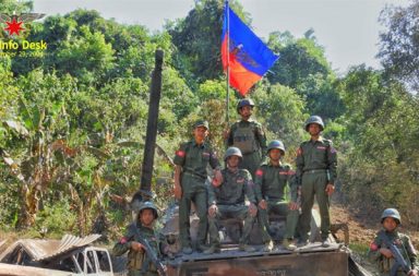 ဂွမြို့သို့ စစ်ကြောင်းထိုးရန် စစ်အုပ်စု ကြိုးစား၍ ဧရာဝတီ-ရခိုင် ဆက်သွယ်ရာ လမ်းပိုင်းတွင် တိုက်ပွဲပြန်ဖြစ် သတင်းနှင့် မီဒီယာကွန်ရက်။ ၂၀၂၆ ခုနှစ်၊ အောက်တိုဘာလ ၁၅ ရက်။ ဧရာဝတီတိုင်းမှတစ်ဆင့် ရခိုင်ပြည်၊ ဂွမြို့သို့ စစ်ကြောင်းထိုးရန် စစ်အုပ်စုတပ်က ထပ်မံကြိုးစားလာသော ကြောင့် သာပေါင်း-မကျည်းဇင် လမ်းပိုင်းတွင် နှစ်ဖက်ကြား တိုက်ပွဲများ ပြန်လည်ပြင်းထန်နေကြောင်း ဒေသခံ စစ်ရေး သတင်းအရင်းအမြစ်များက ပြောသည်။ စစ်အုပ်စုတပ်သည် ဧရာဝတီနှင့် ရခိုင် ဆက်သွယ်ထားသည့် သာပေါင်း-မကျည်းဇင် လမ်းကြောင်းအတိုင်း အောက်တိုဘာလ ပထမအပတ်မှစ၍ စစ်ကြောင်းထိုးလာသဖြင့် AA ပူးပေါင်းတပ်နှင့် အောက်တိုဘာ ၈ ရက်မှ ၁၄ ရက်နေ့အထိ ထိတွေ့တိုက်ပွဲများ ဆက်လက် ဖြစ်ပွားခဲ့ခြင်း ဖြစ်သည်။ လက်ရှိတွင် သာပေါင်းမြို့နယ်၊ ဘောမိကျေးရွာ၌ ခြေကုပ်ယူထားသည့် စစ်အုပ်စုတပ် တပ်မ (၆၆) လက်အောက် ခံတပ်များက ရခိုင်ရိုးမအစပ်သို့ စစ်ကြောင်းထိုးလျက်ရှိပြီး ဘောမိ၊ ဂျိုင်လယ်နှင့် မကျည်းဇင်ကျေးရွာ ဝန်းကျင် တို့တွင် တိုက်ပွဲများ အနီးကပ် ဖြစ်ပွားလျက်ရှိသည်။ ဧရာဝတီ စစ်ရေးသတင်းအရင်းအမြစ် အမျိုးသားတစ်ဦးက “သာပေါင်း-မကျည်းဇင် လမ်းကြောင်းအတိုင်း စစ်တပ် စစ်ကြောင်းနေတာ ဒီလမှာပို မြင့်လာတယ်။ ဘောမိ၊ ဂျိုင်လယ်နဲ့ မကျည်းဇင်ကျေးရွာ ဝန်းကျင်တွေ မှာ ထိတွေ့တိုက်ပွဲတွေဖြစ်နေတယ်။ အခုကြားတာက ကြည်း၊ ရေ၊ လေ ပူးပေါင်းကမ်းတက် စစ်ဆင်ရေး လုပ်မယ် ကြားတယ်။ ရွှေသောင်ယံဒေသဘက်မှာ တပ်မ (၆၆) ရဲ့ နည်းဗျူဟာတပ် တစ်ခု တပ်စွဲထားတယ်” ဟု ပြောသည်။ စစ်အုပ်စုတပ်သည် အင်အား ၁,၀၀၀ ကျော်အသုံးပြု၍ မကျည်းဇင်ကျေးရွာဘက်သို့ စစ်ကြောင်းထိုးလာပြီး ဂွမြို့နယ် အတွင်းရှိ ကျောက်ချွန်ကျေးရွာသို့ ဝင်ရောက်နိုင်ရန် လေကြောင်း၊ ရေကြောင်း ပစ်အားများကို အသုံး ပြုကာ ချဉ်းကပ်တိုက်ခိုက်နေပြီး ရခိုင်တောင်ပိုင်းတစ်ခုလုံးကိုလည်း ပိတ်ဆို့ထားသည်။ ဒေသခံ စစ်ရေးသတင်းအရင်းအမြစ် နောက်ထပ်တစ်ဦးက “အထိက ကျောက်ချွန်ဘက်ကို ရေကြောင်းက တက် ပြီး ကြက်သွန်ကွင်းကနေ စစ်ကူ၊ ခဲယမ်း အသယ်အပို့ရှိနေတယ်။ သာပေါင်း- မကျည်းဇင်လမ်းနဲ့ ရိုးနားမှာ တိုက်ပွဲရှိလာတော့ ရေကြောင်းပါ ကုန်းကြောင်းပါ တက်လာတာပါ။ အခုလေယာဉ်တွေ ကင်းထောက်နေတယ်” ဟု ပြောသည်။ လက်ရှိတွင် စစ်အုပ်စုတပ်သည် ရခိုင်ရိုးမကို ကျော်လွန်၍ ရခိုင်တောင်ပိုင်းသို့ ခြေမချနိုင်သေးဘဲ ဧရာဝတီတိုင်း ရိုးမတောင်ခြေ၌ တိုက်ပွဲများ ဆက်လက်ဖြစ်ပွားနေကာ စစ်အုပ်စုတပ်ဘက်မှ အကျအဆုံး ပိုမိုများပြားလျက်ရှိ သည်။ ဓါတ်ပုံ - AA Info Desk
