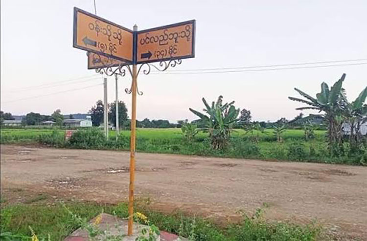 စစ်ကိုင်း အထက်ပိုင်း ဝန်းသိုတွင် တိုက်ပွဲပြင်းထန်ပြီး ရဲဘော် ၃ ဦးကျဆုံး၊ ဒေသခံ သောင်းနှင့်ချီ တိမ်းရှောင်ရ သတင်းနှင့် မီဒီယာကွန်ရက်။ ၂၀၂၆ ခုနှစ်၊ အောက်တိုဘာလ ၁၅ ရက်။ စစ်ကိုင်းတိုင်း၊ ဝန်းသိုမြို့နယ်အတွင်းသို့ စစ်အုပ်စုတပ်က မြေပြင် စစ်ကြောင်းထိုးဝင်ရောက်လာသည့်အပြင် လေကြောင်းမှပါ ဆက်တိုက် ဗုံးကြဲတိုက်ခိုက်နေသဖြင့် တိုက်ပွဲများ ပြင်းထန်နေပြီး တော်လှန်ရေးရဲဘော် ၃ ဦး ကျဆုံးကာ ၂ ဦး ဒဏ်ရာရရှိခဲ့ကြောင်း ဒေသခံများက ပြောသည်။ အင်းတော်မြို့နယ်၊ မဲဇာကျေးရွာဘက်မှ ထွက်ခွာလာသည့် စစ်အုပ်စု စစ်ကြောင်းသည် အောက်တိုဘာလ ၁၂ ရက်နေ့မှစ၍ ဝန်းသိုမြို့နယ်အတွင်းသို့ ဝင်ရောက်လာပြီး ပါအော၊ တပ်လွင်၊ ကျောက်တောနှင့် ဆင်ကုန်း ကျေးရွာများဘက်တွင် တိုက်ပွဲများ ဖြစ်ပွားနေခြင်း ဖြစ်သည်။ အဆိုပါ တိုက်ပွဲဖြစ်ပွားရာ နေရာများသည် ယခင်က စစ်အုပ်စုတပ်နှင့် ရဲစခန်းများ အခြေစိုက်ခဲ့ရာမှ လွန်ခဲ့သည့် ၃ နှစ်ခန့်ကတည်းက တော်လှန်ရေးအင်အားစုများ ထိန်းချုပ်ထားသည့် အရေးပါသော နန့်ခမ်းနှင့် ဂျိုးတောင် ဒေသတို့နှင့် ၁၀ မိုင်ဝန်းကျင်သာ ကွာဝေးတော့သည်။ ထိုစစ်ကြောင်း နန့်ခမ်းဘက်သို့ မတိုးလာနိုင်ရေး ကာကွယ်နေသည့် တော်လှန်ရေးရဲဘော် ၂ ဦးသည် ရှေ့တန်း သို့ စားနပ်ရိက္ခာ သွားရောက်ပို့ဆောင်စဉ် ကျဆုံးခဲ့ပြီး ဒရုန်းဖြင့် တိုက်ခိုက်ခံရမှုကြောင့် ရဲဘော် ၁ ဦး ထပ်မံကျ ဆုံးကာ ၂ ဦး ဒဏ်ရာရရှိခဲ့သည်။ ထို့ပြင် စစ်အုပ်စုတပ်က Y-12 လေယာဉ်နှင့် ဂျက်ဖိုက်တာများ အသုံးပြု၍ တိုက်ပွဲဧရိယာနှင့် ထန်းတပင် ကျေးရွာတို့ကို ဗုံးအလုံးပေါင်း ၃၀ ထက်မနည်း ကြဲချခဲ့ကြောင်း သိရသည်။ ဒေသခံတစ်ဦးက “ရဲဘော်နှစ်ယောက် ထမင်းသွားပို့တာ ရဲဘော်နှစ်ယောက် ကျဆုံးတယ်တဲ့။ မနေ့ညကတော့ ဒရုန်းတွေနဲ့ချတာ။ ရဲဘော် တစ်ယောက်တော့ ကျသွားတယ်။ ပြီးတော့ ၃ ယောက်တော့ ဒဏ်ရာရတယ်။ ဒီနေ့ မနက်လည်း Y 12 နဲ့ ဗုံးအလုံး ၃၀ လောက်ကြဲသွားတယ်။ တိုက်ပွဲဧရိယာကိုပေါ့” ဟု ပြောသည်။ ယခုအခါ မဲဇာနှင့် နန့်ခမ်းကြားရှိ ကျေးရွာများအပါအဝင် ဂျိုးတောင်၊ နန့်ခမ်းနှင့် အနီးဝန်းကျင် ကျေးရွာကြီးများ မှ ဒေသခံများသည် ဘေးလွတ်ရာသို့ ထွက်ပြေးတိမ်းရှောင်နေကြရသည်။ အဆိုပါ ထွက်ပြေးတိမ်းရှောင်နေရသည့် အခြေအနေနှင့် ပတ်သက်၍ အခြားဒေသခံတစ်ဦးက “လူဦးရေကတော့ သောင်းဂဏန်းနဲ့အထက်မှာရှိမှာ။ အဲ့ဒီက မဲဇာဘက်ကနေ တစ်လျှောက်လုံး ပြေးရတာပေါ့လေ။ ဂျိုးတောင် နဲ့ နမ်းခမ်းက ရွာကြီးတာကို” ဟု ပြောသည်။ လက်ရှိတွင် ဝန်းသိုမြို့အခြေစိုက် စစ်အုပ်စုတပ်၏ ခမရ (၁၁၁) နှင့် ခမရ (၁၂၀) တပ်ရင်းနှစ်ခုကလည်း စစ်ရေး ပြင်ဆင်မှုများ ပြုလုပ်နေပြီး မြေပြင်စစ်ကြောင်းများ အန္တရာယ်နှင့် လေကြောင်းတိုက်ခိုက်မှုများကို အထူးသတိ ပြုကြရန် ကောလင်းခရိုင် အမှတ် (၄) တပ်ရင်းက အနီးဝန်းကျင်ရှိ ကောလင်း၊ ဗန်းမောက်နှင့် ဝန်းသိုမြို့နယ် အတွင်းမှ ဒေသခံများကို သတိပေး ထုတ်ပြန်ထားသည်။ #ဝန်းသို