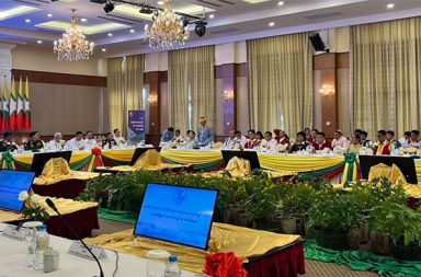 စစ်အုပ်စုနှင့် တော်လှန်ရေး အဖွဲ့များ၏ အနာဂတ် လမ်းကြောင်းများ ဆုံနိုင်ရန်ခက်ခဲနေဟု BNI ထောက်ပြ (NCA/2008 Constitution Vs Bottom Up Federalism) သတင်းနှင့် မီဒီယာ ကွန်ရက်။ ၂၀၂၆ ခုနှစ်၊ အောက်တိုဘာလ ၁၉ ရက်။ တစ်နိုင်ငံလုံး ပစ်ခတ်တိုက်ခိုက်မှု ရပ်စဲရေး သဘောတူစာချုပ် NCA နှင့် ၂၀၀၈ ဖွဲ့စည်းပုံအခြေခံဥပဒေကို အခြေခံသည့် စစ်အုပ်စု၏ ငြိမ်းချမ်းရေး လုပ်ငန်းစဉ်များနှင့် တော်လှန်ရေး အစုအဖွဲ့များ၏ ဖက်ဒရယ် ပြည်ထောင်စုသစ် တည်ဆောက်ရေး လုပ်ငန်းစဉ်များသည် မျဉ်းပြိုင် နှစ်ခုကဲ့သို့ ဖြစ်နေပြီး ဆုံမှတ်တစ်ခုသို့ ရောက်ရှိရန် ဖြစ်နိုင်ချေ နည်းပါးနေကြောင်း နိုင်ငံတကာ မြန်မာ့သတင်းအဖွဲ့ (BNI) က ပြောဆိုလိုက်သည်။ အောက်တိုဘာ ၁၄ ရက်တွင် ကျင်းပသည့် ‘မြန်မာ့ငြိမ်းချမ်းရေး လုပ်ငန်းစဉ်ကို ပုံဖော်ခြင်း ရည်ညွှန်း အကိုးအကား (၂၀၂၅-၂၀၂၆)’ စာအုပ် မိတ်ဆက်ပွဲ အခမ်းအနား၌ BNI က ထိုသို့ သုံးသပ်ပြောဆိုခဲ့ခြင်း ဖြစ်သည်။ BNI ဦးဆောင်ကော်မတီ အတွင်းရေးမှူး မတင်တင်ညိုက “အာဏာသိမ်း စစ်အုပ်စုဖက်ကနေပြီးတော့မှ ကျမတို့ ဒီ ၂၀၀၈ ဖွဲ့စည်းပုံ အောက်ကနေပြီးတော့ NCA လမ်းကြောင်းနဲ့ မူလရှိပြီးတဲ့ အစီအစဉ်တွေအတိုင်း ပြုပြင် ပြောင်းလဲရေးဆီကို ဦးတည်ထားတာမျိုးရှိတယ်။ တော်လှန်ရေးဖက်တွေကတော့ ဒီနိုင်ငံရေး စနစ်တစ်ရပ်လုံး ပေါ့နော်။ ပြုပြင်ပြောင်းလဲရေး ဒီ နိုင်ငံရေး အတွင်းမှာ စစ်တပ်ရဲ့ အခန်းကဏ္ဍလုံးဝ အဆုံးသတ်ရေးနဲ့ အရပ် သားအစိုးရ အုပ်ချုပ်မှု အပြည့်အဝ ထားရှိရေး ကို ချီတက်နေတယ်ဆိုတာကိုလည်း ကျမတို့ တွေ့ရှိရပါတယ်။ ဟု ပြောသည်။ မတင်တင်ညိုက ဆက်ပြီး “ဒါကြောင့်မို့လို့ ဒီလမ်းကြောင်း ၂ ခုက မျဉ်းပြိုင်လိုမျိုး ဖြစ်နေပြီးတော့မှ ဆုံနိုင်ဖို့က တော့ တော်တော်လေး ခက်ခဲနေတဲ့ အနေအထား မျိုးဖြစ်တယ်ပေါ့နော်။ ဒါ စစ်အုပ်စုဖက်က သွားနေတဲ့ လမ်းကြောင်းနဲ့ ကျမတို့ တော်လှန်ရေး ဖက်က သွားနေ တဲ့ လမ်းကြောင်းပေါ့” ဟု ပြောသည်။ စစ်အုပ်စုသည် ၂၀၀၈ ဖွဲ့စည်းပုံ အခြေခံဥပဒေနှင့် NCA လမ်းကြောင်းကို အခြေခံကာ NCA လက်မှတ်ထိုးထား သည့် တိုင်းရင်းသား လက်နက်ကိုင် အဖွဲ့အစည်းအချို့၊ လက်မှတ်မထိုးရသေးသည့် တရုတ်-မြန်မာနယ်စပ်ရှိ အဖွဲ့အစည်းအချို့တို့နှင့် တွေ့ဆုံဆွေးနွေးမှုများ ပြုလုပ်လျက် ရှိသည်။ အခြားတစ်ဖက်တွင်မူ တော်လှန်ရေး အစုအဖွဲ့များက နိုင်ငံရေးတွင် စစ်တပ် ပါဝင်ပတ်သက်မှုကို အပြီးသတ် အဆုံးသတ်ရေး၊ တန်းတူရေး၊ ကိုယ်ပိုင်ပြဋ္ဌာန်းခွင့်နှင့် ကိုယ့်ကြမ္မာကိုယ် ဖန်တီးနိုင်မည့် ဖက်ဒရယ် ဒီမိုကရေစီ ပြည်ထောင်စုသစ် တည်ဆောက်ရေးကို ဦးတည် ကြိုးပမ်းနေကြခြင်း ဖြစ်သည်။ BNI (Myanmar Peace Monitor - MPM) ၏ တာဝန်ခံ ကိုနှင်းကိုဦးကလည်း “သူက ၂၀၀၈ ဖွဲ့စည်း ပုံ အခြေခံဥပဒေ နောက် NCA ပေါ့နော် ဒီဟာတွေကို ဆက်ပြီးတော့ ဆွဲကိုင်ထားတယ်။ နောက်သူရဲ့ အာဏာ တည်မြဲရေး အတွက် သူရဲ့ လုပ်ဆောင်ချက်တွေကတော့ ဖုံးအုပ်ထားလို့ မရတဲ့ အခြေအနေမျိုး ဖြစ်နေတယ် ပေါ့နော်။ တော်လှန်ရေး အင်အားစုတွေဖက်ကိုကြည့်မယ်ဆိုရင်လည်း ကျနော်တို့ ဒီ အနာဂတ်နိုင်ငံရေးမှာ စစ်တပ်ရဲ့ စစ်တပ်ရဲ့ ပါဝင်နေမှု အဆုံးသတ်ရေးပေါ့နော်။ ဒီဟာက ကျနော်တို့ ဘုံသဘော တူညီချက် ၆ ရပ်ထဲမှာ အဓိက ကျတဲ့ အချက်ဖြစ်သလို တစ်ဖက်က အာဏာသိမ်းစစ်တပ်နဲ့ တွေ့ဆုံဆွေးနွေးရေး ဆိုတဲ့ ကိစ္စရပ်မှာ လည်း ဒီအချက်က အများကြီးမူတည်နေတဲ့ အနေအထားမျိုး ရှိတယ်ပေါ့နော်” ဟု ထောက်ပြထားသည်။ တော်လှန်ရေး အင်အားစုများက စစ်တပ်၏ နိုင်ငံရေးဆိုင်ရာ ပါဝင်မှုကို အဆုံးသတ်ရန် လုပ်ဆောင်နေသော် လည်း စစ်အုပ်စုသည် ၂၀၀၈ ဖွဲ့စည်းပုံ အောက်မှနေ၍ နိုင်ငံရေးအရ လွှမ်းမိုးထိန်းချုပ်မှု အာဏာကို ဆက်လက် ဆုပ်ကိုင်ထားပြီး အလျော့ပေးမည့် အရိပ်အယောင် မတွေ့ရကြောင်း BNI က ဆိုသည်။ ထိုအခြေအနေနှင့် ပတ်သက်၍ မတင်တင်ညိုက “ဒီလိုမဆုံနိုင်သေးတဲ့ လမ်းကြောင်း ၂ ခုက ဘယ်လမ်းကြောင်း ကတော့ လိုရာခရီးကို ပိုမိုနီးစပ်မလဲ ဆိုတာကတော့ ကျမတို့ ဒီ သက်ဆိုင်တဲ့ နိုင်ငံရေး သက်ဆိုင်သူတွေရဲ့ နိုင်ငံ ရေး စိတ်ဆန္ဒနဲ့ ဖက်ဒရယ် အာဏာခွဲဝေမှုဆိုင်ရာ ညှိနှိုင်း ဖော်ဆောင်နိုင်စွမ်းပေါ်မှာသာ ပိုပြီးတော့မှ မူတည် နိုင်လိမ့်မယ်လို့ ကျမတို့ သုံးသပ်ထားပါတယ်ပေါ့ လေနော်” ဟု ဆက် ပြောသည်။ စစ်အုပ်စုက ၂၀၀၈ ဖွဲ့စည်းပုံနှင့် NCA လမ်းကြောင်းမှတစ်ဆင့် ဆွေးနွေးနေမှုများသည် နိုင်ငံတကာတွင် တရား ဝင်မှု ရရှိရန် လုပ်ဆောင်ခြင်းသာ ဖြစ်သည်ဟု တော်လှန်ရေး အင်အားစုများက ရှုမြင်ကြသည်။ လက်ရှိတွင် တောင်တန်းနှင့် မြေပြန့် ဒေသအလိုက် ဖက်ဒရယ် အမြုတေများနှင့် ဖက်ဒရယ် အစိုးရများ ဖြစ်ထွန်း လာရေးအတွက် တော်လှန်ရေး အင်အားစုများက ကြိုးပမ်းလျက် ရှိသည်။ အဆိုပါ လမ်းကြောင်းနှစ်ခု မဆုံနိုင်သေးသည့် ကြားကာလအတွင်း စစ်ရေးပဋိပက္ခ ဒေသများရှိ ပြည်သူများမှာ စစ်အုပ်စုတပ်၏ လေကြောင်းနှင့် ဒရုန်း တိုက်ခိုက်မှု၊ လက်နက်ကြီး ပစ်ခတ်မှု၊ နေအိမ်များ မီးရှို့ဖျက်ဆီးခံရမှုနှင့် ဖမ်းဆီးနှိပ်စက် သတ်ဖြတ်ခံရမှု စသည့် လူ့အခွင့်အရေး ချိုးဖောက်မှုများကို ဆက်လက် ကြုံတွေ့ခံစားနေကြရ သည်။ ဓါတ်ပုံ - (နေပြည်တော်တွင် ကျင်းပပြုလုပ်ခဲ့သည့် (NCA) ၁၁ နှစ်ပြည့် အခမ်းအနား မြင်ကွင်း။ / Tai Freedom) #NCA #2008Constitution #Bottom Up Federalism