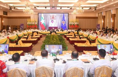 NCA လမ်းကြောင်းမှ သွေဖည်သည့် လုပ်ငန်းစဉ်များကို လက်ခံမည်မဟုတ်ဟု စစ်ခေါင်းဆောင်ပြော သတင်းနှင့် မီဒီယာ ကွန်ရက်။ ၂၀၂၆ ခုနှစ်၊ အောက်တိုဘာလ ၁၉ ရက်။ တစ်နိုင်ငံလုံး ပစ်ခတ်တိုက်ခိုက်မှု ရပ်စဲရေး သဘောတူစာချုပ် (NCA) လမ်းကြောင်းမှ သွေဖည်သည့် ငြိမ်းချမ်းရေး လုပ်ငန်းစဉ်များကို လက်ခံမည် မဟုတ်ကြောင်း စစ်အုပ်စုခေါင်းဆောင် ဦးမင်းအောင်လှိုင်က ပြောဆိုလိုက်သည်။ အောက်တိုဘာ ၁၅ ရက်နေ့က ပြုလုပ်သည့် NCA လက်မှတ်ရေးထိုးခြင်း ၁၁ နှစ်ပြည့် အခမ်းအနားသို့ ပေးပို့သည့် မိန့်ခွန်းအတွင်း စစ်အုပ်စုခေါင်းဆောင် မင်းအောင်လှိုင်က ထည့်သွင်းပြောဆိုခဲ့ခြင်း ဖြစ်သည်။ စစ်အုပ်စုခေါင်းဆောင် ဦးမင်းအောင်လှိုင်က “NCA ဟာ အပစ်အခတ်ရပ်စဲရေး သဘောတူစာချုပ်တစ်ခုသာ မဟုတ်ဘဲ လက်နက်ကိုင်ပဋိပက္ခတွေ အဆုံးသတ်ရေး၊ နိုင်ငံရေးဆွေးနွေးပွဲတွေ ကျင်းပရေးနဲ့ ဖက်ဒရယ် ပြည် ထောင်စု တည်ဆောက်ရေးအတွက် နိုင်ငံရေးနည်းလမ်းနဲ့ အဖြေရှာဖို့ ချမှတ်ထားတဲ့ လုပ်ငန်းမူဘောင်လည်း ဖြစ်ပါတယ်။ ဒါကြောင့် ရှိပြီးသား NCA သဘောတူညီချက်တွေကနေ သွေဖည်ခြင်းမရှိဘဲ NCA လမ်းကြောင်း ကို ဆက်လက်အကောင်အထည် ဖော်သွားကြဖို့ လိုအပ်ပါတယ်” ဟု ပြောသည်။ ၂၀၂၁ ခုနှစ် စစ်အာဏာသိမ်းပြီးနောက် ၂၀၀၈ ဖွဲ့စည်းပုံ အခြေခံဥပဒေနှင့် NCA စာချုပ်မှာ ပျက်ပြယ်သွားပြီ ဖြစ်ကြောင်း တိုင်းရင်းသား လက်နက်ကိုင် တော်လှန်ရေး အဖွဲ့အစည်းများနှင့် တော်လှန်ရေး အင်အားစုများက ကြေညာထားသော်လည်း စစ်အုပ်စုက ယင်းတို့ကို ဆက်လက် ကိုင်စွဲထားသည်။ စစ်အုပ်စုသည် NCA လက်မှတ်ရေးထိုးထားသည့် အဖွဲ့များ၊ လက်မှတ် မရေးထိုးရသေးသည့် အဖွဲ့များနှင့် တိုက်ပွဲဖြစ်ပွားနေသည့် အဖွဲ့များကိုပါ ငြိမ်းချမ်းရေး ဆွေးနွေးရန် ဖိတ်ခေါ်မှုများ ပြုလုပ်လျက် ရှိသည်။ ယင်းအခြေအနေနှင့် ပတ်သက်၍ BNI ဦးဆောင်ကော်မတီ အတွင်းရေးမှူး မတင်တင်ညိုက “၂၀၀၈ ဖွဲ့စည်းပုံ အခြေခံ ဥပဒေနဲ့ NCA လမ်းကြောင်းကို ကျမတို့ အဓိကတွေ့ရှိရမယ်။ ဆိုတော့ အဲဒီထဲမှာ ဆိုလို့ရှိရင် NCA လက်မှတ်မထိုးရသေးတဲ့ အဖွဲ့တွေအတွက်ကိုတော့ NCA Plus ဆိုတဲ့ ဒီချည်းကပ်မှုမျိုးကတော့ ရှိနေတယ်ပေါ့။ ဆိုတော့ ဒီနေရာမှာ ကျမတို့ ကြည့်လိုက်မယ်ဆိုရင် စစ်အုပ်စုရဲ့ ရပ်တည်ချက်ကို ကျမတို့ ကြည့်လို့ရ တယ်။ ဆိုတော့ ၂၀၀၈ ဖွဲ့စည်းပုံအောက်ကနေ စစ်တပ်ရဲ့ အလျော့ပေးမဲ့ အရိပ်အယောင်မျိုး ကျမတို့ မတွေ့ ရှိရ သေးဘူး။ အဲဒီ ၂၀၀၈ အောက်ကနေ စစ်တပ်ရဲ့ နိုင်ငံရေးအရ နောက်ပြီးတော့မှ လွှမ်းမိုးထိန်းချုပ်မှု အာဏာပေါ့။ ဒါတွေကို သေချာဆက်ပြီးတော့မှ ဆွဲမယ်ဆိုတဲ့ဟာမျိုးကိုလည်း ကျမတို့ ပိုပြီးတော့ တွေ့ရတာပေါ့” ဟု ထောက်ပြထားသည်။ ယခင်က NCA လက်မှတ်ရေးထိုးခဲ့ပြီး လက်ရှိတွင် တိုက်ပွဲများ ဖြစ်ပွားနေသည့် ကရင်အမျိုးသား အစည်းအရုံး (KNU)၊ ချင်းအမျိုးသား တပ်ဦး (CNF)၊ မြန်မာနိုင်ငံလုံးဆိုင်ရာ ကျောင်းသားများ ဒီမိုကရက်တစ်တပ်ဦး (ABSDF) တို့ကို တွေ့ဆုံဆွေးနွေး ကြရန်နှင့် ပြည်သူ့ ကာကွယ်ရေးတပ် (PDF) များကိုပါ ဥပဒေဘောင်အတွင်း ဝင်ရောက်လာရန် စစ်အုပ်စုခေါင်းဆောင်က NCA ၁၁ နှစ် ပြည့် မိန့်ခွန်းထဲတွင် ဖိတ်ခေါ်တောင်းဆိုထားသည်။ သို့သော်လည်း တန်းတူရေးနှင့် ကိုယ်ပိုင်ပြဋ္ဌာန်းခွင့် တောင်းဆိုမှုများတွင် ကန့်သတ်ချက်များ ရှိနေဆဲ ဖြစ်သည်။ စစ်အုပ်စုခေါင်းဆောင် ဦးမင်းအောင်လှိုင်က “ငြိမ်းချမ်းရေးနဲ့ ပတ်သက်ပြီး မိမိတို့ဖြစ်ချင်တာတွေကို တောင်း ဆိုနေမယ့်အစား ဖြစ်သင့်ဖြစ်ထိုက်တာနဲ့ ဖြစ်နိုင်တာတွေကို တွေ့ဆုံဆွေးနွေး အဖြေရှာပြီး ပူးပေါင်းဆောင်ရွက် ကြဖို့ တိုက်တွန်းလိုပါတယ်” ဟု ပြောသည်။ တစ်ဖက်တွင်လည်း တော်လှန်ရေး အင်အားစုများက နိုင်ငံရေးတွင် စစ်တပ် ပါဝင်ပတ်သက်မှု အဆုံးသတ်ရေးနှင့် ဖွဲ့စည်းပုံ အခြေခံဥပဒေသစ် ရေးဆွဲကာ ဖက်ဒရယ် ဒီမိုကရေစီ ပြည်ထောင်စုသစ် တည်ဆောက်ရန် ကြိုးပမ်းနေ ကြပြီး ၂၀၀၈ အခြေခံဥပဒေနှင့် NCA လမ်းကြောင်းမှ လာမည့် မည်သည့် ဆွေးနွေးမှုကိုမျှ လက်ခံမည် မဟုတ် ကြောင်း ပြောဆိုထားကြသည်။ ဓါတ်ပုံ - (စစ်အုပ်စုခေါင်းဆောင်က NCA ၁၁ နှစ်ပြည့် အခမ်းအနားတွင် မိန့်ခွန်းပြောနေစဉ်/ NCA – GOV) #NCA