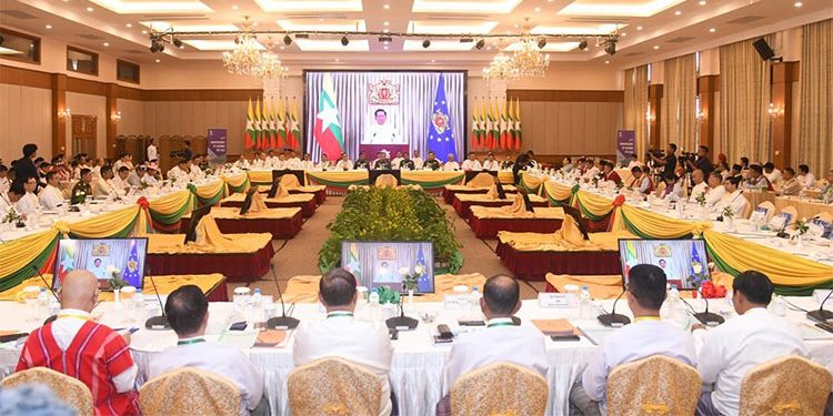 NCA လမ်းကြောင်းမှ သွေဖည်သည့် လုပ်ငန်းစဉ်များကို လက်ခံမည်မဟုတ်ဟု စစ်ခေါင်းဆောင်ပြော သတင်းနှင့် မီဒီယာ ကွန်ရက်။ ၂၀၂၆ ခုနှစ်၊ အောက်တိုဘာလ ၁၉ ရက်။ တစ်နိုင်ငံလုံး ပစ်ခတ်တိုက်ခိုက်မှု ရပ်စဲရေး သဘောတူစာချုပ် (NCA) လမ်းကြောင်းမှ သွေဖည်သည့် ငြိမ်းချမ်းရေး လုပ်ငန်းစဉ်များကို လက်ခံမည် မဟုတ်ကြောင်း စစ်အုပ်စုခေါင်းဆောင် ဦးမင်းအောင်လှိုင်က ပြောဆိုလိုက်သည်။ အောက်တိုဘာ ၁၅ ရက်နေ့က ပြုလုပ်သည့် NCA လက်မှတ်ရေးထိုးခြင်း ၁၁ နှစ်ပြည့် အခမ်းအနားသို့ ပေးပို့သည့် မိန့်ခွန်းအတွင်း စစ်အုပ်စုခေါင်းဆောင် မင်းအောင်လှိုင်က ထည့်သွင်းပြောဆိုခဲ့ခြင်း ဖြစ်သည်။ စစ်အုပ်စုခေါင်းဆောင် ဦးမင်းအောင်လှိုင်က “NCA ဟာ အပစ်အခတ်ရပ်စဲရေး သဘောတူစာချုပ်တစ်ခုသာ မဟုတ်ဘဲ လက်နက်ကိုင်ပဋိပက္ခတွေ အဆုံးသတ်ရေး၊ နိုင်ငံရေးဆွေးနွေးပွဲတွေ ကျင်းပရေးနဲ့ ဖက်ဒရယ် ပြည် ထောင်စု တည်ဆောက်ရေးအတွက် နိုင်ငံရေးနည်းလမ်းနဲ့ အဖြေရှာဖို့ ချမှတ်ထားတဲ့ လုပ်ငန်းမူဘောင်လည်း ဖြစ်ပါတယ်။ ဒါကြောင့် ရှိပြီးသား NCA သဘောတူညီချက်တွေကနေ သွေဖည်ခြင်းမရှိဘဲ NCA လမ်းကြောင်း ကို ဆက်လက်အကောင်အထည် ဖော်သွားကြဖို့ လိုအပ်ပါတယ်” ဟု ပြောသည်။ ၂၀၂၁ ခုနှစ် စစ်အာဏာသိမ်းပြီးနောက် ၂၀၀၈ ဖွဲ့စည်းပုံ အခြေခံဥပဒေနှင့် NCA စာချုပ်မှာ ပျက်ပြယ်သွားပြီ ဖြစ်ကြောင်း တိုင်းရင်းသား လက်နက်ကိုင် တော်လှန်ရေး အဖွဲ့အစည်းများနှင့် တော်လှန်ရေး အင်အားစုများက ကြေညာထားသော်လည်း စစ်အုပ်စုက ယင်းတို့ကို ဆက်လက် ကိုင်စွဲထားသည်။ စစ်အုပ်စုသည် NCA လက်မှတ်ရေးထိုးထားသည့် အဖွဲ့များ၊ လက်မှတ် မရေးထိုးရသေးသည့် အဖွဲ့များနှင့် တိုက်ပွဲဖြစ်ပွားနေသည့် အဖွဲ့များကိုပါ ငြိမ်းချမ်းရေး ဆွေးနွေးရန် ဖိတ်ခေါ်မှုများ ပြုလုပ်လျက် ရှိသည်။ ယင်းအခြေအနေနှင့် ပတ်သက်၍ BNI ဦးဆောင်ကော်မတီ အတွင်းရေးမှူး မတင်တင်ညိုက “၂၀၀၈ ဖွဲ့စည်းပုံ အခြေခံ ဥပဒေနဲ့ NCA လမ်းကြောင်းကို ကျမတို့ အဓိကတွေ့ရှိရမယ်။ ဆိုတော့ အဲဒီထဲမှာ ဆိုလို့ရှိရင် NCA လက်မှတ်မထိုးရသေးတဲ့ အဖွဲ့တွေအတွက်ကိုတော့ NCA Plus ဆိုတဲ့ ဒီချည်းကပ်မှုမျိုးကတော့ ရှိနေတယ်ပေါ့။ ဆိုတော့ ဒီနေရာမှာ ကျမတို့ ကြည့်လိုက်မယ်ဆိုရင် စစ်အုပ်စုရဲ့ ရပ်တည်ချက်ကို ကျမတို့ ကြည့်လို့ရ တယ်။ ဆိုတော့ ၂၀၀၈ ဖွဲ့စည်းပုံအောက်ကနေ စစ်တပ်ရဲ့ အလျော့ပေးမဲ့ အရိပ်အယောင်မျိုး ကျမတို့ မတွေ့ ရှိရ သေးဘူး။ အဲဒီ ၂၀၀၈ အောက်ကနေ စစ်တပ်ရဲ့ နိုင်ငံရေးအရ နောက်ပြီးတော့မှ လွှမ်းမိုးထိန်းချုပ်မှု အာဏာပေါ့။ ဒါတွေကို သေချာဆက်ပြီးတော့မှ ဆွဲမယ်ဆိုတဲ့ဟာမျိုးကိုလည်း ကျမတို့ ပိုပြီးတော့ တွေ့ရတာပေါ့” ဟု ထောက်ပြထားသည်။ ယခင်က NCA လက်မှတ်ရေးထိုးခဲ့ပြီး လက်ရှိတွင် တိုက်ပွဲများ ဖြစ်ပွားနေသည့် ကရင်အမျိုးသား အစည်းအရုံး (KNU)၊ ချင်းအမျိုးသား တပ်ဦး (CNF)၊ မြန်မာနိုင်ငံလုံးဆိုင်ရာ ကျောင်းသားများ ဒီမိုကရက်တစ်တပ်ဦး (ABSDF) တို့ကို တွေ့ဆုံဆွေးနွေး ကြရန်နှင့် ပြည်သူ့ ကာကွယ်ရေးတပ် (PDF) များကိုပါ ဥပဒေဘောင်အတွင်း ဝင်ရောက်လာရန် စစ်အုပ်စုခေါင်းဆောင်က NCA ၁၁ နှစ် ပြည့် မိန့်ခွန်းထဲတွင် ဖိတ်ခေါ်တောင်းဆိုထားသည်။ သို့သော်လည်း တန်းတူရေးနှင့် ကိုယ်ပိုင်ပြဋ္ဌာန်းခွင့် တောင်းဆိုမှုများတွင် ကန့်သတ်ချက်များ ရှိနေဆဲ ဖြစ်သည်။ စစ်အုပ်စုခေါင်းဆောင် ဦးမင်းအောင်လှိုင်က “ငြိမ်းချမ်းရေးနဲ့ ပတ်သက်ပြီး မိမိတို့ဖြစ်ချင်တာတွေကို တောင်း ဆိုနေမယ့်အစား ဖြစ်သင့်ဖြစ်ထိုက်တာနဲ့ ဖြစ်နိုင်တာတွေကို တွေ့ဆုံဆွေးနွေး အဖြေရှာပြီး ပူးပေါင်းဆောင်ရွက် ကြဖို့ တိုက်တွန်းလိုပါတယ်” ဟု ပြောသည်။ တစ်ဖက်တွင်လည်း တော်လှန်ရေး အင်အားစုများက နိုင်ငံရေးတွင် စစ်တပ် ပါဝင်ပတ်သက်မှု အဆုံးသတ်ရေးနှင့် ဖွဲ့စည်းပုံ အခြေခံဥပဒေသစ် ရေးဆွဲကာ ဖက်ဒရယ် ဒီမိုကရေစီ ပြည်ထောင်စုသစ် တည်ဆောက်ရန် ကြိုးပမ်းနေ ကြပြီး ၂၀၀၈ အခြေခံဥပဒေနှင့် NCA လမ်းကြောင်းမှ လာမည့် မည်သည့် ဆွေးနွေးမှုကိုမျှ လက်ခံမည် မဟုတ် ကြောင်း ပြောဆိုထားကြသည်။ ဓါတ်ပုံ - (စစ်အုပ်စုခေါင်းဆောင်က NCA ၁၁ နှစ်ပြည့် အခမ်းအနားတွင် မိန့်ခွန်းပြောနေစဉ်/ NCA – GOV) #NCA