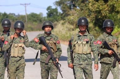 စစ်တွေ ဒကစ အနီးသို့ AA ထိုးဖောက်ဝင်ရောက်လာပြီး တိုက်ပွဲများ ပြင်းထန်နေ သတင်းနှင့် မီဒီယာ ကွန်ရက်။ ၂၀၂၆ ခုနှစ်၊ အောက်တိုဘာလ ၁၉ ရက်။ ရခိုင်ပြည်၊ စစ်တွေမြို့ရှိ စစ်အုပ်စု၏ တပ်နယ်မြေဖြစ်သော ဒေသကွပ်ကဲမှုစစ်ဌာနချုပ် (ဒကစ) အနီးသို့ အာရက္ခ တပ်တော် (AA) တပ်စခန်းအချို့ ထိုးဖောက်ဝင်ရောက်လာပြီး တိုက်ပွဲများ ဖြစ်ပွားလျက်ရှိကြောင်း ဒေသခံ စစ်ရေး သတင်းအရင်းအမြစ်များက ပြောသည်။ စစ်တွေမြို့နှင့် ၅ မိုင်၊ ၆ မိုင်ခန့်အကွာရှိ စစ်အုပ်စု ကာကင်းစခန်းအချို့ကို AA က အောက်တိုဘာလ တတိယပတ် အတွင်း ထိန်းချုပ်လိုက်ပြီးနောက် AA ၏ တန်ပြန်ထိုးစစ်ကြောင့် စစ်အုပ်စုတပ်သည် စခန်းများကို အပြင်းအထန် ခုခံကာကွယ်နေရသည်။ ဒေသခံ စစ်ရေးသတင်းအရင်းအမြစ် အမျိုးသားတစ်ဦးက “အမြင့်ကျွန်းမှာရှိတဲ့ တပ်မ ၁၀၁ ရဲ့ နည်းဗျူဟာ တစ်ခုကို AA က ပြင်းပြင်းထန်ထန် တိုက်နေတယ်။ ဝါဘိုကျေးရွာကို AA က ပြန်ပြီး ထိန်းချုပ်ထားနိုင်တဲ့ အနေအထားရှိတယ်။ ရေချမ်းပြင်က ခလရ ၂၇၀ အတွင်းထဲကိုတောင် လက်နက်ကြီးကျည်တွေ ကျရောက် ပေါက်ကွဲတဲ့ အနေအထား ရှိလာတယ်။ စစ်တပ် တပ်နယ်အနီးကို ဖောက်ဝင်လာတဲ့ အနေအထားပါ။ ရွှေမင်းဂံ ရေတပ်စခန်းနဲ့ စစ်တွေမြို့ကြားမှာ အင်အားတွေ ပို့ဆောင်ထားတယ်၊ ပြီးရင် စစ်တွေ၊ ပုဏ္ဏားကျွန်း၊ ပေါက် တော အစပ်မှာ တိုက်ပွဲရှိတယ်” ဟု ပြောသည်။ အာရက္ခတပ်တော် (AA) သည် အောက်တိုဘာ ၁၆ ရက်နေ့တွင် စစ်တွေမြို့နယ် မြောက်ဖျားပိုင်းရှိ အမြင့်ကျွန်းနှင့် ပါဒလိပ်အနီးရှိ စစ်အုပ်စု ကာကင်းအချို့ကို သိမ်းယူခဲ့ပြီး အမြင့်ကျွန်းနှင့် ရေချမ်းပြင်ဘက်ရှိ ကာကင်း ၅ ခုအထိ သိမ်းပိုက်ထားရာ ရေချမ်းပြင်အနီးတွင် လက်ရှိ တိုက်ပွဲများ ပြင်းထန်လျက်ရှိသည်။ လက်ရှိတွင် စစ်အုပ်စုသည် ခြေလျင်အင်အား ၁,၀၀၀ ကျော်ဖြင့် အမြင့်ကျွန်း၊ မင်းချောင်းတံတား၊ ပါဒလိပ်၊ ရေချမ်းပြင်နှင့် ဂန့်ဂေါ်ကျွန်းဘက်သို့ ထိုးစစ်ဆင်နေသဖြင့် AA နှင့် တိုက်ပွဲများ ပိုမို ပြင်းထန်နေခြင်း ဖြစ်သည်။ အခြားစစ်တွေဒေသခံ စစ်ရေးသတင်းအရင်းအမြစ်တစ်ဦးကလည်း “အခုရက်ပိုင်း ကြားရတာ စစ်တွေမြို့နယ်၊ ကျားမသောက်ကျေးရွာနားက စအရ ၉၀၈ စခန်းကို AA ဝိုင်းထားတယ်လို့ သိရတယ်။ အဲဒီနေရာဟာ စစ်တွေ မြို့နဲ့ ၅ မိုင်လောက်ပဲ ဝေးတော့တယ်။ စစ်တပ်ဟာ AA သိမ်းယူထားတဲ့ နယ်မြေတွေ ပြန်သိမ်းဖို့ ကြိုးစားရာ ကနေ မိမိခြေကုပ်နေရာတွေကိုပါ ပြန်ကာကွယ်နေရတဲ့ ပုံစံ ဖြစ်လာသလို AA ဘက်ကလည်း အကျအဆုံးတွေ ရှိတယ်လို့ ကြားရပါတယ်” ဟု ပြောသည်။ စစ်တွေမြို့နယ်၊ ကျားမသောက်ကျေးရွာအနီး တည်ရှိသော စစ်မြေပြင်အင်ဂျင်နီယာတပ်ရင်း (စအရ ၉၀၈) စခန်းသည် စစ်တွေမြို့နှင့် ၅ မိုင်ခန့်အကွာတွင် တည်ရှိပြီး မြို့လုံခြုံရေးအတွက် အရေးပါသောကြောင့် စစ်အုပ်စု က ခံစစ်ပြင်ဆင်ထားသည်မှာ ၂ နှစ်နီးပါး ကြာမြင့်ပြီဖြစ်သည်။ ထို့ပြင် စစ်တွေမြို့နယ်နှင့် ရသေ့တောင်မြို့နယ်အစပ် ရေချမ်းပြင်အနီးရှိ ကာကင်းစခန်းတစ်ခု၊ အောင်မင်္ဂလာ ကျေးရွာဘက်ရှိ ကင်းစခန်းများ၊ အသေးစားစခန်းများနှင့် ရှေ့ပြေးဘန်ကာများကိုလည်း AA က သိမ်းပိုက်ထား သည်။ လက်ရှိတွင် စစ်တွေမြို့နယ်အပါအဝင် ပုဏ္ဏားကျွန်းနယ်စပ်ရှိ ရွှေမင်းဂံရေတပ်စခန်း၊ ကံ့ကော်ကျွန်း၊ ဇော်မတက်၊ တောကန်နှင့် နာရီကန် ဝန်းကျင်တို့တွင်လည်း နှစ်ဖက်တိုက်ပွဲများ ဆက်လက် ပြင်းထန်လျက်ရှိသည်။ ဓါတ်ပုံ - (AA တပ်ဖွဲ့ဝင်အချို့ / Arakan Princess Media) #စစ်တွေ