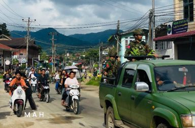 မိုးကုတ်တွင် လီဆူပြည်သူ့စစ်ဖွဲ့ရန် စစ်အုပ်စုနှင့် TNLA တပ်ဖွဲ့ဝင်ဟောင်း ဦးဂူဆီးတို့ အတင်းအဓမ္မ လူစုနေ သတင်းနှင့် မီဒီယာ ကွန်ရက်။ ၂၀၂၆ ခုနှစ်၊ အောက်တိုဘာလ ၁၉ ရက်။ မန္တလေးတိုင်း၊ မိုးကုတ်မြို့နယ်တွင် TNLA ၏ တပ်ဖွဲ့ဝင်ဟောင်း ဦးဂူဆီးဆိုသူ ဦးဆောင်သည့် တပ်ဖွဲ့ဝင်များ စစ်အုပ်စုထံ ပူးပေါင်းသွားပြီးနောက် မိုးကုတ်နှင့် မိုးမိတ်မြို့နယ်တို့တွင် လီဆူပြည်သူ့စစ် တပ်ဖွဲ့သစ် ဖွဲ့စည်းရန် အတွက် တပ်သားဟောင်းများနှင့် မိသားစုဝင်များကို အတင်းအဓမ္မ လိုက်လံဖမ်းဆီးနေကြောင်း ဒေသခံများက ပြောသည်။ တအာင်းတပ် TNLA တပ်မဟာ (၃) လက်အောက်ခံတပ်မှ တပ်ဖွဲ့ဝင်ဟောင်း လီဆူတိုင်းရင်းသား ဦးဂူဆီး ဦး ဆောင်သည့် တပ်ဖွဲ့ဝင်များသည် အောက်တိုဘာလ ၁၁ ရက်နေ့၊ ညနေပိုင်းက ကျောက်မဲမြို့အခြေစိုက် စစ်အုပ်စု တပ်ထံ ပူးပေါင်းသွားခဲ့ခြင်း ဖြစ်သည်။ ဦးဂူဆီသည် ရဲတပ်ဖွဲ့ဝင်ဟောင်းတစ်ဦး ဖြစ်ပြီး ၁၀၂၇ စစ်ဆင်ရေးတွင် TNLA တပ်ဖွဲ့နှင့် ပူးပေါင်းခဲ့ခြင်း ဖြစ်သည်။ အဆိုပါ အလင်းဝင်အဖွဲ့ကို စစ်အုပ်စုက အောက်တိုဘာလ ၁၄ ရက်နေ့၊ နံနက်ပိုင်းတွင် မိုးကုတ်မြို့ ဗျူဟာကုန်း၌ ကြိုဆိုပွဲ ပြုလုပ်ခဲ့ပြီးနောက် အလယ်ပိုင်းတိုင်းစစ်ဌာနချုပ် (လပခ) ၌ ထပ်မံ၍ အထူးဂုဏ်ပြုပွဲ ကျင်းပခဲ့ကြောင်း ဒေသခံများက ပြောသည်။ ထို့နောက် အောက်တိုဘာ ၁၄ ရက် ညနေပိုင်းတွင် မိုးကုတ်မြို့သို့ ပြန်လည်ရောက်ရှိလာပြီး စစ်အုပ်စု၏ စစ်ဘက် ရေးရာလုံခြုံရေးတပ်ဖွဲ့ (စရဖ) များနှင့် ပူးပေါင်းကာ လီဆူပြည်သူ့စစ်တပ်ဖွဲ့ ဖွဲ့စည်းနိုင်ရန် မိုးကုတ်နှင့် မိုးမိတ် မြို့နယ်အတွင်းရှိ TNLA တပ်တွင် တာဝန်ထမ်းဆောင်ခဲ့သည့် လီဆူတပ်သားဟောင်းများကို လိုက်လံဖမ်းဆီးမှု များ ပြုလုပ်နေခြင်း ဖြစ်သည်။ မိုးကုတ်ဒေသခံတစ်ဦးက “TNLA က တရားဝင် နားခွင့်ပေးထားတဲ့ တပ်သားဟောင်းတွေကို ပြည်သူ့စစ်ထဲ ထည့်ဖို့ လိုက်ဖမ်းနေတာပါ။ တပ်သားဟောင်းကို မတွေ့ရင် မိဘနဲ့ သားသမီးတွေကို ပြန်ပေးဆွဲ သဘောမျိုး အစားထိုး ဖမ်းဆီးသွားတာတွေ ရှိတယ်” ဟု ပြောသည်။ လက်ရှိတွင် မိုးမိတ်မြို့နယ် ဘော်ဒေနှင့် အောင်မြင်ကျေးရွာတို့မှ TNLA တပ်သားဟောင်း ၁၅ ဦးခန့်နှင့် မိသားစု ဝင် အစားထိုး ဖမ်းဆီးခံရသူ ၃၆ ဦးခန့်၊ စုစုပေါင်း ၅၁ ဦးကို မိုးကုတ်မြို့ရှိ ယာယီပြည်သူ့စစ်စခန်း၌ ခေါ်ဆောင် ထိန်းချုပ်ထားကြောင်း နီးစပ်သူတစ်ဦးက ပြောသည်။ အခြားမိုးကုတ်မြို့ခံတစ်ဦးက “အခုက ဘယ်လောက်တောင်ဆိုရင် အရင်က TNLA လက်အောက်မှာ လုပ်ခဲ့ပြီးမှ အခုက အိမ်မှာ မရှိကြဘူး၊ အဝေးတစ်နေရာမှာ စီးပွားရေးသွားလုပ်နေတယ်ဆိုရင် အဖေအမေကို ဆွဲသွား တယ်။ ရှင်းရှင်းပြောရရင် ပြန်ပေးဆွဲသဘောမျိုးကို လုပ်နေတာ။ မိုးမိတ်ဆိုရင်လည်း လီဆူလူမျိုးဆိုရင် တစ်အိမ်တစ်ဦး မလုပ်မနေရ အဲ့လိုမျိုးလာနေပြီ။ တို့လီဆူလူမျိုးတွေ မိုးကုတ်ကပဲဖြစ်ဖြစ် မိုးမိတ်ကပဲ ဖြစ် ဖြစ် အားလုံး ဒုက္ခရောက်လာနေပြီ။ အားလုံးသတိနဲ့ နေရနေရတယ်” ဟု ပြောသည်။ ၁၀၂၇ စစ်ဆင်ရေးကာလအတွင်း PSLF/TNLA နှင့် ပူးပေါင်းခဲ့သည့် ဦးဂူဆီး ဦးဆောင်သော လီဆူတပ်ဖွဲ့ဝင် ၅၀ ကျော်သည် ကတိသစ္စာကို ဖောက်ဖျက်၍ စစ်အုပ်စုထံ ဘက်ပြောင်း ပူးပေါင်းသွားသဖြင့် TNLA နှင့် သက်ဆိုင် ခြင်း မရှိတော့ကြောင်း PSLF/TNLA က အောက်တိုဘာလ ၁၉ ရက်နေ့တွင် သတင်းထုတ်ပြန်သည်။ အကယ်၍ ၎င်းတပ်ဖွဲ့က မိဘပြည်သူများအပေါ် ဖိနှိပ်စော်ကားပါက ပြည်သူ့ဘက်မှ ရပ်တည်၍ အရေးယူ ဆောင်ရွက်သွား မည်ဟုလည်း TNLA ထုတ်ပြန်ချက်တွင် ဖော်ပြထားသည်။ မိုးမိတ်ဒေသတွင် အခြေပြုသည့် ဂူဆီး ဦးဆောင်သောအဖွဲ့ကို TNLA ဗဟိုက နမ့်ဆန်သို့ တပ်ရွှေ့ပြောင်းရန် အမိန့်ပေးခဲ့သော်လည်း နားထောင်ခြင်းမရှိဘဲ ကျောက်မဲမြို့အခြေစိုက် စစ်အုပ်စုထံ တပ်ဖွဲ့ဝင် ၅၁ ဦးနှင့် လက် နက် ၄၉ လက်ဖြင့် သွားရောက် လက်နက်ချ ပူးပေါင်းခဲ့ခြင်းဖြစ်ကြောင်း စစ်ရေးသတင်းအရင်းအမြစ်များက ပြောသည်။ စစ်အုပ်စုနှင့် ပူးပေါင်းသွားသူ ဦးဂူဆီးမှာ မိုးကုတ်မြို့ ပိတ်ဆွယ်နယ်မြေ (၂) မှ ရဲတပ်သားဟောင်းတစ်ဦးသည်ဟု ဒေသခံများက ပြောသည်။ ၎င်းသည် ရဲတပ်ဖွဲ့မှ ထွက်ပြီးနောက် မိုးကုတ်မြို့ ဗျူဟာမှူးနှင့် ပူးပေါင်းကာ ဒေသခံများ၏ ကျောက်လုပ်ကွက် များကို အတင်းအဓမ္မ သိမ်းယူခြင်း၊ ၂၀၂၁ အာဏာသိမ်းပြီးနောက် စစ်အုပ်စုနှင့် ပူးပေါင်း၍ တော်လှန်ရေး အဖွဲ့ဝင်များကို ဖမ်းဆီးရမိအောင် ဒုက္ခပေးခြင်းများ ပြုလုပ်ခဲ့သူ ဖြစ်ကြောင်း ဒေသခံများက ဆိုသည်။ နောက်ပိုင်းတွင် တအာင်းအမျိုးသားလွတ်မြောက်ရေး တပ်မတော် (TNLA) ၏ ကျောထောက်နောက်ခံဖြင့် လီဆူတပ်ဖွဲ့ကို ဖွဲ့စည်းခွင့်ရရှိခဲ့သော်လည်း အခွင့်အရေးယူ၍ ကိုယ်ကျိုးရှာမှုများကြောင့် တပ်မဟာ (၃) မှ မိုင်းလုံနယ်သို့ ပြောင်းရွှေ့ခံရပြီးနောက် စစ်အုပ်စုထံ အလင်းဝင်သွားခြင်း ဖြစ်သည်။ လက်ရှိတွင် စစ်အုပ်စုနှင့် ဦးဂူဆီး ဦးဆောင်သည့် လီဆူပြည်သူ့စစ်အဖွဲ့သည် လီဆူတိုင်းရင်းသားများကို အသုံး ပြု၍ မိုးကုတ်နှင့် မိုးမိတ်နယ်မြေအတွင်း စီမံကိန်းများ ချမှတ် လုပ်ဆောင်ရန် ပြင်ဆင်နေသဖြင့် TNLA လီဆူ တပ်သားဟောင်းများ အနေဖြင့် အထူးသတိရှိစွာ နေထိုင်ကြရန် ဒေသခံများက တိုက်တွန်းထားသည်။ ဓါတ်ပုံ - (မိုးကုတ်မြို့တွင်း ဝင်လာသည့် TNLA တပ်ဖွဲ့ဝင်များကို မြို့ခံများနှင့်အတူ တွေ့ရစဉ်-ပုံဟောင်း / Mai A Hein) #မိုးကုတ် #ဦးဂူဆီး