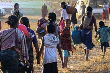 ရခိုင်ရှိ AA ထိန်းချုပ်မြို့များတွင် ဆန်ပြတ်လပ်မှုနှင့်အတူ ငွေကြေးကျပ်တည်းမှု ဆိုးရွားစွာ ကြုံတွေ့နေရ သတင်းနှင့် မီဒီယာ ကွန်ရက်။ ၂၀၂၆ ခုနှစ်၊ အောက်တိုဘာလ ၂၀ ရက်။ ရခိုင်ပြည်အတွင်း အာရက္ခတပ်တော် (AA) ထိန်းချုပ်ထားသည့် မြို့နယ်များတွင် စစ်အုပ်စုတပ်၏ လမ်းပန်းဆက် သွယ်ရေး ပိတ်ဆို့ထားမှုကြောင့် စားနပ်ရိက္ခာ ဆန်ပြတ်လပ်မှု အကျပ်အတည်းနှင့်အတူ ငွေစက္ကူ ရှားပါးသည့် ပြဿနာကို ဒေသခံ ပြည်သူများနှင့် စစ်ဘေးရှောင်များ ဆိုးရွားစွာ ရင်ဆိုင်နေကြရကြောင်း မြေပြင် ဒေသခံ များနှင့် စစ်ဘေးရှောင်အရေး ကူညီပေးနေသူများထံမှ သိရသည်။ ရခိုင်ပြည် တောင်ပိုင်းရှိ သံတွဲ၊ တောင်ကုတ်နှင့် ဂွ မြို့နယ်တို့တွင် လက်ရှိ၌ ဆန်ဝယ်ယူရန် ခက်ခဲနေသည့်အပြင် ဆန်စက်များတွင်ပါ ကြိုတင်အော်ဒါ မှာယူမှသာ အကန့်အသတ်ဖြင့် ဝယ်ယူခွင့် ရရှိတော့သည်။ ပြင်ပပေါက်ဈေးအရ ဆန်ကြမ်းတစ်အိတ်လျှင် ကျပ် ၁ သိန်းခွဲမှ ၁ သိန်း ၆ သောင်းအထိ ဈေးနှုန်း မြင့်တက်နေ သဖြင့် စစ်ဘေးရှောင်များနှင့် ဒေသခံများ ဝယ်ယူရန် ခက်ခဲလာနေသည်။ ဒေသခံ ပရဟိတသမားတစ်ဦးက “လက်ရှိ ရခိုင်တောင်ပိုင်းက စစ်ရှောင်တွေက တော်တော်ဒုက္ခရောက်ရတယ်။ စစ်တပ်က ဗုံးကြဲနေတော့ အလုပ်လည်း လုပ်စားလို့မရသလို စပါးလည်း စိုက်လို့မရ လှူတဲ့သူတွေလည်း မရှိ တော့ တော်တော်ခက်ခဲနေတာပါ။ အခုတောင်းစားတဲ့သူတွေ ခိုးတဲ့သူတွေများလာပါတယ်။ ဆန်ကြမ်း တွေ လည်း ဈေးတက်လာပါတယ်။ တခြားပြည်နယ်တွေနဲ့ အဆက်အသွယ် မရသလို ရခိုင်မြောက်ပိုင်းမြို့တွေကို လည်းသွားဖို့က ခက်ခဲပါတယ်” ဟု ပြောသည်။ ပြီးခဲ့သည့် အောက်တိုဘာလ ၆ ရက်နေ့မှစ၍ စစ်အုပ်စုတပ်၏ လေကြောင်းဗုံးကြဲမှုများ ကြောင့် သံတွဲ၊ တောင် ကုတ်နှင့် ဂွ မြို့နယ်တို့တွင် စစ်ဘေးရှောင် ၆၀၀ နီးပါး ထပ်မံ တိုးလာနေပြီး အကူအညီများ အရေးပေါ် လိုအပ်လျက် ရှိသည်။ ထို့ပြင် ရခိုင်ပြည်တစ်ဝှမ်း၌ စစ်ရေးပဋိပက္ခများကြောင့် လမ်းပန်းဆက်သွယ်ရေး ပြတ်တောက်ခြင်း၊ စိုက်ပျိုးရေး လုပ်ငန်းများ လျော့ကျလာခြင်းတို့အပြင် ဘဏ်လုပ်ငန်းယန္တရားများ လုံးဝရပ်ဆိုင်းလုနီးပါး ဖြစ်နေခြင်းကြောင့် ငွေစက္ကူ ပြတ်လပ်မှုနှင့် ရင်ဆိုင်နေရသည်။ ရခိုင်မြောက်ပိုင်း ငွေလဲလုပ်ငန်း လုပ်ကိုင်သူ အမျိုးသမီးတစ်ဦးက “သံတွဲ တောင်ကုတ်ဘက်တွေမှာလည်း ငွေသားက အဆင်မပြေ။ မြောက်ဦး၊ ကျောက်တော်ဘက် လာထုတ်တာတွေရှိတယ်။ ငွေသားက ခက်ခဲနေတယ် မလည်ပတ်ဘူးဆိုတော့ ခက်ခဲပါတယ်။ ရခိုင်တပြည်လုံး ပိုက်ဆံ အသစ်မမြင်ဖူးဘူး။ ဆိုင်တွေကလည်း ငွေသား နွမ်းရင် လက်မခံဘူး။ ကျမတို့ဆီလည်း ထုတ်လို့မရဘူး။ ငွေအသစ်က မမြင်ဘူးတာကြာပြီ။ ကျမတို့လည်း ဝန်ဆောင်ခက အခြေအနေအရ ယူရတာပါ” ဟု ပြောသည်။ ငွေသား ထုတ်ယူရာတွင် ယခင်က ကျပ် ၁ သိန်းလျှင် ၂,၀၀၀ မှ ၃,၀၀၀ ကျပ်ခန့်သာ ပေးရသော်လည်း လက်ရှိ တွင် ၇,၀၀၀ မှ ၈,၀၀၀ ကျပ်အထိ ပေးဆောင်နေရပြီး အချို့နေရာများ၌ ထုတ်ယူသည့် ပမာဏအပေါ် မူတည်၍ ၁၀ ရာခိုင်နှုန်း (ကျပ် ၁ သိန်းလျှင် ၁ သောင်းကျော်) အထိ ဝန်ဆောင်ခ ပေးနေရကြောင်း ဒေသခံများက ဆို သည်။ ရခိုင်ပြည်အတွင်းရှိ ပြည်သူများ၏ ဘဏ်အကောင့် အများစုကို စစ်အုပ်စုက ပိတ်သိမ်းခဲ့ပြီးနောက်ပိုင်း ငွေစက္ကူ ရှားပါးမှု ပိုမိုကြီးမားလာကာ ပြည်သူများမှာ Mobile Banking (KPay, Wave Money) စနစ်ကိုသာ အမှီပြုနေရ သော်လည်း မြေပြင်တွင် ငွေသား ပြတ်လပ်နေသဖြင့် အေးဂျင့် ဝန်ဆောင်ခများမှာ မကြုံစဖူး မြင့်တက်လျက် ရှိသည်။ ငွေသား ရှားပါးမှုကြောင့် ဒေသတွင်း အသေးစားနှင့် အလတ်စား စီးပွားရေးလုပ်ငန်းများ (MSMEs) ရပ်ဆိုင်းသွား သည့်အပြင် ကျန်းမာရေးကဏ္ဍတွင်လည်း အရေးပေါ် ဆေးရုံတက်ရန် သို့မဟုတ် ခွဲစိတ်ရန် လိုအပ်သည့် လူနာများမှာ ဆေးရုံသို့ ပေးချေရန် ငွေသားမရှိသဖြင့် အခက်အခဲနှင့် ရင်ဆိုင်နေရသည်။ စစ်အုပ်စုသည် AA ထိန်းချုပ်ထားသည့် မြို့နယ်များကို လေကြောင်းနှင့် ကုန်းကြောင်း လမ်းကြောင်းများ အား လုံး ပိတ်ဆို့ထားသဖြင့် ငွေစက္ကူသစ် စီးဝင်နိုင်ခြင်း မရှိပါက ရေရှည်တွင် ကုန်သွယ်မှုစနစ် ပျက်စီးကာ ကုန်ချင်း လဲလှယ်သည့် စနစ် (Barter System) သို့ ကူးပြောင်းသွားနိုင်သည့် အန္တရာယ်ရှိနေပြီး လက်ရှိအချိန်အထိ ဒေသ တွင်း သက်ဆိုင်ရာ အာဏာပိုင်များဘက်ကလည်း ထိရောက်သည့် ဖြေရှင်းနည်း ထုတ်ပြန်နိုင်ခြင်း မရှိသေးပေ။ ဓာတ်ပုံ – (ကျောက်တော်မြို့နယ်ရှိ စစ်ဘေးရှောင်စခန်းတစ်ခုသို့ ရောက်ရှိလာသည့် စစ်ဘေးရှောင် ပြည်သူများ ကို တွေ့ရစဉ်။ (ပုံဟောင်း) / AFP)