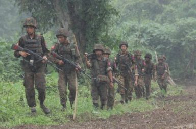 ဧရာဝတီတိုင်း သာပေါင်းနှင့် ရခိုင်ရိုးမအစပ်၌ တိုက်ပွဲပြင်းထန်၊ ဒုတိုင်းမှူး ကိုယ်တိုင် စစ်ဆင်ရေးဆင်းကွပ်ကဲ သတင်းနှင့် မီဒီယာ ကွန်ရက်။ ၂၀၂၆ ခုနှစ်၊ အောက်တိုဘာလ ၂၀ ရက်။ ဧရာဝတီတိုင်း၊ သာပေါင်းမြို့နယ်နှင့် ရခိုင်ရိုးမ အစပ်ကျေးရွာများတွင် တိုက်ပွဲများ ပြင်းထန်လျက်ရှိပြီး စစ်အုပ်စု ဘက်က အဆင့်မြင့် အရာရှိကြီးများ ကိုယ်တိုင် မြေပြင်ဆင်း၍ အနီးကပ် ကွပ်ကဲနေသော်လည်း ထိခိုက်သေဆုံး မှု များပြားနေကြောင်း ဒေသခံ စစ်ရေးသတင်းအရင်းအမြစ်များက ပြောသည်။ သာပေါင်းမြို့နယ်အတွင်းရှိ ကြက်သွန်ကွင်း - သဲဖြူ - မကျီးဇင် လမ်းပေါ်ရှိ သာပေါင်းကလေး၊ ကင်ပွန်းချဉ်နှင့် သဲဖြူ စသည့်နေရာများတွင် အောက်တိုဘာလ ၁၅ ရက်မှ ၁၈ ရက်နေ့အထိ တိုက်ပွဲများ ဖြစ်ပွားခဲ့ပြီး စစ်အုပ်စု ဘက်မှ အရာရှိအချို့ ကျဆုံးမှုများ ရှိခဲ့သည်။ ဧရာဝတီတိုင်း စစ်ရေးသတင်းအရင်းအမြစ် အမျိုးသားတစ်ဦးက “အေအေပူးပေါင်းတပ်က အခု ကြက်သွန် ကွင်း - သဲဖြူ - မကျီးဇင်လမ်းပိုင်းကို ထိုးစစ်လုပ်လာတာ အင်အားများတယ်။ ခမရ (၅၃၄) က ဒုတပ်ရင်းမှူး အပါအဝင် ထိခိုက်သေဆုံးသူ များတယ်လို့ သိရတယ်။ ဧရာဝတီတိုင်း ရိုးမတောင်ခြေကနေတဆင့် ရခိုင်ဘက်ဆီ ထိုးစစ်ဆင်ဖို့ကြိုးစားတဲ့ အာဏာသိမ်းစစ်တပ်ရဲ့ အဖြတ်လိုက် တပ်စုတွေကို ရိုးမတောင်ခြေက သာပေါင်း ကလေးကျေးရွာ အနီးဝန်းကျင်မှာ ဖြတ်တိုက်တာ” ဟု ပြောသည်။ သဲဖြူကျေးရွာအနီး တိုက်ပွဲတွင် စစ်အုပ်စုဘက်မှ ထိခိုက်သေဆုံးသူ များပြားခဲ့ပြီး ရုပ်အလောင်း ၃၀ နီးပါးနှင့် လက်နက်ခဲယမ်းများကို အာရက္ခတပ်တော် (AA) နှင့် ပူးပေါင်းမဟာမိတ်တပ်များက အောက်တိုဘာလ တတိယ ပတ်အတွင်း သိမ်းဆည်းရမိခဲ့သည်။ လက်ရှိတွင် ရေကြည်နှင့် သာပေါင်းမြို့နယ် ရိုးမတောင်တန်းတစ်လျှောက်၌ စစ်အုပ်စုသည် ဂွရိုးမမှတစ်ဆင့် ရခိုင်ပြည် တောင်ပိုင်းသို့ ဝင်ရောက်နိုင်ရန် ကြိုးပမ်းနေခြင်းဖြစ်ပြီး AA နှင့် ထိတွေ့တိုက်ပွဲများ ဖြစ်ပွားလျက် ရှိကာ စစ်အုပ်စုဘက်က လေကြောင်းနှင့် လက်နက်ကြီး ပစ်ကူများပါ အသုံးပြုနေသည်။ ထို့ပြင် စစ်အုပ်စုသည် ရိုးမတောင်ခြေတစ်လျှောက်ရှိ ကျေးရွာအချို့တွင် ယာယီအထိုင်စခန်းချ၍ ဒေသခံများနှင့် ရခိုင်စစ်ဘေးရှောင်များကို ပေါ်တာဆွဲခြင်း၊ ရိုးမပေါ်တက်ရာတွင် ဓါးစာခံအဖြစ် ခေါ်ဆောင်ခြင်းများ ပြုလုပ်နေ သည်။ ဒေသခံ စစ်ဘေးရှောင် အမျိုးသမီးတစ်ဦးက “ဘိုးတော်ချောင်းဖျား ဒေသမှာ တိုက်ပွဲတွေ မကြာခဏရှိနေ တယ်။ စစ်တပ်က ထွက်ပြေးလာတာတွေလည်း ရှိပါတယ်။ စခန်းသိမ်းတာတွေ လေကြောင်းပစ်ကူတာတွေ အပြင် ပေါ်တာဆွဲတာတွေ ရှိတယ်။ သူတို့ဘက်က စစ်သားတွေပြောတာ ဒုတိုင်းမှူး ဗိုလ်မှူးကြီး ရဲလင်းအောင် ကိုယ်တိုင် သဲဖြူဒေသအထိ ဆင်းပြီး စစ်ဆင်ရေးကို အနီးကပ် ကွပ်ကဲနေတယ်။ စစ်မှုထမ်းသစ်တွေကိုလည်း ရာထူး တိုးပေးမယ်၊ ရိုးမပေါ် အတင်းတက်ခိုင်းတယ်လို့လည်း ကြားပါတယ်” ဟု ပြောသည်။ စစ်အုပ်စုသည် ရခိုင်ရိုးမတစ်လျှောက် ရေကြည်နှင့် သာပေါင်းမြို့နယ်အတွင်းရှိ ရှေ့တန်းစစ်မျက်နှာများသို့ တပ်မ (၆၆) လက်အောက်ခံ ခလရ (၁) နှင့် ခလရ (၁၁) တပ်ရင်းများကို စေလွှတ်၍ တိုက်ခိုက်လျက်ရှိသည်။ စစ်အုပ်စုသည် အောက်တိုဘာလ ဒုတိယပတ်မှစတင်ကာ စစ်ရေးပြင်ဆင်မှုများနှင့် အင်အားဖြည့်တင်းမှုများ ပြုလုပ်၍ ရခိုင်ပြည်၊ ဂွမြို့နယ်သို့ ဦးတည်ကာ ကြည်း၊ ရေ၊ လေ စစ်ဆင်ရေးများကို လုပ်ဆောင်လျက်ရှိသည်။ ဓာတ်ပုံ – (စစ်အုပ်စုတပ်ဖွဲ့ဝင်များ (ပုံဟောင်း) / Crd)