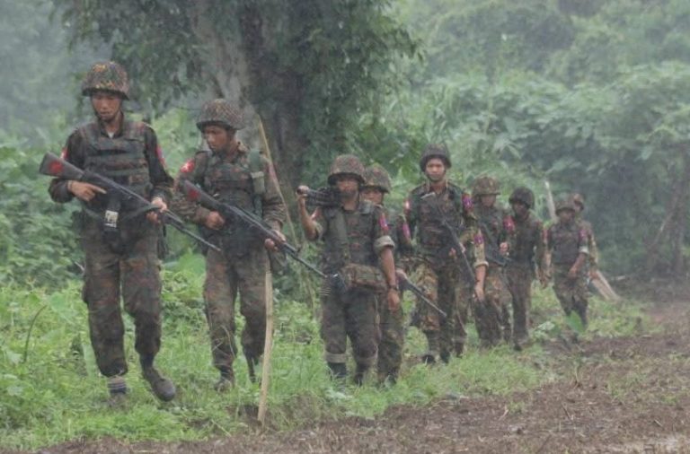 ဧရာဝတီတိုင်း သာပေါင်းနှင့် ရခိုင်ရိုးမအစပ်၌ တိုက်ပွဲပြင်းထန်၊ ဒုတိုင်းမှူး ကိုယ်တိုင် စစ်ဆင်ရေးဆင်းကွပ်ကဲ သတင်းနှင့် မီဒီယာ ကွန်ရက်။ ၂၀၂၆ ခုနှစ်၊ အောက်တိုဘာလ ၂၀ ရက်။ ဧရာဝတီတိုင်း၊ သာပေါင်းမြို့နယ်နှင့် ရခိုင်ရိုးမ အစပ်ကျေးရွာများတွင် တိုက်ပွဲများ ပြင်းထန်လျက်ရှိပြီး စစ်အုပ်စု ဘက်က အဆင့်မြင့် အရာရှိကြီးများ ကိုယ်တိုင် မြေပြင်ဆင်း၍ အနီးကပ် ကွပ်ကဲနေသော်လည်း ထိခိုက်သေဆုံး မှု များပြားနေကြောင်း ဒေသခံ စစ်ရေးသတင်းအရင်းအမြစ်များက ပြောသည်။ သာပေါင်းမြို့နယ်အတွင်းရှိ ကြက်သွန်ကွင်း - သဲဖြူ - မကျီးဇင် လမ်းပေါ်ရှိ သာပေါင်းကလေး၊ ကင်ပွန်းချဉ်နှင့် သဲဖြူ စသည့်နေရာများတွင် အောက်တိုဘာလ ၁၅ ရက်မှ ၁၈ ရက်နေ့အထိ တိုက်ပွဲများ ဖြစ်ပွားခဲ့ပြီး စစ်အုပ်စု ဘက်မှ အရာရှိအချို့ ကျဆုံးမှုများ ရှိခဲ့သည်။ ဧရာဝတီတိုင်း စစ်ရေးသတင်းအရင်းအမြစ် အမျိုးသားတစ်ဦးက “အေအေပူးပေါင်းတပ်က အခု ကြက်သွန် ကွင်း - သဲဖြူ - မကျီးဇင်လမ်းပိုင်းကို ထိုးစစ်လုပ်လာတာ အင်အားများတယ်။ ခမရ (၅၃၄) က ဒုတပ်ရင်းမှူး အပါအဝင် ထိခိုက်သေဆုံးသူ များတယ်လို့ သိရတယ်။ ဧရာဝတီတိုင်း ရိုးမတောင်ခြေကနေတဆင့် ရခိုင်ဘက်ဆီ ထိုးစစ်ဆင်ဖို့ကြိုးစားတဲ့ အာဏာသိမ်းစစ်တပ်ရဲ့ အဖြတ်လိုက် တပ်စုတွေကို ရိုးမတောင်ခြေက သာပေါင်း ကလေးကျေးရွာ အနီးဝန်းကျင်မှာ ဖြတ်တိုက်တာ” ဟု ပြောသည်။ သဲဖြူကျေးရွာအနီး တိုက်ပွဲတွင် စစ်အုပ်စုဘက်မှ ထိခိုက်သေဆုံးသူ များပြားခဲ့ပြီး ရုပ်အလောင်း ၃၀ နီးပါးနှင့် လက်နက်ခဲယမ်းများကို အာရက္ခတပ်တော် (AA) နှင့် ပူးပေါင်းမဟာမိတ်တပ်များက အောက်တိုဘာလ တတိယ ပတ်အတွင်း သိမ်းဆည်းရမိခဲ့သည်။ လက်ရှိတွင် ရေကြည်နှင့် သာပေါင်းမြို့နယ် ရိုးမတောင်တန်းတစ်လျှောက်၌ စစ်အုပ်စုသည် ဂွရိုးမမှတစ်ဆင့် ရခိုင်ပြည် တောင်ပိုင်းသို့ ဝင်ရောက်နိုင်ရန် ကြိုးပမ်းနေခြင်းဖြစ်ပြီး AA နှင့် ထိတွေ့တိုက်ပွဲများ ဖြစ်ပွားလျက် ရှိကာ စစ်အုပ်စုဘက်က လေကြောင်းနှင့် လက်နက်ကြီး ပစ်ကူများပါ အသုံးပြုနေသည်။ ထို့ပြင် စစ်အုပ်စုသည် ရိုးမတောင်ခြေတစ်လျှောက်ရှိ ကျေးရွာအချို့တွင် ယာယီအထိုင်စခန်းချ၍ ဒေသခံများနှင့် ရခိုင်စစ်ဘေးရှောင်များကို ပေါ်တာဆွဲခြင်း၊ ရိုးမပေါ်တက်ရာတွင် ဓါးစာခံအဖြစ် ခေါ်ဆောင်ခြင်းများ ပြုလုပ်နေ သည်။ ဒေသခံ စစ်ဘေးရှောင် အမျိုးသမီးတစ်ဦးက “ဘိုးတော်ချောင်းဖျား ဒေသမှာ တိုက်ပွဲတွေ မကြာခဏရှိနေ တယ်။ စစ်တပ်က ထွက်ပြေးလာတာတွေလည်း ရှိပါတယ်။ စခန်းသိမ်းတာတွေ လေကြောင်းပစ်ကူတာတွေ အပြင် ပေါ်တာဆွဲတာတွေ ရှိတယ်။ သူတို့ဘက်က စစ်သားတွေပြောတာ ဒုတိုင်းမှူး ဗိုလ်မှူးကြီး ရဲလင်းအောင် ကိုယ်တိုင် သဲဖြူဒေသအထိ ဆင်းပြီး စစ်ဆင်ရေးကို အနီးကပ် ကွပ်ကဲနေတယ်။ စစ်မှုထမ်းသစ်တွေကိုလည်း ရာထူး တိုးပေးမယ်၊ ရိုးမပေါ် အတင်းတက်ခိုင်းတယ်လို့လည်း ကြားပါတယ်” ဟု ပြောသည်။ စစ်အုပ်စုသည် ရခိုင်ရိုးမတစ်လျှောက် ရေကြည်နှင့် သာပေါင်းမြို့နယ်အတွင်းရှိ ရှေ့တန်းစစ်မျက်နှာများသို့ တပ်မ (၆၆) လက်အောက်ခံ ခလရ (၁) နှင့် ခလရ (၁၁) တပ်ရင်းများကို စေလွှတ်၍ တိုက်ခိုက်လျက်ရှိသည်။ စစ်အုပ်စုသည် အောက်တိုဘာလ ဒုတိယပတ်မှစတင်ကာ စစ်ရေးပြင်ဆင်မှုများနှင့် အင်အားဖြည့်တင်းမှုများ ပြုလုပ်၍ ရခိုင်ပြည်၊ ဂွမြို့နယ်သို့ ဦးတည်ကာ ကြည်း၊ ရေ၊ လေ စစ်ဆင်ရေးများကို လုပ်ဆောင်လျက်ရှိသည်။ ဓာတ်ပုံ – (စစ်အုပ်စုတပ်ဖွဲ့ဝင်များ (ပုံဟောင်း) / Crd)