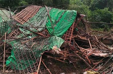 ချင်းပြည် ပလက်ဝ၌ ၂ ရက်ဆက် လေကြောင်းတိုက်ခိုက်ခံရ၍ ၆ လသား ကလေးငယ် အပါအဝင် ၉ ဦး သေဆုံး သတင်းနှင့် မီဒီယာ ကွန်ရက် ၂၀၂၆ ခုနှစ်၊ အောက်တိုဘာလ ၂၁ ရက်။ ချင်းပြည်တောင်ပိုင်း၊ ပလက်ဝမြို့နယ်ရှိ ပီချောင်းဆုံ ကုန်တင်ဆိပ်ကို စစ်အုပ်စုတပ်က ၂ ရက်ဆက်တိုက် လေကြောင်းမှ ဗုံး ၅၀ နီးပါး ကြဲချတိုက်ခိုက်ခဲ့သဖြင့် ၆ လသားအရွယ် ကလေးငယ်တစ်ဦး အပါအဝင် အရပ် သား ၉ ဦး ထက်မနည်း သေဆုံးခဲ့ကြောင်း ဒေသခံများက ပြောသည်။ ရခိုင်ပြည်အတွင်းသို့ အိန္ဒိယဘက်မှ ကုန်စည်များ စီးဆင်းရာ အဓိက ကျောရိုးဖြစ်သည့် ပီချောင်းဆုံ ကုန်တင် ဆိပ်နှင့် အနီးဝန်းကျင်ကို စစ်အုပ်စုတပ်က အောက်တိုဘာလ ၁၈ ရက်နှင့် ၁၉ ရက်တို့တွင် ဂျက်ဖိုက်တာနှင့် Y-12 လေယာဉ်များ အသုံးပြု၍ ဗုံးသီး အမြောက်အမြား ကြဲချခဲ့ခြင်း ဖြစ်သည်။ အောက်တိုဘာလ ၁၈ ရက် ပထမရက် တိုက်ခိုက်မှုတွင် သံထောင်ရွာမှ မိသားစုတစ်စု အပါအဝင် အသက် ၆ လသား ကလေးငယ်၊ ခရီးသည်များနှင့် ကုန်သည် စုစုပေါင်း ၉ ဦး သေဆုံးကာ ၄ ဦး ထိခိုက်ဒဏ်ရာ ရရှိခဲ့ပြီး ပျံကျဈေးဆိုင်များပါ လုံးဝ ပျက်စီးသွားခဲ့သည်။ ဒေသခံတစ်ဦးက “ဗုံးကြဲတာက တကယ့်ကို အဓိက ကုန်ဆိပ်နေရာကို တည့်တည့်ကြဲတာ။ သံထောင်ရွာက မိသားစုတစ်စုဆို လပွဲချင်းပြီး ဆုံးသွားတယ်။ ဒဏ်ရာတွေ ပြင်းထန်တယ်။ စစ်တပ်က တိုက်ပွဲမှာ ရှုံးရင် အရပ်သားတွေကိုပဲ ဒီလို မလိုမုန်းထား ပစ်မှတ်ထား တိုက်ခိုက်နေတာ” ဟု ပြောသည်။ စစ်တွေနှင့် ပေါက်တောမြို့နယ်များအတွင်းရှိ တိုက်ပွဲများ၌ စခန်းကြီးများနှင့် ကာကင်းများ လက်လွှတ်ဆုံးရှုံးနေ ရသည့် စစ်အုပ်စုတပ်သည် ပလက်ဝမြို့နယ်ရှိ ပီချောင်းဆုံ ကုန်တင်ဆိပ်ကို ၂ ရက်ဆက်တိုက် လေကြောင်းမှ ဗုံး ၅၀ နီးပါး ကြဲချတိုက်ခိုက်ခဲ့ခြင်း ဖြစ်သည်ဟု ဆိုသည်။ အောက်တိုဘာလ ၁၉ ရက် ဒုတိယရက်တွင်လည်း အဆိုပါ ကုန်တင်ဆိပ်နှင့် လုံးတူ-တွီစပ် လမ်းခွဲတို့ကို ထပ်မံ ဗုံးကြဲခဲ့သဖြင့် ခရီးသည်တင်ယာဉ်များ၊ ကုန်တင်ယာဉ်များနှင့် ဆိုင်ခန်းများ ထိခိုက်ပျက်စီးခဲ့ကာ ဒေသခံတစ်ဦး ဒဏ်ရာရရှိခဲ့သည်။ စစ်အုပ်စုတပ်သည် ပြီးခဲ့သည့် စက်တင်ဘာလ ၂၈ ရက်ကလည်း ကျောက်တော်မြို့ရှိ အိန္ဒိယဈေးကို လေကြောင်းမှ ဗုံးကြဲခဲ့ပြီးနောက် ယခုအခါ အိန္ဒိယဘက်မှ ကုန်စည်ဝင်ရောက်ရာ ကုန်ဆိပ်များကို ပစ်မှတ်ထား ဖျက်လိုဖျက်ဆီး ပြုလုပ်လာခြင်း ဖြစ်ကြောင်း စစ်ရေးလေ့လာသူများက သုံးသပ်ကြသည်။ လက်ရှိတွင် ရခိုင်နှင့် ချင်းပြည်အတွင်း စစ်ရေးအရ အထိနာပြီး စခန်းများ ဆက်တိုက် လက်လွှတ်နေရချိန်၌ စစ်အုပ်စုတပ်သည် စည်ကားသည့် ဈေးများ၊ ကျေးရွာများနှင့် စစ်ဘေးရှောင်စခန်းများကို လေကြောင်းမှ ပစ်မှတ်ထား တိုက်ခိုက်နေခြင်း ဖြစ်သည်ဟု ဆိုသည်။ စစ်အုပ်စုတပ်သည် ၂၀၂၆ ခုနှစ် မေလလယ်မှစ၍ မင်းတပ်၊ ကန်ပက်လက်၊ ရွှေအောင်သာ စသည့် စစ်မျက်နှာ များတွင် ချင်းပြည်သူ့တပ်မတော်နှင့် မဟာမိတ် ပူးပေါင်းတပ်များ၏ ခုခံတိုက်ခိုက်မှုကြောင့် မြေပြင်တွင် အထိနာနေပြီးနောက် ကျင်ဒွေးမြို့ဘက်သို့ ဦးတည်ကာ စစ်ကြောင်း ထပ်မံထိုးလာခြင်း ဖြစ်သည်။ ယခုတိုက်ခိုက်မှုအတွင်း စစ်အုပ်စုတပ်သည် ပီချောင်းဆုံနှင့် လုံးတူ-တွီစပ် လမ်းခွဲတို့သို့ ၂ ရက်အတွင်း ဂျက်ဖိုက် တာဖြင့် ဗုံးသီး ၄ လုံး၊ Y-12 လေယာဉ်ဖြင့် ဗုံးသီး ၁၁၂ လုံးအထိ စုစုပေါင်း ဗုံးသီး ၁၁၆ လုံးခန့် အလွန်အမင်း ကြဲချတိုက်ခိုက်ခဲ့ကြောင်း ချင်းပြည်သူ့အစည်းအရုံး (CPU/CPA) ၏ အောက်တိုဘာလ ၂၀ ရက်နေ့က ထုတ်ပြန်သည်။ မြေပြင်တွင် အထိနာနေသည့် စစ်အုပ်စုတပ်သည် ရှုံးမဲမဲကာ အရပ်သား ပြည်သူလူထုအပေါ် သူရဲဘောကြောင် စွာ နေ့ညမရွေး လေကြောင်းမှ ဗုံးကြဲတိုက်ခိုက်မှုများ ဆက်တိုက် ပြုလုပ်လာနေကြောင်း CPU/CPA က ထောက်ပြထားသည်။ သို့သော် “မိမိတို့ ပြည်သူများ၏ အသက်အိုးအိမ်နှင့် ဘိုးဘွားပိုင် ရေမြေတောတောင်များကို အစွမ်းကုန် ကာကွယ်သွားမည်” ဖြစ်ပြီး CPU ထိန်းချုပ်နယ်မြေအတွင်းရှိ ပြည်သူများအနေဖြင့်လည်း စစ်အုပ်စုတပ်၏ လေကြောင်း အန္တရာယ်ကို အထူးဂရုစိုက်ကြရန် အသိပေး ထုတ်ပြန်ထားသည်။ ဓာတ်ပုံ – (ပလက်ဝမြို့နယ်အတွင်းရှိ ပီချောင်းဆုံ ကုန်တင်ဆိပ်ကမ်း အနီးဝန်းကျင်ကို တွေ့ရစဉ်။ - CPU/CPA) #ပလက်ဝ