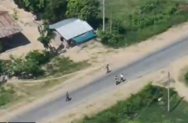 အင်းတော်၌ လမ်းမှားဝင်လာသည့် အရပ်သား ၂ ဦးကို စစ်တပ်က ဖမ်းဆီးပြီး ၁ ဦးကို အနီးကပ် ပစ်သတ် သတင်းနှင့် မီဒီယာ ကွန်ရက်။ ၂၀၂၆ ခုနှစ်၊ အောက်တိုဘာလ ၂၂ ရက်။ စစ်ကိုင်းတိုင်း၊ အင်းတော်မြို့နယ်၌ စစ်အုပ်စုတပ် စခန်းချထားသည့် မအူကုန်းကျေးရွာအနီးသို့ လမ်းမှားဝင် ရောက်လာသည့် အရပ်သား အမျိုးသား ၂ ဦးကို စစ်အုပ်စုတပ်က ဖမ်းဆီးပြီး ၁ ဦးအား အနီးကပ် ပစ်သတ်ခဲ့ ကြောင်း အမျိုးသားညီညွတ်ရေးအစိုးရ (NUG) ပြည်သူ့ကာကွယ်ရေးတပ်မတော် (စစ်ရုံးချုပ်) က ရုပ်သံဖိုင်နှင့် တကွ ထုတ်ပြန်လိုက်သည်။ အဆိုပါ အရပ်သား ၂ ဦးသည် ညောင်ကုန်းကျေးရွာဘက်မှ ဆိုင်ကယ်တစ်စီးဖြင့် ထွက်လာစဉ် စစ်အုပ်စုတပ် တပ်စွဲထားသည့် နေရာသို့ အောက်တိုဘာလ ၁၉ ရက် နံနက် ၁၁ နာရီ ၂၀ မိနစ်ခန့်က လမ်းမှား ရောက်ရှိသွားပြီး နောက် ဖမ်းဆီးခံခဲ့ရခြင်း ဖြစ်သည်။ ဖမ်းဆီးခံရသူများအနက် အသက် ၂၃ နှစ်ခန့်ရှိ အမျိုးသားတစ်ဦးကို လက်နောက်ပြန် ကြိုးတုပ်ကာ မြေပြင်တွင် မှောက်ခိုင်းပြီး သေနတ်ဒင်ဖြင့် အကြိမ်ကြိမ် ရိုက်နှက်နှိပ်စက်ခဲ့သည့်အပြင် သေနတ်ဖြင့် အနီးကပ် ပစ်သတ်ကာ ရုပ်အလောင်းကို လမ်းဘေးတွင် စွန့်ပစ်ထားခဲ့ကြောင်း NUG က ထုတ်ပြန်သည်။ ထို့ပြင် အသက် ၅၀ ကျော်အရွယ်ရှိ အခြား အမျိုးသားတစ်ဦးကိုလည်း လက်နောက်ပြန် ကြိုးတုပ်၍ ရိုက်နှက် နှိပ်စက်ပြီးနောက် လယ်ပြင်ကျေးရွာဘက်သို့ ဖမ်းဆီးခေါ်ဆောင်သွားခဲ့သည်။ မြေပြင်တွင် တာဝန်ထမ်းဆောင်နေသည့် ကာကွယ်ရေးတပ်ဖွဲ့ဝင် တစ်ဦးက “ဒီလမ်းက ရွှေဘို-မြစ်ကြီးနား လမ်းမကြီး။ ဒီရွာကလည်း ကားလမ်းမ နဘေးကရွာပဲ။ သူတို့ရဲ့အချက်အလက်အတိအကျတော့ မသိဘူး။ အသက် ၅၀ ကျော်က တစ်ယောက်၊ နောက်ထပ် အသက် ၂၀ ကျော်ကတစ်ယောက်လို့ သိထားတာ။ သူတို့ ဘယ်လို တော်စပ်လည်းတော့ မသိဘူးဗျ” ဟု ပြောသည်။ လက်ရှိတွင် အင်းတော်မြို့နယ်အတွင်း စစ်အုပ်စု၏ စစ်ကြောင်းလှုပ်ရှားမှုများနှင့် တိုက်ပွဲများအပြင် လေကြောင်းမှ ပြင်းထန်စွာ တိုက်ခိုက်မှုများပါ ဆက်လက် ဖြစ်ပွားလျက်ရှိသည်။ အဆိုပါ ကာကွယ်ရေးတပ်ဖွဲ့ဝင်က “လေကြောင်းပစ်ကူတွေကတော့ မြို့သိမ်းကာလတုန်းကထက်တောင် အလွန်အကျွံ သုံးစွဲနေပါတယ်။ ဗွီဒီယိုက အထိနာနေတဲ့ စစ်ကြောင်းဟာ ပိန်းအင်းရွာမှာ ပြည်သူကို ပစ်သတ် နေတဲ့ ဗွီဒီယို ဖြစ်ပါတယ်” ဟု ဆက် ပြောသည်။ စစ်အုပ်စုတပ်သည် တိုက်ပွဲနှင့် သက်ဆိုင်ခြင်းမရှိသည့် အပြစ်မဲ့ အရပ်သားများကို ပစ်မှတ်ထား ဖိနှိပ်သတ်ဖြတ် နေပြီး ယင်းလုပ်ရပ်များသည် စစ်ရာဇဝတ်မှု ပြောင်ပြောင်တင်းတင်း ကျူးလွန်နေခြင်းဖြစ်ကြောင်း NUG စစ်ရုံး ချုပ်က ထောက်ပြထားသည်။ ထို့ပြင် ခရီးသွား ပြည်သူများအနေဖြင့် အဆိုပါ စစ်ရာဇဝတ်မှုများနှင့် မကြုံတွေ့ရစေရန် လမ်းခရီး အခြေအနေ များကို ကြိုတင်စုံစမ်းကြရန်နှင့် သက်ဆိုင်ရာ နယ်မြေအလိုက် ထုတ်ပြန်ထားသည့် လုံခြုံရေး သတိပေးချက် များကို အထူးဂရုပြု လိုက်နာကြရန် တိုက်တွန်းထားသည်။ လက်ရှိတွင် ဖမ်းဆီးခေါ်ဆောင်ခံလိုက်ရသည့် အသက် ၅၀ ကျော်အရွယ် အမျိုးသား၏ အသက်အန္တရာယ် အခြေအနေနှင့် မည်သည့်နေရာ၌ ထိန်းသိမ်းထားသည်ဆိုသည့် အချက်များကို အသေးစိတ် မသိရသေးပေ။ စစ်ကိုင်းတိုင်းအထက်ပိုင်းနှင့် ကချင်ပြည်ကို ဆက်သွယ်ပေးထားသည့် မန္တလေး-သပိတ်ကျင်း-ထီးချိုင့်-ကသာ-အင်းတော်-မိုးညှင်း-မြစ်ကြီးနား ကုန်စည်စီးဆင်းရာ အဓိက လမ်းကြောင်းကို အလုံးစုံ ထိန်းချုပ်နိုင်ရန် စစ်အုပ်စု တပ်က ကြိုးပမ်းနေသဖြင့် စစ်ရေးအရ အရေးပါသည့် အင်းတော်မြို့နယ်အတွင်း တိုက်ပွဲများ ဆက်လက် ပြင်းထန်လျက်ရှိသည်။ ဓာတ်ပုံ – (အင်းတော်မြို့နယ်၌ စစ်အုပ်စုတပ်၏ ရိုက်နှက်ပစ်သတ်ခြင်းခံရပြီး ဒရွတ်တိုက် ဆွဲခေါ်သွားခံရသည့် မြင်ကွင်း။ / NUG စစ်ရုံးချုပ်) #အင်းတော်