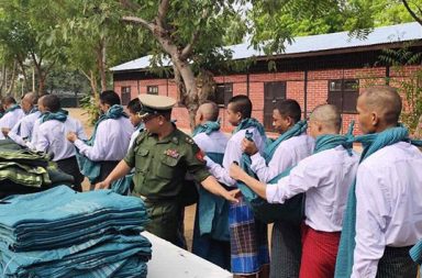 ပဲခူးတိုင်းအနောက်ပိုင်းတွင် လူတစ်ဦးလျှင် ကျပ်တစ်သိန်းအထိ စစ်အုပ်စုက စစ်မှုထမ်းကြေး ကောက်ခံနေ သတင်းနှင့် မီဒီယာ ကွန်ရက်။ ၂၀၂၆ ခုနှစ်၊ အောက်တိုဘာလ ၂၃ ရက်။ ပဲခူးတိုင်းအနောက်ခြမ်း၊ ပြည်ခရိုင်၊ ပန်းတောင်းမြို့နယ်အတွင်း စစ်အုပ်စု၏ အုပ်ချုပ်ရေးအဖွဲ့များက စစ်မှုထမ်း ကြေးကို တစ်ဦးလျှင် ကျပ်သိန်းဂဏန်းအထိ အတင်းအကျပ် တောင်းခံနေသဖြင့် ပြည်သူများ အခက်တွေ့နေကြ ကြောင်း ဒေသခံများက ပြောသည်။ အိမ်ထောင်စုတစ်စုလျှင် စစ်မှုထမ်း အသက်ကန့်သတ်ချက်အတွင်း ပါဝင်သူ တစ်ဦးရှိပါက ကျပ်တစ်သိန်း၊ ၃ ဦးရှိပါက ကျပ် ၃ သိန်းနှင့် စစ်မှုထမ်းအရွယ်မရှိသည့် အဘိုးအဘွား ၂ ဦးတည်း နေထိုင်သော အိမ်များကိုပင် ကျပ် ၃ သောင်းအထိ အုပ်ချုပ်ရေးမှူးနှင့် ရာအိမ်မှူးများက အတင်းအကြပ် ကောက်ခံနေခြင်း ဖြစ်သည်။ အသက် ၄၅ နှစ်အရွယ် ဒေသခံတစ်ဦးက “ဥသျှစ်ပင်နဲ့ ဥသျှစ်ပင်မြောက်ခြမ်း ကျေးရွာတွေ အဆိုးဆုံးပဲ။ တစ် ယောက်ရှိ တစ်သိန်း၊ နှစ်ယောက်ရှိ ၂ သိန်း။ လမ်းပေါ်တော့ အရင်လို ရုတ်ပျက်ဆင်းပျက် မဆွဲတော့ဘူး” ဟု ပြောသည်။ ထိုသို့ စစ်မှုထမ်းကြေး ကောက်ခံမှုကို ဥသျှစ်ပင်နှင့် ဥသျှစ်ပင်မြောက်ဘက်ခြမ်း၊ အနောက်ဘက်ခြမ်းရှိ ဘူး ဘက်၊ ရပ်သာအရှေ့ရွာ၊ ရပ်သာအနောက်ရွာ၊ တလုပ္ပင်၊ ကျွဲရဲ၊ ရေတွင်းလှ၊ တောင်ဘို့ကြီးနှင့် မြေဝါမှန်ကုန်း စသည့် ကျေးရွာများတွင် အများဆုံး ကောက်ခံနေသည့်အပြင် ပန်းတောင်းမြို့နှင့် ကပ်ရက်ရှိ ဒေါင်းမနား၊ မကျီး ထုံးနှင့် စွယ်တော်နတ်မောက် ကျေးရွာများတွင်လည်း ကောက်ခံလျက်ရှိသည်။ အသက် ၅၀ အရွယ် ရာအိမ်မှူးဟောင်းတစ်ဦးက “အရောင်းအဝယ်က ထွေအုပ်ကလုပ်တာ ရွာအုပ်ချုပ်ရေးမှူးနဲ့ မဆိုင်ဘူး။ အသားလွတ် ပေးရတာ။ စစ်မှုထမ်း ပါသွားသူကို နစ်နာကြေးပေးဖို့ဆို တော်သေးတယ်၊ အခုက ထွေအုပ် ချမ်းသာဖို့ ဖြစ်နေတာ” ဟု ရွာအလိုက် လူစားထိုး ကောက်ခံနေမှုနှင့် ပတ်သက်၍ ပြောသည်။ ကျေးရွာ သန်းခေါင်းစာရင်းများနှင့် တိုက်ဆိုင်ကာ စစ်မှုထမ်း ခေါ်ယူခြင်းဖြစ်သဖြင့် မဲပေါက်ပြီး ထွက်ပြေးသူ အချို့၏ မိသားစုများကိုလည်း လူမတွေ့ပါက မိဘကို ထောင်ဒဏ် ၁ နှစ် ချမှတ်မည်ဟု စစ်အုပ်စု၏ အုပ်ချုပ်ရေး အဖွဲ့များက ခြိမ်းခြောက်လျက်ရှိသည်။ ထို့ပြင် ကျောင်းတက်နေဆဲ ကျောင်းသားများကိုလည်း ကျောင်းနားကာ စစ်မှုထမ်းရမည်ဟု ကျေးရွာအုပ်ချုပ် ရေးမှူးများက တရားဝင် ပြောဆိုထားသည်။ ၂၀၂၄ ခုနှစ်က စတင်ခဲ့သည့် ပထမဆုံး စစ်မှုထမ်းအပတ်စဉ်များသည် ၂၀၂၆ ခုနှစ် ဧပြီလတွင် ၂ နှစ်ပြည့်ခဲ့ပြီ ဖြစ် ၍ အစားထိုးရန်အတွက် လူသစ် ပိုမိုစုဆောင်းရန် စစ်အုပ်စုက ညွှန်ကြားထားကြောင်း အုပ်ချုပ်ရေးမှူး တစ်ဦးက ပြောသည်။ စစ်အုပ်စုသည် ၂၀၂၅-၂၀၂၆ ရွေးကောက်ပွဲအပြီးပိုင်း ပြည်သူ့စစ်မှုထမ်းဥပဒေအရဆိုကာ လူဝင်မှုကြီးကြပ်ရေး ဌာန၏ အချက်အလက်များကို အသုံးပြု၍ စစ်မှုထမ်း အကျုံးဝင်သူများကို စာရင်းပြုစု မှတ်ပုံတင်ခိုင်းခြင်း၊ အလှည့်ကျ ဆင့်ခေါ်ခြင်းနှင့် တစ်ဦးထက်ပိုရှိသော အိမ်ထောင်စုများကို ရပ်ကွက်ရုံးများ၌ မဲနှိုက်ခိုင်းခြင်းတို့ကို ပြုလုပ်နေသည်။ ထို့ပြင် ကိုယ်တိုင် မသွားလိုသူများကို လူစားထိုး လဲလှယ်ရန်အတွက် ရပ်ကွက်၊ ကျေးရွာ အလိုက် စစ်မှုထမ်းကြေးများ ကောက်ခံနေခြင်း ဖြစ်သည်။ ဓာတ်ပုံ – (စစ်မှုထမ်းအဖြစ် စုဆောင်းခံထားရသူများကို တွေ့ရစဉ် / ပြည်သူ့စစ်မှုထမ်းများ စုစည်းရာ - တယ်လီ ဂရမ်) #ပဲခူးတိုင်း