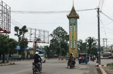 စစ်တွေအား AA သိမ်းမည်ဆိုသည့် ခန့်မှန်းချက်များကြောင့် NGO နှင့် INGO ဝန်ထမ်းအချို့ ပြောင်းရွှေ့ သတင်းနှင့် မီဒီယာ ကွန်ရက်။ ၂၀၂၆ ခုနှစ်၊ အောက်တိုဘာလ ၂၃ ရက်။ ရခိုင်ပြည်၊ စစ်တွေမြို့နယ်အတွင်း အာရက္ခတပ်တော် (AA) က ထိုးစစ်ဆင် စိမ့်ဝင်တိုက်ခိုက်လျက်ရှိပြီး မြို့ကို သိမ်းပိုက်တော့မည်ဆိုသည့် ခန့်မှန်းချက်များကြောင့် နိုင်ငံတကာအဖွဲ့အစည်းများဖြစ်သည့် NGO နှင့် INGO ဝန်ထမ်းအချို့ ရန်ကုန်မြို့သို့ ရွှေ့ပြောင်းလျက်ရှိကြောင်း ဒေသခံများက ပြောသည်။ စစ်တွေမြို့နယ်နှင့် ထိစပ်နေသည့် ပုဏ္ဏားကျွန်း နယ်စပ် ကာကင်းအချို့ကို စစ်အုပ်စုတပ်က ဆုံးရှုံးလာချိန်နှင့် AA ၏ ထိုးစစ်ဆင်မှုများ စစ်တွေမြို့နှင့် နီးကပ်လာချိန်တွင် ယခုကဲ့သို့ ဝန်ထမ်းများ ပြောင်းရွှေ့လာကြခြင်း ဖြစ် သည်။ စစ်တွေ ဒေသခံ အမျိုးသားတစ်ဦးက “လက်ရှိ စစ်တွေက မလုံခြုံတော့ဘူးဆိုတဲ့ သတင်းတွေ၊ မကြာခင် AA က သိမ်းတော့မယ်ဆိုတဲ့ သတင်းတွေကြောင့် NGO/INGO တွေ ထွက်ခွာနေတယ်ဆိုတာ ကြားရတယ်။ အောက်တို ဘာ ဒုတိယအပတ်မှာကတည်းက ထွက်ခွာနေကြပေမဲ့ အခုရက်ပိုင်း လူတွေပြောဆိုတာ ပိုများလာတယ်။ NGO/INGO ရုံးတွေမှာ ဝန်ထမ်းတွေ မရှိတော့ဘူးလို့ သိရတယ်။ တိုက်ပွဲကလည်း စစ်တွေမြို့ထဲအထိ ရောက် လာတော့မယ်လို့ ပြောဆိုနေကြပါတယ်” ဟု ပြောသည်။ ထို့ပြင် ယနေ့ အောက်တိုဘာလ ၂၃ ရက် နံနက်ပိုင်းတွင်လည်း စစ်အုပ်စုတပ်က စစ်တွေမြို့လယ်ခေါင် မောလိပ် ရပ်ကွက်၊ ရွှေငါးလမ်းဆုံနှင့် ကသစ်တောရပ်ကွက် အပါအဝင် လူစည်ကားရာ နေရာများကို Y-12 လေယာဉ်ဖြင့် ဗုံးကြဲတိုက်ခိုက်ခဲ့သဖြင့် အရပ်သား ၉ ဦးထက်မနည်း သေဆုံးပြီး အများအပြား ထိခိုက်ဒဏ်ရာရရှိခဲ့သည်။ ယခုကဲ့သို့ မြို့ပေါ် လူနေရပ်ကွက်များအထိ စစ်အုပ်စုတပ်က လေကြောင်းမှ ဗုံးကြဲတိုက်ခိုက်လာခြင်းကြောင့် မြို့ခံပြည်သူများနှင့် အဖွဲ့အစည်းများအကြား စိုးရိမ်ထိတ်လန့်မှုများ ပိုမိုမြင့်တက်လာပြီး မြို့မှ စွန့်ခွာရန် ပြင်ဆင် နေကြခြင်း ဖြစ်သည်။ ယခုအခါ AA ၏ စစ်တွေမြို့ ထိုးစစ်သည် ဒေသကွပ်ကဲရေးစစ်ဌာနချုပ် (ဒကစ) ကို ဦးတည်နေပြီး စစ်တွေမြို့ နယ် ကံ့ကော်ကျွန်းအနီးရှိ ဝါဘိုကျေးရွာကို AA က အပြီးသတ် ထိန်းချုပ်ထားနိုင်ခဲ့ကာ ရေချမ်းပြင်၊ ကျားမ သောက်၊ အမြင့်ကျွန်း၊ မင်းချောင်းနှင့် ပါဒလိတ် စသည့် နေရာများအပါအဝင် မြို့နယ်အနီးအပါး အနှံ့အပြား၌ တိုက်ပွဲများ ပြင်းထန်လျက်ရှိသည်။ အခြား ဒေသခံ အမျိုးသားတစ်ဦးက “AA က အမြင့်ကျွန်းနဲ့ ကျားမသောက်ဘက်ကို ပိုနီးကပ်လာနေတယ်၊ စစ်တွေမြို့နယ် မြောက်ပိုင်းနဲ့ ငပြီကျွန်းမှာလည်း တိုက်ခိုက်နေတယ်။ စစ်တွေနဲ့ ရေတပ် အဆက်အသွယ် ဖြတ် တောက်မှာကို စစ်တပ်က စိုးရိမ်နေတာကြောင့် ဆတ်ရိုးကျမှာ အင်အားတိုးချဲ့ ချထားတယ်။ ရဲတွေတောင် စစ်တွေက ပြေးနေကြတယ်။ INGO/NGO တွေ၏ ၈၀ ရာခိုင်နှုန်းလောက် စစ်တွေမှာ မရှိတော့ဘူး” ဟု ပြော သည်။ စစ်တွေမြို့၌ အခြေစိုက်ထားသည့် INGO နှင့် NGO ဝန်ထမ်းအချို့သည် ရန်ကုန်မြို့သို့ ကြိုတင် ရွှေ့ပြောင်းရာ တွင် လေယာဉ်လက်မှတ် အခက်အခဲများနှင့်ပါ ကြုံတွေ့ခဲ့ရသည်ဟု ဆိုသည်။ တစ်ဖက်တွင်လည်း စစ်တွေ၊ ပေါက်တောနှင့် ပုဏ္ဏားကျွန်း သုံးမြို့နယ် အစပ်ရှိ ငပြီကျွန်းတွင် စစ်အုပ်စုတပ်က ကြည်း၊ ရေ၊ လေ သုံးမျိုးလုံးဖြင့် အင်အားအလုံးအရင်း ထိုးစစ်ဆင်နေပြီး AA ဘက်ကလည်း တန်ပြန်တိုက်စစ် ဆင်နေသည့်အတွက် နှစ်ဖက် တိုက်ပွဲများ အပြင်းအထန် ဖြစ်ပွားလျက်ရှိသည်။ ဓာတ်ပုံ – (စစ်တွေမြို့တွင်း တစ်နေရာ - ပုံဟောင်း / Crd) #စစ်တွေမြို့