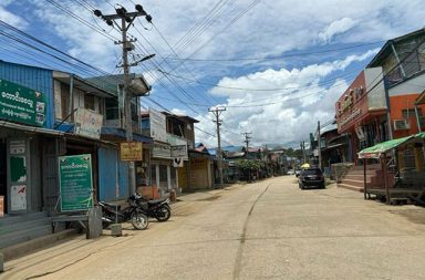 ဖားကန့်၌ တိုက်ပွဲမရှိဘဲ စစ်တပ်က လက်နက်ကြီး ရမ်းသမ်းပစ်၍ အရပ်သားများ ထိခိုက်ဒဏ်ရာရ သတင်းနှင့် မီဒီယာ ကွန်ရက်။ ၂၀၂၆ ခုနှစ်၊ အောက်တိုဘာလ ၂၃ ရက်။ ကချင်ပြည်၊ ဖားကန့်မြို့နယ်အတွင်း တိုက်ပွဲကြီးကြီးမားမား ဖြစ်ပွားခြင်း မရှိဘဲ စစ်အုပ်စုတပ်က လက်နက်ကြီး နှင့် သေနတ်များဖြင့် ရမ်းသမ်းပစ်ခတ်နေသဖြင့် လုံးခင်းကျေးရွာအတွင်း လက်နက်ကြီးနှင့် ဒရုန်းများ ကျရောက် ပေါက်ကွဲကာ အရပ်သား ထိခိုက်ဒဏ်ရာရရှိမှုများ ရှိခဲ့သည်။ လုံးခင်းဒေသ ရပ်ကွက် (၂) အတွင်းသို့ အောက်တိုဘာလ ၂၁ ရက်နေ့က စစ်အုပ်စုတပ်စွဲထားသည့် စစ်တပ်ကုန်း ဘက်မှ ပစ်ခတ်လိုက်သော လက် နက်ကြီး ကျရောက်ပေါက်ကွဲခဲ့၍ ဒေသခံ အရပ်သား ၄ ဦး ဒဏ်ရာရရှိခဲ့ပြီး ၎င်းတို့အနက် ၂ ဦးမှာ ဒဏ်ရာပြင်း ထန်သည်။ ထို့ပြင် အောက်တိုဘာလ ၂၁ ရက် နံနက်အစောပိုင်းကလည်း လုံးခင်း မိုးမလင်းဈေးသို့ သွားသည့် ဈေးသည် အမျိုးသမီးတစ်ဦးကို စစ်အုပ်စုတပ်က သေနတ်ဖြင့် ပစ်ခတ်ခဲ့သဖြင့် ခါးတွင် ကျည်ထိမှန် ဒဏ်ရာရရှိခဲ့သည်။ စစ်အုပ်စုတပ်၏ ရမ်းသမ်းပစ်ခတ်မှုများနှင့် ပတ်သက်၍ လုံးခင်းဒေသခံ အမျိုးသားတစ်ဦးက “ဒီဘက်မှာ တိုက်ပွဲဖြစ်တာ မရှိပါဘူး။ ဒါပေမဲ့ စစ်တပ်ကုန်းပေါ်ကနေ နေ့ရောညပါ လက်နက်ကြီးတွေနဲ့ ရမ်းပစ်နေတာ။ လုံးခင်းရွာထဲက အိမ်တစ်အိမ်ပေါ်လည်း ဒရုန်းကျပေါက်ကွဲသေးတယ်။ ဈေးသွားတဲ့ မိန်းမတစ်ယောက် လည်း သေနတ်နဲ့ ပစ်ခံရလို့ ခါးကျည်ထိသွားတယ်” ဟု ပြောသည်။ လက်ရှိတွင် ဖားကန့်မြို့နယ် လုံးခင်းကျေးရွာအတွင်း စစ်အုပ်စုတပ်က လက်နက်ကြီးများနှင့် ဒရုန်းများကို ဆက် တိုက် ရမ်းသမ်းပစ်ခတ်နေခြင်းကြောင့် ဒေသခံပြည်သူများ စိုးရိမ်ထိတ်လန့်နေကြရသည်။ တစ်ဖက်တွင်လည်း ကချင်ပြည်နှင့် စစ်ကိုင်းတိုင်း အစပ်ဒေသများဖြစ်သည့် ဖားကန့်မြို့နယ် ဆယ်ဇင်းဒေသ အပါအဝင် ဗန်းမော်နှင့် မံစီမြို့နယ်ဘက်တို့တွင် စစ်အုပ်စုတပ်က ထိုးစစ်ဆင်လာနေသဖြင့် ကချင်လွတ်လပ်ရေး တပ်မတော် (KIA) ပူးပေါင်းတပ်များနှင့် တိုက်ပွဲများ ပြင်းထန်လျက်ရှိသည်။ အဆိုပါ မြို့နယ်များတွင် စစ်အုပ်စုတပ်က လေကြောင်းမှ ဗုံးကြဲခြင်းနှင့် လက်နက်ကြီး ပစ်ခတ်ခြင်းများကို အရှိန် မြှင့် လုပ်ဆောင်လာနေသဖြင့် ပြည်သူများအနေဖြင့် အထူးဂရုပြုကြရန် ကချင်လွတ်လပ်ရေးအဖွဲ့ KIO/KIA ပြန်ကြားရေးတာဝန်ခံ ဗိုလ်မှူးကြီး နော်ဘူက သတိပေးထားသည်။ #ဖားကန့်