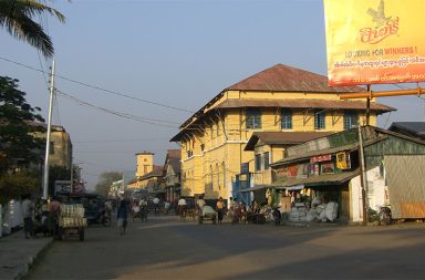 ဗုံးကြဲခံရပြီးနောက် စစ်တွေမြို့လယ်၌ ဈေးများပိတ်ကာ မြို့ခံများ စိုးရိမ်ထိတ်လန့်နေ သတင်းနှင့် မီဒီယာ ကွန်ရက်။ ၂၀၂၆ ခုနှစ်၊ အောက်တိုဘာလ ၂၃ ရက်။ စစ်အုပ်စုတပ်၏ လက်ကျန်ထိန်းချုပ်နယ်မြေ တစ်ခုဖြစ်သည့် ရခိုင်ပြည်၊ စစ်တွေမြို့လယ်ခေါင် လူစည်ကားရာနေရာများ အောက်တိုဘာလ ၂၃ ရက်နေ့၊ နံနက်ပိုင်းတွင် လေကြောင်းမှ ဗုံးကြဲတိုက်ခိုက်ခံရပြီးနောက် မြို့မဈေးကြီး အပါအဝင် ဈေးဆိုင်ခန်းများအားလုံး ပိတ်သိမ်းလိုက်ရပြီး တစ်မြို့လုံး စိုးရိမ်ထိတ်လန့်နေကြသည်။ ယနေ့ နံနက် ၈ နာရီဝန်းကျင်တွင် စစ်အုပ်စုတပ်၏ Y-12 လေယာဉ်နှင့် ဒရုန်းများသည် စစ်တွေမြို့ပေါ်၌ အဆက် မပြတ် ပျံဝဲကာ မောလိပ်ရပ်ကွက်ရှိ ရွှေငါးလမ်းဆုံ လက်ဖက်ရည်ဆိုင်၊ ကသစ်တောရပ်ကွက်နှင့် ကျားရုပ်ဘုန်း တော်ကြီးကျောင်း အပါအဝင် မြို့လယ်ခေါင် ၃ နေရာသို့ ဗုံးကြဲချခဲ့ခြင်းဖြစ်သည်။ အဆိုပါ တိုက်ခိုက်မှုကြောင့် နေရာတွင်ပင် အရပ်သား ၅ ဦး ပွဲချင်းပြီး သေဆုံးခဲ့ကာ ဒဏ်ရာရရှိသူ ၃၇ ဦးအနက် ဆေးရုံအရောက်တွင် ထပ်မံသေဆုံးသူများရှိသဖြင့် လက်ရှိအချိန်အထိ သေဆုံးသူ ၉ ဦးထက်မနည်း ရှိလာနေပြီ ဖြစ်သည်။ စစ်တွေမြို့ခံ အမျိုးသမီးတစ်ဦးက “မနက်က လေယာဉ်သံတွေ၊ ပေါက်ကွဲသံတွေ ကြားတော့ လက်နက်ကြီး ကျ တယ်ပဲထင်တာ။ နောက်မှ လူတွေ တရုန်းရုန်းနဲ့ ဈေးကနေ အိမ်ကို ပြန်ပြေးလာကြတော့မှ မြို့ထဲကို လေယာဉ် နဲ့ ကြဲတာလို့ သိရတာ။ အခုဆို မြို့မဈေးကြီးတွေရော လမ်းမကြီးပေါ်က ဆိုင်တွေပါ အကုန်ပိတ်လိုက်ကြပြီ။ ဘယ်သူမှလည်း အပြင်မထွက်ရဲကြတော့ဘူး” ဟု ပြောသည်။ ထို့ပြင် ဗုံးကြဲခံရသည့် ရွှေငါးလမ်းဆုံနှင့် မောလိပ်ရပ်ကွက်အနီးရှိ ဒေသခံအများအပြားမှာလည်း ထပ်မံ တိုက်ခိုက်ခံရမည်ကို စိုးရိမ်သဖြင့် ဘေးလွတ်ရာ နီးစပ်ရာ ရပ်ကွက်များသို့ ချက်ချင်း တိမ်းရှောင်နေကြရသည်။ အခြားမြို့ခံ အမျိုးသားတစ်ဦးကလည်း “အရင်ကတော့ မြို့ထဲကို လေယာဉ်နဲ့ မကြဲလောက်ဘူးလို့ ထင်ထား ကြတာ။ အခုလို မြို့လယ်ခေါင်ကို ပထမဆုံးအကြိမ် ဗုံးကြဲလိုက်တော့ လူတွေအကုန် ထိတ်လန့်သွားကြတာ ပေါ့။ မြို့ထဲမှာ အခြေအနေတွေက တော်တော်လေး ရုတ်ရုတ်သဲသဲ ဖြစ်သွားတယ်” ဟု ပြောသည်။ တစ်ဆက်တည်းမှာပင် စစ်တွေမြို့၏ အဓိက တပ်စခန်းတစ်ခုဖြစ်သည့် ရွှေမင်းဂံရေတပ်စခန်းကလည်း မြို့အနီး ဝန်းကျင်သို့ လက်နက်ကြီးများဖြင့် တရစပ် ပစ်ခတ်လျက်ရှိသည်။ လက်ရှိတွင် အာရက္ခတပ်တော် (AA) နှင့် စစ်အုပ်စုတပ်တို့အကြား တိုက်ပွဲများသည် စစ်တွေမြို့အခြေစိုက် ဒေသကွပ်ကဲမှုစစ်ဌာနချုပ် (ဒကစ) နှင့် ၄ မိုင်ခန့်အကွာရှိ ပါဒလိတ်၊ တောကန်၊ ကျားမသောက်နှင့် ရွှေမင်းဂံရေတပ် အနီးဝန်းကျင်များအထိ နီးကပ်လာနေသည်။ ထို့ပြင် ပေါက်တော (ဝီရဌာနီ) မြို့နယ်ရှိ ငပြီကျွန်းသို့ စစ်အုပ်စုတပ်က ကမ်းတက်ထိုးစစ်ဆင်ရန် ကြိုးပမ်းနေခြင်း ကြောင့် နှစ်ဖက် တိုက်ပွဲများလည်း ပြင်းထန်လျက်ရှိသည်။ စစ်တွေမြို့သည် ရခိုင်ပြည်မြောက်ပိုင်းတွင် စစ်အုပ်စုတပ်၏ နောက်ဆုံး လက်ကျန် ခံတပ်မြို့ဖြစ်ပြီး တိုက်ပွဲများ မြို့နှင့် နီးကပ်လာသည်နှင့်အမျှ စစ်အုပ်စုတပ်က အရပ်သားပြည်သူများနေထိုင်ရာ မြို့တွင်းနေရာများကိုပါ ပစ်မှတ်ထား တိုက်ခိုက်လာနေသဖြင့် မြို့ခံများအတွက် လုံခြုံရေး အန္တရာယ် ပိုမိုကြီးမားလာနေသည်။ ဓာတ်ပုံ – စစ်တွေမြို့တွင်းတစ်နေရာ / wiki #စစ်တွေ