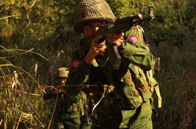 ငပြီကျွန်းကမ်းတက်တိုက်ပွဲတွင် စစ်အုပ်စု အကျအဆုံးများပြီး ထပ်မံကမ်းတက်ရန် ကြိုးစားနေ သတင်းနှင့် မီဒီယာ ကွန်ရက်။ ၂၀၂၆ ခုနှစ်၊ အောက်တိုဘာလ ၂၇ ရက်။ ရခိုင်ပြည်၊ စစ်တွေမြို့အရှေ့ဘက် ပေါက်တောမြို့နယ်အပိုင် ငပြီကျွန်းပေါ်တွင် စစ်အုပ်စုတပ်က အကျအဆုံးများ စွာဖြင့် ဆက်လက် ကမ်းတက်ရန် ကြိုးပမ်းလျက်ရှိကြောင်း ဒေသတွင်း စစ်ရေးသတင်း အရင်းအမြစ်များက ပြောသည်။ လက်ရှိ အခြေအနေအရ ကမ်းတက်နိုင်ခဲ့ပြီး ကျွန်းပေါ်တွင် ကျန်ရှိနေသည့် စစ်အုပ်စု လက်ကျန်စစ်သား အများစု မှာ လက်နက်ချ အလင်းဝင်ရောက်မှုများ ရှိနေသကဲ့သို့ သေဆုံးမှုများလည်း ရှိနေသည်။ စစ်အုပ်စု၏ ငပြီကျွန်း ကမ်းတက်ရန် ကြိုးပမ်းသည့် တိုက်ပွဲများတွင် အထိအခိုက်နှင့် အကျအဆုံး အင်မတန် များပြားခဲ့ပြီး ပထမဦးဆုံး ကမ်းတက်ရန် ကြိုးစားသည့်နေ့မှာပင် အတပ်ဖွဲ့ဝင် ၅၀ ခန့် ကျဆုံးခဲ့ကြောင်း အာရက္ခတပ်တော် (AA) နှင့် နီးစပ်သူ တစ်ဦးက ပြောသည်။ “တချို့တွေ ကမ်းပေါ်ရောက်လာတဲ့သူတွေလည်းပဲ ထိခိုက်၊ သေဆုံးတာ၊ ဖမ်းဆီးခံရတာတွေ ရှိပါတယ်။ နောက် ပိုင်းလည်းပဲ သူတို့ဘက်က ဆက်တိုက် ကမ်းတက်ဖို့ ကြိုးစားတဲ့ ဖြစ်စဉ်တွေမှာလည်းပဲ အထိအခိုက်၊ အကျ အဆုံးတွေ အင်မတန်များပါတယ်။ အေအေဆီမှာ အညံခံလိုက်ရတာတွေ များတော့ ကြည်း၊ ရေ၊ လေ အင်အား အလုံးအရင်းသုံး တိုက်နေတာ အခုတော့ အားပျော့သွားပြီ” ဟု ၎င်းက ပြောသည်။ အောက်တိုဘာ ၂၃ ရက်နေ့မှ ၂၅ ရက်နေ့အထိ ငပြီကျွန်းတိုက်ပွဲအတွင်း စစ်အုပ်စု တပ်သားများမှာ ရိက္ခာပြတ် လပ်ပြီး လက်နက်ချ အလင်းဝင်ရောက်ခဲ့မှုများ ရှိခဲ့သလို ကျေးရွာအချို့တွင် အဆက်အသွယ် ပြတ်တောက်နေ သည့် တပ်စိပ် အချို့လည်း ရှိနေဆဲ ဖြစ်သည်။ ဒေသခံ အမျိုးသား တစ်ဦးက “လေယာဉ်တွေနဲ့ ငပြီကျွန်းဘက်ကို ဗုံးကြဲတာတွေရှိနေပေမယ့် ကမ်းတက်ဖို့ လုပ်တဲ့ သင်္ဘောတွေတော့ မတွေ့တော့ဘူး၊ ရွှေမင်းဂံ ရေတပ်စခန်းကလည်း ပုဏ္ဏားကျွန်းနယ်စပ်ကို အာရုံစိုက် ရတော့ ဒီဘက်သိပ် မလာတော့ဘူး။ အေအေက ပြန်ထိန်းထားတယ်လို့ပြောနေတယ်။ ကျွန်းပေါ်မှာ ကျန်နေတဲ့ စစ်သားတွေ ငါးကန်၊ ပုဇွန်ကန်တွေမှာ ပုန်းနေတယ်လို့ ကြားတယ်၊ အေအေက မကြာခင် ဖမ်းမိမယ် ရိက္ခာတွေ လည်း ပြတ်နေတယ်” ဟု ပြောသည်။ စစ်အုပ်စုသည် Y-12 ထောက်ပို့လေယာဉ်များနှင့် တိုက်လေယာဉ် ၁၀ စီး ကျော်၊ စစ်သင်္ဘော ငါးစီးခန့်ဖြင့် ပစ်ကူပေးကာ အောက်တိုဘာ ၇ ရက်နေ့က ငပြီကျွန်းပေါ်သို့ စတင် ကမ်းတက်ခဲ့ခြင်း ဖြစ်သည်။ ထို့နောက် အောက်တိုဘာ ၁၇ ရက်နောက်ပိုင်းတွင် ဒုတိယအကြိမ် ကမ်းထပ်တက်ရန် ကြိုးပမ်းခဲ့သော်လည်း အထိအခိုက် အကျအဆုံးများပြားကာ ကမ်းမတက်နိုင်တော့ဘဲ ဖြစ်နေသည်။ လက်ရှိတွင် အာရက္ခတပ်တော်က စစ်တွေမြို့ပတ်လည် အခြေစိုက်တပ်ရင်းများနှင့် ဒကစတို့နှင့် အနီးဆုံးအထိ ချဉ်းကပ်ထားပြီး မြင့်ကျွန်းဝန်းကျင်ရှိ စစ်တပ်စခန်းများနှင့် ဝါဘိုအနီးဝန်းကျင် စခန်းများကိုလည်း သိမ်းပိုက်ရယူ ထားသည်။ ဓာတ်ပုံ – (ရက္ခိုင့်တပ်တော် (AA) တပ်ဖွဲ့ဝင်တချို့ စစ်ရေးလေ့ကျင့်နေကြစဉ် - ပုံဟောင်း။ / AA Info Desk) #ငပြီကျွန်း