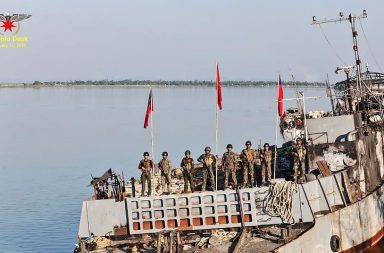 ရခိုင်ပြည် ကစ္ဆပနဒီမြစ်တွင်း စစ်တပ်ရေယာဉ် ၃ စီး တိုက်ခိုက်ခံရပြီး ၂ စီး နစ်မြုပ်၊ ၁ စီး ပျက်စီး သတင်းနှင့် မီဒီယာ ကွန်ရက်။ ၂၀၂၆ ခုနှစ်၊ အောက်တိုဘာလ ၂၈ ရက်။ ရခိုင်ပြည်၊ စစ်တွေမြို့၊ ကစ္ဆပနဒီမြစ်အတွင်း ကျောက်ချရပ်နားထားသော စစ်အုပ်စုတပ်၏ စစ်သင်္ဘော ၃ စီးကို အာရက္ခတပ်တော် (AA) က တိုက်ခိုက်ခဲ့ရာ စစ်သင်္ဘော ၂ စီး နစ်မြုပ်ပြီး ၁ စီး ပျက်စီးသွားခဲ့ကြောင်း အေအေနှင့် နီးစပ်သူများက ပြောသည်။ စစ်တွေမြို့နှင့် ရသေ့တောင်မြို့အကြားရှိ ကစ္ဆပနဒီမြစ်အတွင်း ကျောက်ချရပ်နားနေသည့် ဖရီးဂိတ် (Frigate) အဆင့် စစ်သင်္ဘောတစ်စီးအပါအဝင် စစ်ရေယာဉ်သုံးစီး အောက်တိုဘာလ ၂၆ ရက် (သီတင်းကျွတ်လပြည့်နေ့) ညအချိန်က တိုက်ခိုက်ခံခဲ့ရခြင်း ဖြစ်သည်။ တိုက်ခိုက်မှုနှင့်ပတ်သက်၍ အေအေနှင့် နီးစပ်သူ အမျိုးသားတစ်ဦးက “သီတင်းကျွတ်လပြည့်နေ့ ညအချိန်မှာ အေအေက အဆင့်မြင့်နည်းပညာနဲ့ ပစ်ခတ်တိုက်ခိုက်ခဲ့တယ်လို့ အတွင်းသတင်းတွေအရ သိရပါတယ်။ စစ်သင်္ဘော ၃ စီးကို ရေအောက်ကလာတဲ့ ဒုံးကျည်နဲ့ပစ်တာလို့ ပြောနေကြတယ်။ ၂ စီး နစ်မြုပ်ပျက်စီးတယ်။ ကျွန်တော်တို့ သိသလောက် ငပြီကျွန်းဘက် တက်ဖို့ကြိုးစားတဲ့ ရေယာဉ်တွေပါ” ဟု ပြောသည်။ အေအေ၏ တိုက်ခိုက်မှုကို ခံရသည့် အဆိုပါ စစ်ရေယာဉ်အုပ်စုသည် စစ်တွေမြို့၏ လုံခြုံရေးတာဝန်ယူထား သည့် ရေတပ်အုပ်စုဖြစ်ပြီး ငပြီကျွန်းဘက်သို့လည်း လက်နက်ကြီး ပစ်ကူပေးနေသည့် ရေယာဉ်များ ဖြစ်သည်။ လက်ရှိတွင် အာရက္ခတပ်တော်၌ ရေပြင်စစ်ပွဲများတွင် စစ်အုပ်စုတပ်၏ စစ်ရေယာဉ်များကို ပြန်လည် ပစ်ခတ်တိုက်ခိုက်နိုင်သည့် အဆင့်မြင့်လက်နက်များ ရှိနေပြီဖြစ်ကြောင်းလည်း နီးစပ်သူအချို့က ဆိုသည်။ စစ်တွေမြို့နယ်အတွင်း တိုက်ပွဲများကြောင့် အကျအဆုံးများ ရှိနေသည့် စစ်အုပ်စုတပ်သည် အောက်တိုဘာလ နောက်ဆုံးအပတ်အတွင်း ရသေ့တောင်မြို့နယ်ရှိ ကျေးရွာ ၂ ရွာကို လေကြောင်းဖြင့် ဗုံးကြဲတိုက်ခိုက်ခဲ့ရာ အရပ်သား ၄ ဦးထက်မနည်း ထိခိုက်ဒဏ်ရာရရှိခဲ့သည်။ မြေပြင်အခြေအနေနှင့် ပတ်သက်၍ အခြားဒေသခံ သတင်းရင်းမြစ်တစ်ဦးက “စစ်တွေမြို့နဲ့ ဆက်စပ်တဲ့ ပတ် ဝန်းကျင် တစ်ခုလုံးလို့ ပြောလို့ရတယ်။ စစ်တွေ တစ်ဝိုက်မှာ ရွှေမင်းဂံချောင်းဝကနေစပြီး မယူမြစ်ဝအထိ တိုက်ပွဲတွေ တောက်လျှောက်ဖြစ်နေတယ်။ အဲ့တိုက်ပွဲတွေဟာ ရေကြောင်းမြစ်လက်တက်တွေ၊ ချောင်းငယ်၊ မြစ်ငယ်တွေမှာ ဖြစ်နေတာဖြစ်လို့ စစ်တွေဒေသခံတွေ ကြောက်လန့်တာတွေ ရှိနေပါတယ်” ဟု ပြောသည်။ လက်ရှိတွင် စစ်တွေမြို့ကို ကာကွယ်ရန် စစ်အုပ်စုတပ်သည် စစ်သင်္ဘောများနှင့် အမြန်တိုက်ခိုက်ရေးရေယာဉ် များကို ကမ်းရိုးတန်းရေပြင်တွင် ပုံမှန်ကင်းလှည့်သွားလာခိုင်းခြင်းနှင့် အနီးကပ် လုံခြုံရေးယူထားခြင်းများကို လုပ်ဆောင်နေသည်။ ထို့ပြင် စစ်တွေမြို့နယ်အတွင်းနှင့် အနီးတစ်ဝိုက်ရှိ ရေတပ်စခန်းများတွင် ခုခံစစ်ပြင်ဆင်မှုကို အထူးတင်းကျပ် ထားပြီး အမြောက်ကြီးများဖြင့် ပစ်ခတ်နိုင်ရန် ပြင်ဆင်ထားသည်။ အေအေ၏ ထိုးစစ်နှင့် ရေကြောင်းစိုးမိုးနိုင်ခြေကို စိုးရိမ်နေသည့်အတွက် စစ်တွေမြို့သို့ ဆက်သွယ်သည့် ပင်လယ်ပြင်နှင့် မြစ်ကြောင်းသွား လမ်းကြောင်းများကိုလည်း စစ်ကောင်စီတပ်က တင်းကျပ်စွာ စစ်ဆေးရေး လုပ်ဆောင်နေသည်။ ထိုသို့သော အခြေအနေများကြောင့် ဒေသခံ ရေလုပ်သားများ၊ ငါးဖမ်းလှေများနှင့် ဒေသန္တရစက်လှေများကို သတ်မှတ်ဧရိယာပြင်ပသို့ ထွက်ခွာခွင့် တင်းကျပ်စွာ ကန့်သတ်ထားပြီး၊ သတ်မှတ်ချိန်နှင့် ဧရိယာဘောင်အတွင်း သာ ငါးဖမ်းဆီးခွင့်ပြုထားသည်။ ဓါတ်ပုံ - (၂၀၂၄ ခုနှစ်၊ ဖေဖော်ဝါရီလတွင် ကျောက်တော်မြို့နယ်၊ အပေါက်ဝရွာအနီး၌ AA ၏ တိုက်ခိုက်မှုကို ခံခဲ့ရပြီးနောက် တွေ့ရသည့် စစ်အုပ်စုတပ်၏ စစ်သင်္ဘောတစ်စီး။ / AA Info Desk) #AA #ကစ္ဆပနဒီမြစ်