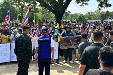 နယ်စပ်ဖြတ်ကျော် လက်နက်ကြီးကျည်ကျမှုကြောင့် ထိုင်းဒေသခံများ ဆန္ဒထုတ်ဖော် သတင်းနှင့် မီဒီယာ ကွန်ရက်။ ၂၀၂၆ ခုနှစ်၊ အောက်တိုဘာလ ၂၈ ရက်။ မြန်မာ-ထိုင်းနယ်စပ် မြဝတီမြို့နယ်ဘက်တွင် ဖြစ်ပွားနေသော တိုက်ပွဲများကြောင့် လက်နက်ကြီးကျည်များ ထိုင်းနိုင်ငံဘက်ခြမ်းသို့ ဆက်တိုက် ကျရောက်ပေါက်ကွဲလျက်ရှိရာ ထိုင်းဒေသခံပြည်သူများမှာ အသက် အန္တရာယ်အတွက် စိုးရိမ်ပူပန်လာကြပြီး လူစုလူဝေးဖြင့် ဆန္ဒထုတ်ဖော် တောင်းဆိုခဲ့ကြသည်။ တာ့ခ်ခရိုင်၊ မဲဆောက်မြို့နယ်၊ မဲ့ကို့ကင်းကျေးရွာရှိ အထက်တန်းကျောင်း အားကစားကွင်းတွင် ဒေသခံပြည်သူ နှစ်ရာကျော် စုဝေးခဲ့ကြပြီး အောက်တိုဘာလ ၂၇ ရက်နေ့တွင် ဆန္ဒထုတ်ဖော်ခဲ့ကြခြင်း ဖြစ်သည်။ မြန်မာဘက်မှ ပစ်ခတ်လိုက်သည့် လက်နက်ကြီးကျည်များကြောင့် နေ့စဉ်နှင့်အမျှ အသက်အန္တရာယ် စိုးရိမ်နေ ရမှုများနှင့် အိမ်ခြေ၊ အဆောက်အအုံ ထိခိုက်ပျက်စီးမှုများအတွက် သက်ဆိုင်ရာ အာဏာပိုင်များအနေဖြင့် ထိရောက်စွာ တာဝန်ယူဖြေရှင်းပေးရန် ပြင်းပြင်းထန်ထန် တောင်းဆိုခဲ့ကြခြင်း ဖြစ်သည်။ နယ်စပ်ဒေသ တိုက်ပွဲများနှင့်ပတ်သက်၍ မဲဆောက်ရှိ မြန်မာတစ်ဦးက “မြန်မာဘက်က ပစ်တဲ့ လက်နက်ကြီး ကျည်တွေက ထိုင်းဘက်ခြမ်းကို ဆက်တိုက်ကျလာနေတယ်။ အဲ့ဒါကို စိတ်ပူကြတယ်။ စိုးရိမ်ကြတာပေါ့ဗျာ နော်။ က ဘယ်အချိန် ဘယ်နေရာမှာ ထပ်ကျလာမလဲ ထိခိုက်မှုတွေ ထပ်ဖြစ်လာအုံးမလား ဆိုပြီး စိုးရိမ်ပူပန် နေကြတာဗျ။ လူထုရဲ့ အသက်အန္တရာယ်အတွက် လုံးဝမလုံခြုံတော့ဘူး အဲ့ဒီအတွက် အခုလိုမျိုး အားလုံးက စုပြီး ဆန္ဒထုတ်ဖော်ကြတာဗျ” ဟု ပြောသည်။ ပြီးခဲ့သည့် တစ်နှစ်အတွင်း နယ်စပ်ဖြတ်ကျော် တိုက်ပွဲများကြောင့် ထိုင်းဘက်ခြမ်းတွင် မြန်မာအမျိုးသမီး နှစ်ဦး အသက်ဆုံးရှုံးခဲ့ရသလို ထိုင်းနိုင်ငံသားများအပါအဝင် ဒေသခံ လေးဦးထက်မနည်း ထိခိုက်ဒဏ်ရာရရှိခဲ့ကာ ကျောင်းနှင့် လူနေအိမ် ကိုးလုံးထက်မနည်း ထိခိုက်ပျက်စီးခဲ့ရသည်။ ထို့ပြင် မြန်မာဘက်မှ စစ်ဘေးရှောင် နှစ်ရာကျော်မှာလည်း မဲ့ကို့ကင်းကျေးရွာဘက်၌ ဆက်လက်တိမ်းရှောင်နေ ဆဲ ဖြစ်သည်။ မြဝတီမြို့နယ်၊ ဖလူးနှင့် မင်းလက်ပံရွာဘက်များတွင် စစ်အုပ်စုတပ်နှင့် တော်လှန်ရေးပူးပေါင်းတပ်များအကြား တိုက်ပွဲများ ပြင်းထန်နေခြင်းက နယ်စပ်ဖြတ်ကျော်ကျည် ကျရောက်ရသည့် အဓိကအကြောင်းရင်း ဖြစ်သည်။ မြေပြင်စစ်ရေးသတင်းရင်းမြစ်တစ်ဦးက “တိုက်ပွဲတွေက ပြင်းထန်နေဆဲဖြစ်ပြီး လက်နက်ကြီးကျည်တွေ နယ် စပ်ကို ကျော်လာတာတွေအတွက် ထိုင်းစစ်တပ်ဘက်က အထူးစောင့်ကြည့်နေတယ်လို့ ထိုင်းသတင်းတွေမှာ ပြောထားပြီးသား။ ခင်ဗျားတို့လည်း တွေ့မှာပဲ။ ပြည်သူတွေရဲ့ အိုးအိမ်စည်းစိမ်ကို တမင်သက်သက် ထိခိုက်လာ တယ်ဆိုရင် လုပ်ထုံးလုပ်နည်းအတိုင်း ခိုင်မာတဲ့ တုံ့ပြန်မှုတွေ ဆက်လုပ်သွားမယ်လို့ ပြောလိုက်ပြီလေနော်” ဟု ပြောသည်။ နယ်စပ်ဖြတ်ကျော် ကျည်ကျရောက်မှုများနှင့် ပတ်သက်၍ ထိုင်းစစ်တပ်က နယ်စပ်ဘေး အန္တရာယ် ကာကွယ် ရေး အစီအမံများကို တရားဝင် ထုတ်ပြန်ထားသည်။ မြန်မာဘက်မှ ကျည်များ ထပ်မံကျရောက်လာပါက သတိပေးသည့် မီးခိုးဗုံးကျည်များဖြင့် တုံ့ပြန်ပစ်ခတ်သွား မည်ဖြစ်ပြီး၊ ထိုင်းနိုင်ငံသားများ၏ အိုးအိမ်စည်းစိမ်ကို ရည်ရွယ်ချက်ရှိရှိ ထိခိုက်စေပါက အချိုးကျ တန်ပြန် တိုက်ခိုက်သွားမည်ဟု တင်းမာသည့် သတိပေးချက် ထုတ်ပြန်ထားသည်။ လက်ရှိတွင် သောင်ရင်းမြစ်တစ်လျှောက် လုံခြုံရေးတပ်ဖွဲ့များ တိုးမြှင့်ချထားကာ ကင်းလှည့်ခြင်း၊ စစ်ကားများ အပြင် ဒရုန်းနှင့် လေယာဉ်များဖြင့် အနီးကပ် စောင့်ကြည့်ခြင်းများကို လုပ်ဆောင်နေသည်။ ထို့ပြင် ထိုင်းနိုင်ငံခြားရေးဝန်ကြီးဌာနနှင့် စစ်တပ်တို့ ပူးပေါင်းကာ နှစ်နိုင်ငံ နယ်စပ်ကော်မတီများမှတစ်ဆင့် တရားဝင် ကန့်ကွက်လွှာပေးပို့ခြင်းနှင့် လျော်ကြေးပေးရန် တောင်းဆိုသွားရန်လည်း ပြင်ဆင်နေကြသည်။ ဓါတ်ပုံ - siamrath