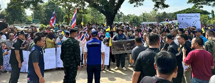 နယ်စပ်ဖြတ်ကျော် လက်နက်ကြီးကျည်ကျမှုကြောင့် ထိုင်းဒေသခံများ ဆန္ဒထုတ်ဖော် သတင်းနှင့် မီဒီယာ ကွန်ရက်။ ၂၀၂၆ ခုနှစ်၊ အောက်တိုဘာလ ၂၈ ရက်။ မြန်မာ-ထိုင်းနယ်စပ် မြဝတီမြို့နယ်ဘက်တွင် ဖြစ်ပွားနေသော တိုက်ပွဲများကြောင့် လက်နက်ကြီးကျည်များ ထိုင်းနိုင်ငံဘက်ခြမ်းသို့ ဆက်တိုက် ကျရောက်ပေါက်ကွဲလျက်ရှိရာ ထိုင်းဒေသခံပြည်သူများမှာ အသက် အန္တရာယ်အတွက် စိုးရိမ်ပူပန်လာကြပြီး လူစုလူဝေးဖြင့် ဆန္ဒထုတ်ဖော် တောင်းဆိုခဲ့ကြသည်။ တာ့ခ်ခရိုင်၊ မဲဆောက်မြို့နယ်၊ မဲ့ကို့ကင်းကျေးရွာရှိ အထက်တန်းကျောင်း အားကစားကွင်းတွင် ဒေသခံပြည်သူ နှစ်ရာကျော် စုဝေးခဲ့ကြပြီး အောက်တိုဘာလ ၂၇ ရက်နေ့တွင် ဆန္ဒထုတ်ဖော်ခဲ့ကြခြင်း ဖြစ်သည်။ မြန်မာဘက်မှ ပစ်ခတ်လိုက်သည့် လက်နက်ကြီးကျည်များကြောင့် နေ့စဉ်နှင့်အမျှ အသက်အန္တရာယ် စိုးရိမ်နေ ရမှုများနှင့် အိမ်ခြေ၊ အဆောက်အအုံ ထိခိုက်ပျက်စီးမှုများအတွက် သက်ဆိုင်ရာ အာဏာပိုင်များအနေဖြင့် ထိရောက်စွာ တာဝန်ယူဖြေရှင်းပေးရန် ပြင်းပြင်းထန်ထန် တောင်းဆိုခဲ့ကြခြင်း ဖြစ်သည်။ နယ်စပ်ဒေသ တိုက်ပွဲများနှင့်ပတ်သက်၍ မဲဆောက်ရှိ မြန်မာတစ်ဦးက “မြန်မာဘက်က ပစ်တဲ့ လက်နက်ကြီး ကျည်တွေက ထိုင်းဘက်ခြမ်းကို ဆက်တိုက်ကျလာနေတယ်။ အဲ့ဒါကို စိတ်ပူကြတယ်။ စိုးရိမ်ကြတာပေါ့ဗျာ နော်။ က ဘယ်အချိန် ဘယ်နေရာမှာ ထပ်ကျလာမလဲ ထိခိုက်မှုတွေ ထပ်ဖြစ်လာအုံးမလား ဆိုပြီး စိုးရိမ်ပူပန် နေကြတာဗျ။ လူထုရဲ့ အသက်အန္တရာယ်အတွက် လုံးဝမလုံခြုံတော့ဘူး အဲ့ဒီအတွက် အခုလိုမျိုး အားလုံးက စုပြီး ဆန္ဒထုတ်ဖော်ကြတာဗျ” ဟု ပြောသည်။ ပြီးခဲ့သည့် တစ်နှစ်အတွင်း နယ်စပ်ဖြတ်ကျော် တိုက်ပွဲများကြောင့် ထိုင်းဘက်ခြမ်းတွင် မြန်မာအမျိုးသမီး နှစ်ဦး အသက်ဆုံးရှုံးခဲ့ရသလို ထိုင်းနိုင်ငံသားများအပါအဝင် ဒေသခံ လေးဦးထက်မနည်း ထိခိုက်ဒဏ်ရာရရှိခဲ့ကာ ကျောင်းနှင့် လူနေအိမ် ကိုးလုံးထက်မနည်း ထိခိုက်ပျက်စီးခဲ့ရသည်။ ထို့ပြင် မြန်မာဘက်မှ စစ်ဘေးရှောင် နှစ်ရာကျော်မှာလည်း မဲ့ကို့ကင်းကျေးရွာဘက်၌ ဆက်လက်တိမ်းရှောင်နေ ဆဲ ဖြစ်သည်။ မြဝတီမြို့နယ်၊ ဖလူးနှင့် မင်းလက်ပံရွာဘက်များတွင် စစ်အုပ်စုတပ်နှင့် တော်လှန်ရေးပူးပေါင်းတပ်များအကြား တိုက်ပွဲများ ပြင်းထန်နေခြင်းက နယ်စပ်ဖြတ်ကျော်ကျည် ကျရောက်ရသည့် အဓိကအကြောင်းရင်း ဖြစ်သည်။ မြေပြင်စစ်ရေးသတင်းရင်းမြစ်တစ်ဦးက “တိုက်ပွဲတွေက ပြင်းထန်နေဆဲဖြစ်ပြီး လက်နက်ကြီးကျည်တွေ နယ် စပ်ကို ကျော်လာတာတွေအတွက် ထိုင်းစစ်တပ်ဘက်က အထူးစောင့်ကြည့်နေတယ်လို့ ထိုင်းသတင်းတွေမှာ ပြောထားပြီးသား။ ခင်ဗျားတို့လည်း တွေ့မှာပဲ။ ပြည်သူတွေရဲ့ အိုးအိမ်စည်းစိမ်ကို တမင်သက်သက် ထိခိုက်လာ တယ်ဆိုရင် လုပ်ထုံးလုပ်နည်းအတိုင်း ခိုင်မာတဲ့ တုံ့ပြန်မှုတွေ ဆက်လုပ်သွားမယ်လို့ ပြောလိုက်ပြီလေနော်” ဟု ပြောသည်။ နယ်စပ်ဖြတ်ကျော် ကျည်ကျရောက်မှုများနှင့် ပတ်သက်၍ ထိုင်းစစ်တပ်က နယ်စပ်ဘေး အန္တရာယ် ကာကွယ် ရေး အစီအမံများကို တရားဝင် ထုတ်ပြန်ထားသည်။ မြန်မာဘက်မှ ကျည်များ ထပ်မံကျရောက်လာပါက သတိပေးသည့် မီးခိုးဗုံးကျည်များဖြင့် တုံ့ပြန်ပစ်ခတ်သွား မည်ဖြစ်ပြီး၊ ထိုင်းနိုင်ငံသားများ၏ အိုးအိမ်စည်းစိမ်ကို ရည်ရွယ်ချက်ရှိရှိ ထိခိုက်စေပါက အချိုးကျ တန်ပြန် တိုက်ခိုက်သွားမည်ဟု တင်းမာသည့် သတိပေးချက် ထုတ်ပြန်ထားသည်။ လက်ရှိတွင် သောင်ရင်းမြစ်တစ်လျှောက် လုံခြုံရေးတပ်ဖွဲ့များ တိုးမြှင့်ချထားကာ ကင်းလှည့်ခြင်း၊ စစ်ကားများ အပြင် ဒရုန်းနှင့် လေယာဉ်များဖြင့် အနီးကပ် စောင့်ကြည့်ခြင်းများကို လုပ်ဆောင်နေသည်။ ထို့ပြင် ထိုင်းနိုင်ငံခြားရေးဝန်ကြီးဌာနနှင့် စစ်တပ်တို့ ပူးပေါင်းကာ နှစ်နိုင်ငံ နယ်စပ်ကော်မတီများမှတစ်ဆင့် တရားဝင် ကန့်ကွက်လွှာပေးပို့ခြင်းနှင့် လျော်ကြေးပေးရန် တောင်းဆိုသွားရန်လည်း ပြင်ဆင်နေကြသည်။ ဓါတ်ပုံ - siamrath
