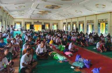 မလေးပြန်ရခိုင်ဒေသခံအချို့ကို ဆက်လက်ထိန်းသိမ်းထားဆဲဖြစ် သတင်းနှင့် မီဒီယာကွန်ရက်။ ၂၀၂၆ ခုနှစ်၊ အောက်တိုဘာလ ၃၀ ရက်။ မလေးရှားနိုင်ငံမှ ပြစ်ဒဏ်ကျခံပြီးနောက် မြန်မာနိုင်ငံသို့ ပြန်လည်ရောက်ရှိလာသည့် ရခိုင်ဒေသခံများကို စစ်အုပ်စုက ရက်ပေါင်းများစွာ ထိန်းသိမ်းထားရာမှ အောက်တိုဘာလ ၂၈ ရက်နေ့တွင် အချို့ကို ပြန်လည် လွှတ်ပေးခဲ့သော်လည်း ကျန်ရှိနေသေးသူများမှာမူ မိသားစုနှင့် အဆက်အသွယ်မရဘဲ ဆက်ထိန်းသိမ်းခံနေ ရဆဲဖြစ်ကြောင်း မိသားစုဝင်များနှင့် တာဝန်ရှိသူများက ပြောသည်။ မလေးရှားနိုင်ငံမှ ပြန်လည်ပို့ဆောင်လိုက်သည့် မြန်မာနိုင်ငံသား ၁,၅၀၀ နီးပါးအနက် ရခိုင်ပြည်ဒေသခံ ၄၀၀ ကျော်ကို ရန်ကုန်မြို့ရှိ ယာယီထိန်းသိမ်းရေးစခန်းများတွင် စစ်အုပ်စုက ၂၄ ရက်အကြာ ဆက်လက် ထိန်းသိမ်း ထားခဲ့ခြင်း ဖြစ်သည်။ ထို့နောက် မလေးရှားလွှတ်တော်အတွင်း တုံ့ပြန်မှုများနှင့် သတင်းဌာနများ၏ ဖော်ပြချက်များ ထွက်ပေါ်လာ ပြီးနောက် အောက်တိုဘာလ ၂၈ ရက် နံနက်ပိုင်းမှစ၍ မှတ်ပုံတင်နှင့် အချက်အလက်များ တောင်းခံကာ မိသားစုဝင်များ သို့မဟုတ် အသိမိတ်ဆွေများ၏ အာမခံချက်ဖြင့် အချို့ကို ပြန်လည်လွှတ်ပေးခဲ့ခြင်း ဖြစ်သည်။ သို့သော် ထိုသို့လွှတ်ပေးရာတွင် လာရောက်ထုတ်ယူမည့် မိသားစုဝင်မရှိသူများ၊ အဆက်အသွယ် မရရှိသေးသူ များနှင့် အာမခံပေးမည့်သူ မရှိသေးသူများအတွက် မည်သို့စီစဉ်ဆောင်ရွက်ပေးမည်ကို ရှင်းလင်းစွာ မသိရ သေးဘဲ အချို့မှာ ငွေကြေးပေးဆောင်ရမည့် အခြေအနေများနှင့်ပါ ရင်ဆိုင်နေရကြောင်း ကူညီဆောင်ရွက်ပေးနေသူများက ဆိုသည်။ ရန်ကုန်မြို့၊ သာကေတမြို့နယ်မှ ရခိုင်အမျိုးသမီးတစ်ဦးက “လွှတ်ပေးတာတွေ လုပ်နေပါတယ် မှန်ပါတယ်၊ တချို့လွှတ်ပေးတယ်၊ တချို့ဘယ်မှာမှန်းမသိ။ စစ်တပ်ကလည်း လူအသိမခံချင်ဘူး။ အဲ့တော့ လာထုတ်တဲ့ ရခိုင်တွေကလည်း အသိခံချင်ရင် ပြန်ဖမ်းတာ၊ ငွေတောင်းတာတွေ လုပ်ဖို့ကြောက်တယ်။ နောက်တစ်ခုက ဆွေမျိုးတော်စပ်သူတွေ လာထုတ်ဆိုတော့ အထောက်အထားနဲ့ ပြန်ထုတ်ရတာလေ။ အဲ့တော့ ဆွေမျိုး မရှိတဲ့ သူ၊ အာမခံသူမရှိသူတွေ ဘယ်လိုလုပ်ရမလဲ ဆိုတာ ညှိနေတယ်၊ သေချာတယ် ငွေတော့ပေးရတော့မယ်” ဟု ပြောသည်။ ဖမ်းဆီးခံထားရသူများနှင့် နီးစပ်သည့် ရခိုင်ပြည်မြောက်ပိုင်း ဒေသခံအမျိုးသားတစ်ဦးကလည်း လက်ရှိ အခြေအနေများနှင့်ပတ်သက်၍ ယခုကဲ့သို့ ပြောသည်။ “အကုန်လုံး လွတ်ပေးတယ်ဆိုတာ ဘယ်သူပြောတာလဲ၊ အာမခံနိုင်လား။ အခုအဆက်အသွယ် မရသေးတာရယ်၊ မိသားစုတွေက ရခိုင်မှာရောက်နေလို့ မလာနိုင်လို့ ထုတ်လို့မရတာတွေရှိတယ်။ သူတို့ထိန်းသိမ်းထားတဲ့နေရာကို ဝင်ပြီးစုံစမ်းလို့ရလား၊ ပြောနေတာတွေနဲ့ လက်တွေ့လိုက်လုပ်နေရတာ ကွာခြားနေတယ်။ သိရသလောက် အများကြီးကျန်သေးတယ်။ ကျနော့်ဆွေမျိုးတစ်ယောက် ထုတ်လို့မရသေးဘူး။ ကျနော့်မိန်းမရဲ့ ဦးလေးလည်း လှိုင်သာယာမှာ သွားရှာတာ လူများနေတယ်၊ နောက်နေ့မှလာလို့ ပြန်လွှတ်တယ်။ ကိုယ့်ဆွေမျိုးတွေ လွတ်လာ တိုင်း အားလုံးလွတ်ပြီမပြောပါနဲ့။” စစ်အုပ်စုတပ်ဘက်က အလုပ်အကိုင်များ ရှာဖွေပေးမည်ဟုဆိုကာ ဆက်လက်ထိန်းသိမ်းထားခဲ့သော်လည်း ယခုကဲ့သို့ မိသားစုဝင်များ ကိုယ်တိုင် သွားရောက်ခေါ်ဆောင်မှသာ ပြန်လွှတ်ပေးနေသည့်အပေါ် မိသားစု ဝင်များနှင့် တော်လှန်ရေးအင်အားစုများဘက်က မေးခွန်းထုတ်စရာများ ဖြစ်ပေါ်နေလျက် ရှိသည်။ ထို့ပြင် အဆိုပါ ရခိုင်အမျိုးသားက “ရခိုင်လူမျိုးမို့လို့ အစကတည်းက မလွှတ်ချင်လို့ တမင်ဖမ်းထားတာ။ အခု အများကြီး ကျန်နေသေးသလို အာမခံထုတ်ပေးမယ့်သူ မရှိရင် မထွက်ရတော့ဘူးလား၊ သူတို့ဆီ ဘယ်လို ဆက် သွယ်ရမယ်ဆိုတာ မသိသလို ဆွေမျိုးတွေ မရှိရင် မထွက်ရတော့ဘူးလား” ဟု ဆက်ပြောသည်။ ရန်ကုန်မြို့ရှိ လှိုင်သာယာ (အနောက်) မြို့နယ်ခန်းမနှင့် သန်လျင်မြို့နယ် သာသနာ့ဗိမ္မာန်တို့တွင် ထိန်းသိမ်းခံ ထားရသော ရခိုင်ဒေသခံများမှာ စစ်တွေ၊ ရသေ့တောင်၊ မြေပုံ၊ အမ်း၊ ကျောက်ဖြူ၊ ရမ်းဗြဲ၊ မာန်အောင်၊ တောင်ကုတ်၊ သံတွဲ၊ ဂွ၊ ဘူးသီးတောင်၊ မောင်တောအပြင် ကျောက်တော်၊ မြောက်ဦး၊ မင်းပြား၊ ပေါက်တောနှင့် ပုဏ္ဏားကျွန်း စသည့် မြို့နယ်များစွာမှ ဖြစ်ကြပြီး စစ်တပ်နှင့် ရဲတပ်ဖွဲ့ဝင်များ၏ တင်းကျပ်သော စောင့်ကြည့်မှု အောက်တွင် ဆက်လက်ရှိနေဆဲ ဖြစ်သည်။ မလေးရှားနိုင်ငံခြားရေးဝန်ကြီး Datuk Seri Mohamad Hasan က မလေးရှားမှ နေရပ်ပြန်ပို့ခံရသူများအနက် ၃၀၀ ခန့်မှာ ရန်ကုန်မြို့ရှိ စစ်ဘက်ဆိုင်ရာ ထိန်းသိမ်းရေးစခန်းများတွင် ဆက်လက်ဖမ်းဆီးခံထားရဆဲဟူသော သတင်းများနှင့်ပတ်သက်၍ မြန်မာနိုင်ငံထံမှ ရှင်းလင်းချက် တောင်းခံသွားမည်ဖြစ်ကြောင်း ပြောဆိုခဲ့ပြီးနောက် ယခုကဲ့သို့ ရခိုင်လူမျိုးအချို့ ပြန်လည်လွတ်မြောက်လာခြင်း ဖြစ်သည်။ သို့သော် မြန်မာနိုင်ငံသို့ အောက်တိုဘာလ ၄ ရက်နေ့ကတည်းက ပြန်လည်ရောက်ရှိလာခဲ့ကြသည့် ရခိုင်ဒေသခံ ၄၂၉ ဦးအနက် လက်ရှိအချိန်အထိ လွတ်မြောက်လာသူမှာ တစ်ရာပင်မပြည့်သေးဘဲ အများစုမှာ အဆက် အသွယ် ပြတ်တောက်နေဆဲဖြစ်သည်။ ဓါတ်ပုံ - (မလေးရှားမှ ပြန်လာသည့် ရခိုင်တိုင်းရင်းများအား တွေ့ရစဉ်။ / Original uploader)