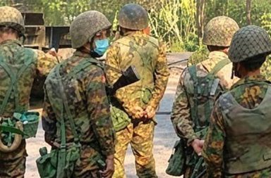 ဧရာဝတီတိုင်းတွင် AA နှင့်ဆက်စပ်သည်ဟုဆိုကာ ဖမ်းဆီးမှုများ ဆက်ရှိနေ သတင်းနှင့် မီဒီယာကွန်ရက်။ ၂၀၂၆ ခုနှစ်၊ အောက်တိုဘာလ ၃၀ ရက်။ ဧရာဝတီတိုင်းအတွင်း ရခိုင်ရိုးမနှင့်ထိစပ်နေသည့် မြို့နယ်များတွင် အာရက္ခတပ်တော် (AA) နှင့်ဆက်စပ်သည်ဟု စွပ်စွဲကာ ဒေသခံပြည်သူများကို စစ်အုပ်စုတပ်က အကြောင်းပြဖမ်းဆီးမှုများ လုပ်ဆောင်နေသလို တိုက်ပွဲများ အတွင်း ပို့ဆောင်ခံထားရသည့် စစ်မှုထမ်းတပ်သားသစ်အချို့မှာလည်း AA ထံသို့ ထွက်ပြေးခိုလှုံမှုများ ရှိလာနေ ကြောင်း ဒေသခံစစ်ရေး သတင်းအရင်းအမြစ်များက ပြောသည်။ ဧရာဝတီတိုင်း၊ ကြံခင်းမြို့နယ်သည် ဧရာဝတီမြစ်အနောက်ဘက်ကမ်း၊ ရခိုင်ရိုးမတောင်တန်းနှင့် နီးကပ်စွာ တည်ရှိပြီး ရခိုင်ဘက်မှ ပြောင်းရွှေ့နေထိုင်ကြသည့် စစ်ဘေးရှောင်များလည်း ရှိနေသည့်နေရာဖြစ်သည်။ အဆိုပါ ကြံခင်းမြို့နယ်၊ ပိုးစုကြီးကျေးရွာတွင် အောက်တိုဘာလ ၂၄ ရက်နေ့က စားသောက်ကုန်နှင့် စက်သုံးဆီ ရောင်းချနေသည့် အမျိုးသမီးတစ်ဦးအပါအဝင် ဒေသခံအရပ်သား သုံးဦးကို AA ထံ စက်သုံးဆီ တရားမဝင်သို လှောင်ရောင်းချပေးနေသည်ဟု စွပ်စွဲကာ စစ်အုပ်စုတပ်က ဝင်ရောက်ဖမ်းဆီးခေါ်ဆောင်သွားခဲ့ခြင်း ဖြစ်သည်။ ဧရာဝတီတိုင်းဒေသခံ အမျိုးသမီးတစ်ဦးက “တိုင်းဧရာမှာတော့ စစ်တပ်က အကြောင်းပြဖမ်းချင်ရင် AA အကြောင်းပြလိုက်ရုံပဲ။ သာပေါင်း၊ ရေကြည်၊ ညောင်တုန်းဘက်တွေကတော့ စစ်တပ်တွေနဲ့ တိုက်ပွဲလည်းရှိ တယ်။ ဒေသခံတွေလည်း ပြေးလိုက်၊ ပြန်ဝင်လိုက်နဲ့ တည်ငြိမ်တာမရှိဘူး။ အခုက ကြံခင်းမြို့နယ်ကိုပါ စစ်တပ် က စောင့်ကြည့်နေပြီး AA က လှုပ်ရှားလာတယ်လို့ ထင်လားတော့မသိဘူး။ မာန်အောင်၊ ကြံခင်းက ဒေသခံတွေ က အများစု အေးဆေးနေကြတာပါ၊ အဲ့ဒါကို AA နဲ့ဆက်စပ်တယ်၊ ထောက်ပံ့တယ်ဆိုပြီး လုပ်လာတာပါ၊ အခု ဖမ်းတယ်။ AA ကို ဆီလှောင်ပေးတယ်ဆိုတာ မဖြစ်နိုင်ပါဘူး” ဟု ပြောသည်။ လက်ရှိတွင် စစ်အုပ်စု၏ လက်အောက်ခံ စစ်တပ်နှင့် ရဲတပ်ဖွဲ့ဝင်များသည် ကြံခင်းမြို့နယ်အတွင်းရှိ စားသောက် ကုန်နှင့် စက်သုံးဆီရောင်းချသည့်ဆိုင်များကို ညဘက်အထိ လိုက်လံစစ်ဆေးနေကြပြီး AA အပါအဝင် တော်လှန် ရေး တပ်ဖွဲ့များနှင့် ဆက်စပ်မှုရှိမရှိ စစ်ဆေးနေသလို လယ်ယာသုံး ဒီဇယ်ဆီဝယ်ယူလာသည့် အရပ်သားအချို့ ကိုပါ ပစ်မှတ်ထား စစ်ဆေးလျက် ရှိသည်။ ထို့ပြင် ဧရာဝတီတိုင်း၊ ပုသိမ်ခရိုင်၊ ရေကြည်မြို့နယ်အတွင်းရှိ တိုက်ပွဲများတွင် စစ်အုပ်စုက စစ်မှုထမ်းတပ်သား သစ်များကို အဓိကထား အသုံးပြုနေခြင်းကြောင့် ရှေ့တန်းစခန်းများမှ ထွက်ပြေးမှုများလည်း ဆက်တိုက် ဖြစ်ပေါ်နေသည်။ အောက်တိုဘာလ ၂၅ ရက် ညနေပိုင်းတွင် ရေကြည်မြို့နယ်၊ ကမ်းပါးကြီးဒေသရှိ ယာယီစခန်းမှ စစ်မှုထမ်း အပတ်စဉ် (၁၁) တပ်သား သုံးဦးမှာ စခန်းကိုစွန့်ခွာကာ ရိုးမပေါ်ရှိ AA ထံသို့ ထွက်ပြေးခိုလှုံသွားခဲ့သည်။ ရေကြည်ဒေသခံ ဒေသခံအမျိုးသားတစ်ဦးက “ရေကြည်မှာ တိုက်ပွဲကာလ တော်တော်ကြာနေတာပေါ့၊ စစ်တပ်က ကျတယ်။ စစ်မှုထမ်းတွေ ထွက်ပြေးတယ်၊ ဒါက ရိုးနေပြီ။ အခုက စစ်မှုထမ်းတပ်သားသစ်တွေက AA နဲ့ တော်လှန်ရေးတပ်တွေဘက်ကို ရောက်အောင် ပြေးနေတာပဲ၊ ထူးခြားတယ်။ ရိုးမခြေရင်း တချို့နေရာ တွေမှာ AA က စောင့်ပြီး လက်ခံနေတယ်လို့ကို သတင်းတွေ ပြန့်နေတာပါ” ဟု ပြောသည်။ ထိုသို့ စစ်မှုထမ်းတပ်သားသစ်များ ထွက်ပြေးလွတ်မြောက်သွားခြင်းကြောင့် စစ်အုပ်စုတပ်က လိုက်လံရှာဖွေနေ ကြပြီး ဒေသခံပြည်သူများကိုလည်း တွေ့ရှိပါက သတင်းပေးရန်နှင့် တပ်သားသစ်များကို လက်ခံထားရှိကြောင်း စစ်ဆေးတွေ့ရှိပါက ပြင်းထန်စွာ အရေးယူမည်ဟု ခြိမ်းခြောက်မှုများ လုပ်ဆောင်လျက် ရှိသည်။ စစ်အုပ်စုသည် ရေကြည်မြို့နယ်အတွင်းရှိ ကမ်းပါးကြီးဒေသအပါအဝင် ကျေးရွာအချို့တွင် စစ်မှုထမ်းအသစ် များကို အသုံးပြုကာ အောက်တိုဘာလ ပထမပတ်ကတည်းက ယာယီစခန်းများကို တိုးချဲ့တပ်စွဲထားခြင်း ဖြစ်သည်။ ဓါတ်ပုံ - (စစ်အုပ်စု တပ်ဖွဲ့ဝင်အချို့ကို တွေ့ရစဉ်။ / Original uploader) #AA
