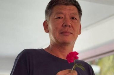 တရုတ် သတင်းထောက် ပြန်လည်လွှဲပြောင်းရေး ထိုင်းတရားရုံး လုပ်ငန်းစဉ် စတင် သတင်းနှင့် မီဒီယာ ကွန်ရက်။ ၂၀၂၆ ခုနှစ်၊ အောက်တိုဘာလ ၉ ရက်။ ကုလသမဂ္ဂ၏ ဒုက္ခသည်အဖြစ် အသိအမှတ်ပြုခံထားရသော တရုတ် စုံစမ်းထောက်လှမ်းရေး သတင်းထောက် ပိုင်ကျောက်တုံး (Bai Zhaodong) အား တရုတ်နိုင်ငံထံ ပြန်လည်လွှဲပြောင်းပေးရေး တရားရင်ဆိုင်မှုကို ထိုင်းအာဏာပိုင်များက စတင်လိုက်ပြီဖြစ်သည်။ အသက် ၅၆ နှစ်အရွယ်ရှိ သတင်းထောက် ပိုင်ကျောက်တုံးသည် တရုတ်အစိုးရ၏ အဂတိလိုက်စားမှုများကို နှစ်ပေါင်း ၂၀ နီးပါး ဖော်ထုတ်ခဲ့သူဖြစ်သည်။ အစိုးရ၏ ဖိနှိပ်မှုများကြောင့် ၎င်းသည် ၂၀၂၃ ခုနှစ်တွင် တရုတ်နိုင်ငံမှ ထွက်ပြေးခဲ့ပြီး ၂၀၂၄ ခုနှစ်တွင် ထိုင်းနိုင်ငံသို့ ရောက်ရှိလာခဲ့သည်။ ၎င်းကို ကုလသမဂ္ဂ ဒုက္ခသည်များဆိုင်ရာ မဟာမင်းကြီးရုံး (UNHCR) က ဒုက္ခသည်အဖြစ် အသိအမှတ်ပြုထားသော်လည်း၊ ၂၀၂၆ ခုနှစ် ဇန်နဝါရီလကတည်းက ဘန်ကောက်မြို့ရှိ လူဝင်မှုကြီးကြပ်ရေး ထိန်းသိမ်းရေးစခန်းတွင် ဖမ်းဆီးခံထားရသည်။ တရုတ် နိုင်ငံခြားရေးဝန်ကြီးဌာနက ၎င်းအား ဆက်ကြေးတောင်းခံမှု၊ လာဘ်ပေးလာဘ်ယူမှုများဖြင့် စွပ်စွဲထားသည်။ အောက်တိုဘာ ၈ ရက်နေ့တွင် ထိုင်းရှေ့နေချုပ်ရုံးက ၎င်းကို တရားရုံး၌ စတင်တရားစွဲဆိုလိုက်ပြီ ဖြစ်ကြောင်း အတည်ပြုခဲ့သည်။ ယင်းတရားရင်ဆိုင်မှု လုပ်ငန်းစဉ်များသည် လပေါင်းများစွာ ကြာမြင့်နိုင်ကြောင်း ထိုင်းအာဏာပိုင်များက ခန့်မှန်းထားသည်။ နယ်စည်းမခြား သတင်းထောက်များအဖွဲ့ (RSF) ကမူ ၎င်းအား တရုတ်နိုင်ငံသို့ ပြန်လည်လွှဲပြောင်းပေးပါက အသက်အန္တရာယ် စိုးရိမ်ရကြောင်း သတိပေးထားသည်။ ပိုင်ကျောက်တုံးအား တတိယနိုင်ငံတစ်ခုမှ ခိုလှုံခွင့်ပေးထားပြီးဖြစ်သော်လည်း ထိုင်းလူဝင်မှုကြီးကြပ်ရေး အာဏာပိုင်များက ပြည်ပထွက်ခွာခွင့်ကို အကြောင်းပြချက်မရှိဘဲ ပိတ်ပင်ထားခြင်း ဖြစ်သည်။ #BaiZhaodong