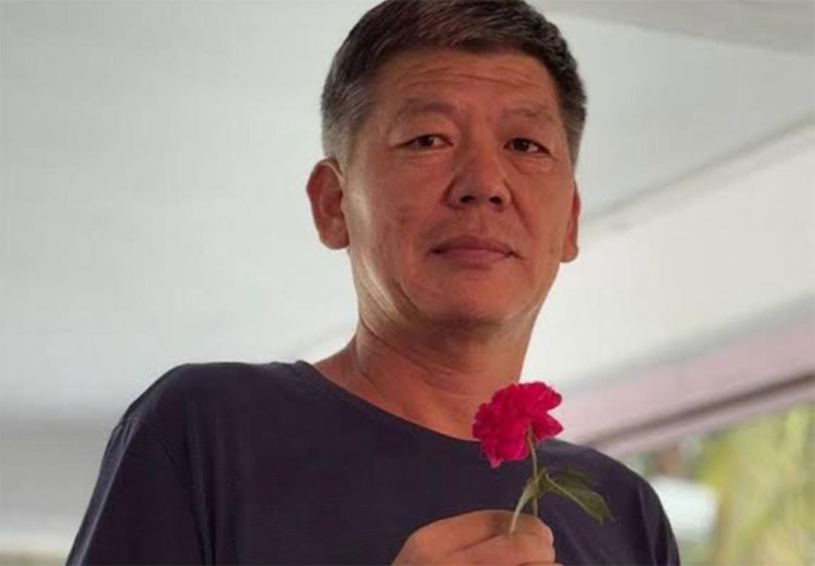 တရုတ် သတင်းထောက် ပြန်လည်လွှဲပြောင်းရေး ထိုင်းတရားရုံး လုပ်ငန်းစဉ် စတင် သတင်းနှင့် မီဒီယာ ကွန်ရက်။ ၂၀၂၆ ခုနှစ်၊ အောက်တိုဘာလ ၉ ရက်။ ကုလသမဂ္ဂ၏ ဒုက္ခသည်အဖြစ် အသိအမှတ်ပြုခံထားရသော တရုတ် စုံစမ်းထောက်လှမ်းရေး သတင်းထောက် ပိုင်ကျောက်တုံး (Bai Zhaodong) အား တရုတ်နိုင်ငံထံ ပြန်လည်လွှဲပြောင်းပေးရေး တရားရင်ဆိုင်မှုကို ထိုင်းအာဏာပိုင်များက စတင်လိုက်ပြီဖြစ်သည်။ အသက် ၅၆ နှစ်အရွယ်ရှိ သတင်းထောက် ပိုင်ကျောက်တုံးသည် တရုတ်အစိုးရ၏ အဂတိလိုက်စားမှုများကို နှစ်ပေါင်း ၂၀ နီးပါး ဖော်ထုတ်ခဲ့သူဖြစ်သည်။ အစိုးရ၏ ဖိနှိပ်မှုများကြောင့် ၎င်းသည် ၂၀၂၃ ခုနှစ်တွင် တရုတ်နိုင်ငံမှ ထွက်ပြေးခဲ့ပြီး ၂၀၂၄ ခုနှစ်တွင် ထိုင်းနိုင်ငံသို့ ရောက်ရှိလာခဲ့သည်။ ၎င်းကို ကုလသမဂ္ဂ ဒုက္ခသည်များဆိုင်ရာ မဟာမင်းကြီးရုံး (UNHCR) က ဒုက္ခသည်အဖြစ် အသိအမှတ်ပြုထားသော်လည်း၊ ၂၀၂၆ ခုနှစ် ဇန်နဝါရီလကတည်းက ဘန်ကောက်မြို့ရှိ လူဝင်မှုကြီးကြပ်ရေး ထိန်းသိမ်းရေးစခန်းတွင် ဖမ်းဆီးခံထားရသည်။ တရုတ် နိုင်ငံခြားရေးဝန်ကြီးဌာနက ၎င်းအား ဆက်ကြေးတောင်းခံမှု၊ လာဘ်ပေးလာဘ်ယူမှုများဖြင့် စွပ်စွဲထားသည်။ အောက်တိုဘာ ၈ ရက်နေ့တွင် ထိုင်းရှေ့နေချုပ်ရုံးက ၎င်းကို တရားရုံး၌ စတင်တရားစွဲဆိုလိုက်ပြီ ဖြစ်ကြောင်း အတည်ပြုခဲ့သည်။ ယင်းတရားရင်ဆိုင်မှု လုပ်ငန်းစဉ်များသည် လပေါင်းများစွာ ကြာမြင့်နိုင်ကြောင်း ထိုင်းအာဏာပိုင်များက ခန့်မှန်းထားသည်။ နယ်စည်းမခြား သတင်းထောက်များအဖွဲ့ (RSF) ကမူ ၎င်းအား တရုတ်နိုင်ငံသို့ ပြန်လည်လွှဲပြောင်းပေးပါက အသက်အန္တရာယ် စိုးရိမ်ရကြောင်း သတိပေးထားသည်။ ပိုင်ကျောက်တုံးအား တတိယနိုင်ငံတစ်ခုမှ ခိုလှုံခွင့်ပေးထားပြီးဖြစ်သော်လည်း ထိုင်းလူဝင်မှုကြီးကြပ်ရေး အာဏာပိုင်များက ပြည်ပထွက်ခွာခွင့်ကို အကြောင်းပြချက်မရှိဘဲ ပိတ်ပင်ထားခြင်း ဖြစ်သည်။ #BaiZhaodong