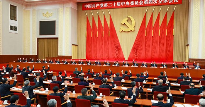 တရုတ်ကွန်မြူနစ်ပါတီ အမှတ် (၂၀) မြောက် ဗဟိုကော်မတီ ပဉ္စမအကြိမ် စုံညီအစည်းအဝေး စတင် သတင်းနှင့် မီဒီယာ ကွန်ရက်။ ၂၀၂၆ ခုနှစ်၊ အောက်တိုဘာလ ၂၆ ရက်။ တရုတ်ကွန်မြူနစ်ပါတီ၏ အမှတ် (၂၀) မြောက် ဗဟိုကော်မတီ ပဉ္စမအကြိမ် စုံညီအစည်းအဝေး (5th Plenum) ကို အောက်တိုဘာ ၂၆ ရက်မှ ၂၉ ရက်အထိ ပေကျင်းမြို့၌ ၄ ရက်ကြာ ကျင်းပလျက်ရှိသည်။ ယခုအစည်းအဝေးတွင် ပါတီ စည်းကမ်းထိန်းသိမ်းရေး၊ ဘက်ပေါင်းစုံမှ တင်းကြပ်စွာ စီမံအုပ်ချုပ်ရေးနှင့် အဂတိလိုက်စားမှု စုံစမ်းစစ်ဆေးခံနေရသည့် အဆင့်မြင့် ပါတီနှင့် စစ်ဘက်ဆိုင်ရာ အရာရှိကြီးများကို ရာထူးမှ အပြီးသတ် ထုတ်ပယ်ရေးစသည့် ခေါင်းဆောင်ပိုင်း အပြောင်းအလဲများကို အဓိကထား အတည်ပြုသွားမည်ဖြစ်သည်။ လက်ရှိတွင် ဗဟိုကော်မတီ အပြည့်အဝအဖွဲ့ဝင် ၂၀ ခန့်နှင့် အလှည့်ကျအဖွဲ့ဝင် ၇ ဦးခန့် အဂတိမှုဖြင့် စုံစမ်းစစ်ဆေးခံနေရသည်။ အဖွဲ့ဝင်များ တက်ရောက်မှု နည်းပါးခြင်းကြောင့် ယခုအစည်းအဝေး၏ တက်ရောက်မှုရာခိုင်နှုန်းမှာ ၇၇ ရာခိုင်နှုန်းသာရှိပြီး သမိုင်းတွင် အနိမ့်ဆုံးဖြစ်လာဖွယ်ရှိသည်။
