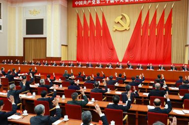 တရုတ်ကွန်မြူနစ်ပါတီ စုံညီအစည်းအဝေးတွင် ထိပ်တန်း အရာရှိ ၃၃ ဦးကို ပါတီမှ ထုတ်ပယ် သတင်းနှင့် မီဒီယာ ကွန်ရက်။ ၂၀၂၆ ခုနှစ်၊ အောက်တိုဘာလ ၃၀ ရက်။ တရုတ်ကွန်မြူနစ်ပါတီ၏ ပဉ္စမအကြိမ်မြောက် စုံညီအစည်းအဝေး (5th Plenum) အပြီးတွင် အဂတိလိုက်စားမှုနှင့် စည်းကမ်းဖောက်ဖျက်မှုများကြောင့် စစ်ဘက်နှင့် နိုင်ငံရေးဆိုင်ရာ ထိပ်တန်း အရာရှိကြီး ၃၃ ဦးကို ပါတီမှ ထုတ်ပယ်လိုက်ကြောင်း အတည်ပြု ထုတ်ပြန်သည်။ ထုတ်ပယ်ခံရသူများတွင် ဗဟိုစစ်ကော်မရှင် ဒုတိယဥက္ကဋ္ဌဟောင်း ကျန်းယိုရှား၊ ပေါ်လစ်ဗျူရို အဖွဲ့ဝင်ဟောင်း မာဆင်းရွေ့၊ စစ်ဘက်ခေါင်းဆောင်ဟောင်း လျူကျင်းလီ၊ ဝါရင့် သံတမန်ဟောင်း လျူကျန့်ချောင်း၊ စက်မှုဝန်ကြီးဟောင်း ကျင်းကျွမ်းလုံနှင့် စတော့အိတ်ချိန်း ထိန်းကျောင်းရေးအဖွဲ့ ဥက္ကဋ္ဌဟောင်း ရီဟွေမန်းတို့ အပါအဝင် ထိပ်သီး ခေါင်းဆောင်အများအပြား ပါဝင်သည်။ ဘေဂျင်းမြို့၌ လေးရက်ကြာ ကျင်းပခဲ့သည့် အဆိုပါ အစည်းအဝေးတွင် သမ္မတ ရှီကျင့်ပင်၏ ပါတီအတွင်း တင်းကျပ်စွာ ထိန်းကျောင်းရေးနှင့် အဂတိလိုက်စားမှု တိုက်ဖျက်ရေး မူဝါဒများကို အဓိကထား ဆွေးနွေးခဲ့ကြသည်။ သမ္မတ ရှီကျင့်ပင် အာဏာရလာသည့် ၂၀၁၂ ခုနှစ်မှစ၍ ပါတီဝင် ၂ သန်းကျော် အရေးယူခံခဲ့ရပြီး၊ ယခု ဖြုတ်ထုတ်ရှင်းမှုများကြောင့် အစည်းအဝေး တက်ရောက်သူ ဗဟိုကော်မတီဝင် အရေအတွက်သည် ရှီကျင့်ဖိန် ဦးဆောင်သည့် ၁၄ နှစ်တာ ကာလအတွင်း ပထမဆုံးအကြိမ်အဖြစ် ၃၀၀ အောက် လျော့နည်းခဲ့သည်။ ထို့ပြင် အစည်းအဝေး၌ ကျန်ရှန့်မင်းအား ပေါ်လစ်ဗျူရို အဖွဲ့ဝင်သစ်အဖြစ် တိုးမြှင့်ခန့်အပ်ခဲ့ပြီး၊ လာမည့် ၂၀၂၇ ခုနှစ် ဒုတိယဝက်တွင် အလွန်အရေးပါသည့် (၂၁) ကြိမ်မြောက် အမျိုးသားပါတီကွန်ဂရက်ကို ဘေဂျင်းမြို့၌ ကျင်းပသွားမည်ဖြစ်ကြောင်း ကြေညာခဲ့သည်။