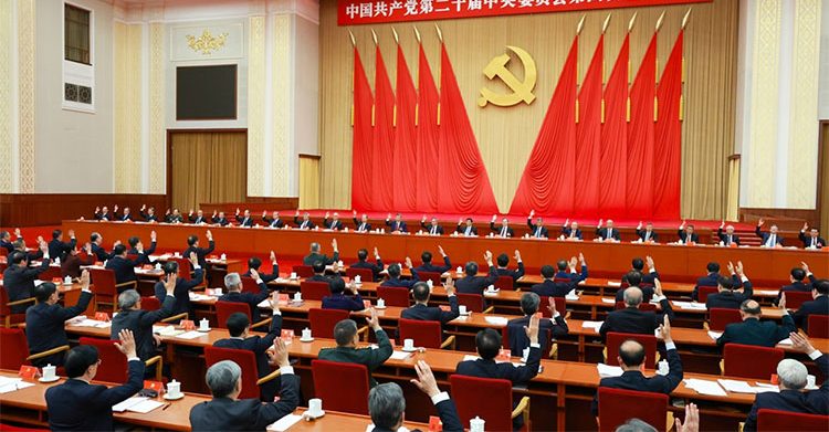တရုတ်ကွန်မြူနစ်ပါတီ စုံညီအစည်းအဝေးတွင် ထိပ်တန်း အရာရှိ ၃၃ ဦးကို ပါတီမှ ထုတ်ပယ် သတင်းနှင့် မီဒီယာ ကွန်ရက်။ ၂၀၂၆ ခုနှစ်၊ အောက်တိုဘာလ ၃၀ ရက်။ တရုတ်ကွန်မြူနစ်ပါတီ၏ ပဉ္စမအကြိမ်မြောက် စုံညီအစည်းအဝေး (5th Plenum) အပြီးတွင် အဂတိလိုက်စားမှုနှင့် စည်းကမ်းဖောက်ဖျက်မှုများကြောင့် စစ်ဘက်နှင့် နိုင်ငံရေးဆိုင်ရာ ထိပ်တန်း အရာရှိကြီး ၃၃ ဦးကို ပါတီမှ ထုတ်ပယ်လိုက်ကြောင်း အတည်ပြု ထုတ်ပြန်သည်။ ထုတ်ပယ်ခံရသူများတွင် ဗဟိုစစ်ကော်မရှင် ဒုတိယဥက္ကဋ္ဌဟောင်း ကျန်းယိုရှား၊ ပေါ်လစ်ဗျူရို အဖွဲ့ဝင်ဟောင်း မာဆင်းရွေ့၊ စစ်ဘက်ခေါင်းဆောင်ဟောင်း လျူကျင်းလီ၊ ဝါရင့် သံတမန်ဟောင်း လျူကျန့်ချောင်း၊ စက်မှုဝန်ကြီးဟောင်း ကျင်းကျွမ်းလုံနှင့် စတော့အိတ်ချိန်း ထိန်းကျောင်းရေးအဖွဲ့ ဥက္ကဋ္ဌဟောင်း ရီဟွေမန်းတို့ အပါအဝင် ထိပ်သီး ခေါင်းဆောင်အများအပြား ပါဝင်သည်။ ဘေဂျင်းမြို့၌ လေးရက်ကြာ ကျင်းပခဲ့သည့် အဆိုပါ အစည်းအဝေးတွင် သမ္မတ ရှီကျင့်ပင်၏ ပါတီအတွင်း တင်းကျပ်စွာ ထိန်းကျောင်းရေးနှင့် အဂတိလိုက်စားမှု တိုက်ဖျက်ရေး မူဝါဒများကို အဓိကထား ဆွေးနွေးခဲ့ကြသည်။ သမ္မတ ရှီကျင့်ပင် အာဏာရလာသည့် ၂၀၁၂ ခုနှစ်မှစ၍ ပါတီဝင် ၂ သန်းကျော် အရေးယူခံခဲ့ရပြီး၊ ယခု ဖြုတ်ထုတ်ရှင်းမှုများကြောင့် အစည်းအဝေး တက်ရောက်သူ ဗဟိုကော်မတီဝင် အရေအတွက်သည် ရှီကျင့်ဖိန် ဦးဆောင်သည့် ၁၄ နှစ်တာ ကာလအတွင်း ပထမဆုံးအကြိမ်အဖြစ် ၃၀၀ အောက် လျော့နည်းခဲ့သည်။ ထို့ပြင် အစည်းအဝေး၌ ကျန်ရှန့်မင်းအား ပေါ်လစ်ဗျူရို အဖွဲ့ဝင်သစ်အဖြစ် တိုးမြှင့်ခန့်အပ်ခဲ့ပြီး၊ လာမည့် ၂၀၂၇ ခုနှစ် ဒုတိယဝက်တွင် အလွန်အရေးပါသည့် (၂၁) ကြိမ်မြောက် အမျိုးသားပါတီကွန်ဂရက်ကို ဘေဂျင်းမြို့၌ ကျင်းပသွားမည်ဖြစ်ကြောင်း ကြေညာခဲ့သည်။