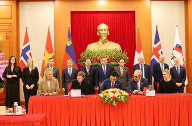 ဗီယက်နမ်နှင့် EFTA တို့ လွတ်လပ်သော ကုန်သွယ်ရေးသဘောတူစာချုပ် လက်မှတ်ရေးထိုး သတင်းနှင့် မီဒီယာ ကွန်ရက်။ ၂၀၂၆ ခုနှစ်၊ အောက်တိုဘာလ ၁၉ ရက်။ ဗီယက်နမ်နိုင်ငံသည် ဥရောပ လွတ်လပ်သော ကုန်သွယ်ရေးအသင်း (EFTA) နှင့် အဓိကကျသော လွတ်လပ်သော ကုန်သွယ်ရေး သဘောတူစာချုပ်ကို ဟနွိုင်းမြို့၌ တရားဝင် လက်မှတ်ရေးထိုးလိုက်သည်။ အရှေ့တောင်အာရှ၏ စီးပွားရေး တဟုန်ထိုး ဖွံ့ဖြိုးတိုးတက်နေသည့် ဗီယက်နမ်နိုင်ငံနှင့် အိုင်စလန်၊ လစ်တန်စတိန်း၊ နော်ဝေ၊ ဆွစ်ဇာလန်နိုင်ငံများ ပါဝင်သော EFTA အသင်းတို့သည် ၂၀၁၂ ခုနှစ်ကတည်းက စတင်ဆွေးနွေးခဲ့ကြပြီးနောက် အောက်တိုဘာ ၁၈ ရက်က ယခုကဲ့သို့ သဘောတူညီချက် ရယူခဲ့ခြင်း ဖြစ်သည်။ အဆိုပါ သဘောတူညီချက်အရ စက်မှုလက်မှု၊ ရေထွက်ပစ္စည်းနှင့် စိုက်ပျိုးရေးထွက်ကုန်များအပေါ် အကောက်ခွန်များကို လျှော့ချခြင်း သို့မဟုတ် အခွန်ကင်းလွတ်ခွင့်ပြုခြင်းများ လုပ်ဆောင်သွားမည်ဖြစ်သည်။ ထို့ပြင် ကုန်စည်နှင့် ဝန်ဆောင်မှု ကုန်သွယ်ရေး၊ ဉာဏပစ္စည်း မူပိုင်ခွင့်နှင့် ရေရှည်တည်တံ့သော ဖွံ့ဖြိုးတိုးတက်ရေး လုပ်ငန်းစဉ်များကိုလည်း ထည့်သွင်းချုပ်ဆိုထားသည်။ အမေရိကန်သမ္မတ ဒေါ်နယ်ထရန့်၏ အကောက်ခွန် မူဝါဒများကြောင့် ကမ္ဘာ့ကုန်သွယ်ရေးတွင် မသေချာမရေရာမှုများ မြင့်တက်နေချိန်၌ ဈေးကွက်များကို ကွဲပြားစုံလင်စေရန်နှင့် ကုန်သွယ်ရေး မိတ်ဖက်အသစ်များ ရှာဖွေရန် ယခုကဲ့သို့ ဆောင်ရွက်ခဲ့ခြင်းဖြစ်သည်။ ပြီးခဲ့သည့်နှစ်က နှစ်ဖက်ကုန်သွယ်မှုပမာဏမှာ ယူရို ၄ ဒသမ ၈ ဘီလီယံ (အမေရိကန်ဒေါ်လာ ၅ ဒသမ ၄ ဘီလီယံ) ရှိခဲ့သည်။ #EFTA
