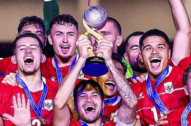 ပထမဆုံး FIFA အာဆီယံ ဖလား အင်ဒိုနီးရှား ဆွတ်ခူး သတင်းနှင့် မီဒီယာ ကွန်ရက်။ ၂၀၂၆ ခုနှစ်၊ အောက်တိုဘာလ ၇ ရက်။ ပထမဦးဆုံးအကြိမ် ကျင်းပသည့် ဖီဖာ အာဆီယံဖလား (FIFA ASEAN Cup) ဗိုလ်လုပွဲတွင် အိမ်ရှင် အင်ဒိုနီးရှားအသင်းသည် ပြိုင်ဘက် ထိုင်းအသင်းကို ပင်နယ်တီ အဆုံးအဖြတ်၌ ၄ ဂိုး - ၂ ဂိုးဖြင့် အနိုင်ရရှိကာ သမိုင်းဝင် ချန်ပီယံဆုကို ဆွတ်ခူးသွားခဲ့သည်။ ဂျကာတာမြို့၌ ကျင်းပသည့် အဆိုပါ ဗိုလ်လုပွဲစဉ်တွင် မိနစ် ၉၀ နှင့် အချိန်ပို ပွဲချိန်အထိ တစ်ဖက် ၂ ဂိုးစီ သရေကျနေသဖြင့် ပင်နယ်တီ အဆုံးအဖြတ် ခံယူခဲ့ကြခြင်းဖြစ်သည်။ ပင်နယ်တီ ကန်သွင်းမှုတွင် အင်ဒိုနီးရှားအသင်းက ပိုမိုတည်ငြိမ်စွာ ကန်သွင်းနိုင်ခဲ့သည့်အပြင် ဂိုးသမား၏ လက်စွမ်းပြ ကာကွယ်မှုများကြောင့် အနိုင်ရရှိခဲ့ခြင်းဖြစ်သည်။ ယခုအောင်ပွဲသည် အင်ဒိုနီးရှား အမျိုးသား ဘောလုံးအသင်းအတွက် အာဆီယံဒေသတွင်း ပြိုင်ပွဲကြီးများတွင် နှစ်ပေါင်းများစွာ ကြုံတွေ့ခဲ့ရသည့် ဆုဖလားငတ်မွတ်မှုကို အဆုံးသတ်နိုင်ခဲ့သည့် သမိုင်းဝင် အမှတ်တရ ဖြစ်ခဲ့သည်။