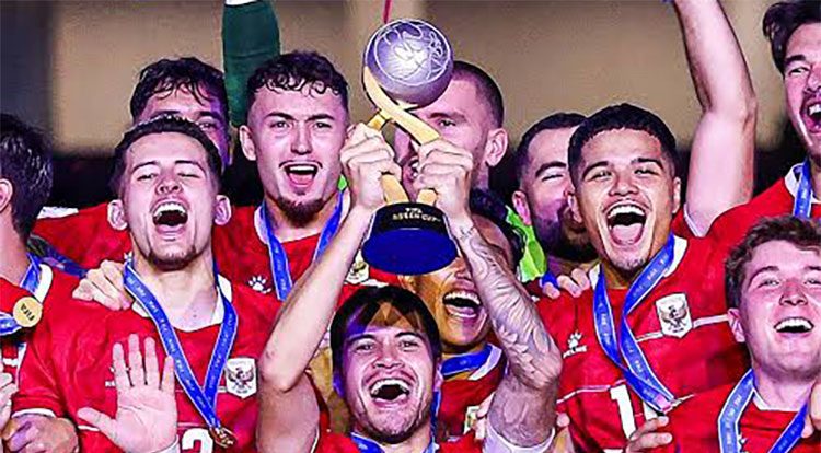 ပထမဆုံး FIFA အာဆီယံ ဖလား အင်ဒိုနီးရှား ဆွတ်ခူး သတင်းနှင့် မီဒီယာ ကွန်ရက်။ ၂၀၂၆ ခုနှစ်၊ အောက်တိုဘာလ ၇ ရက်။ ပထမဦးဆုံးအကြိမ် ကျင်းပသည့် ဖီဖာ အာဆီယံဖလား (FIFA ASEAN Cup) ဗိုလ်လုပွဲတွင် အိမ်ရှင် အင်ဒိုနီးရှားအသင်းသည် ပြိုင်ဘက် ထိုင်းအသင်းကို ပင်နယ်တီ အဆုံးအဖြတ်၌ ၄ ဂိုး - ၂ ဂိုးဖြင့် အနိုင်ရရှိကာ သမိုင်းဝင် ချန်ပီယံဆုကို ဆွတ်ခူးသွားခဲ့သည်။ ဂျကာတာမြို့၌ ကျင်းပသည့် အဆိုပါ ဗိုလ်လုပွဲစဉ်တွင် မိနစ် ၉၀ နှင့် အချိန်ပို ပွဲချိန်အထိ တစ်ဖက် ၂ ဂိုးစီ သရေကျနေသဖြင့် ပင်နယ်တီ အဆုံးအဖြတ် ခံယူခဲ့ကြခြင်းဖြစ်သည်။ ပင်နယ်တီ ကန်သွင်းမှုတွင် အင်ဒိုနီးရှားအသင်းက ပိုမိုတည်ငြိမ်စွာ ကန်သွင်းနိုင်ခဲ့သည့်အပြင် ဂိုးသမား၏ လက်စွမ်းပြ ကာကွယ်မှုများကြောင့် အနိုင်ရရှိခဲ့ခြင်းဖြစ်သည်။ ယခုအောင်ပွဲသည် အင်ဒိုနီးရှား အမျိုးသား ဘောလုံးအသင်းအတွက် အာဆီယံဒေသတွင်း ပြိုင်ပွဲကြီးများတွင် နှစ်ပေါင်းများစွာ ကြုံတွေ့ခဲ့ရသည့် ဆုဖလားငတ်မွတ်မှုကို အဆုံးသတ်နိုင်ခဲ့သည့် သမိုင်းဝင် အမှတ်တရ ဖြစ်ခဲ့သည်။