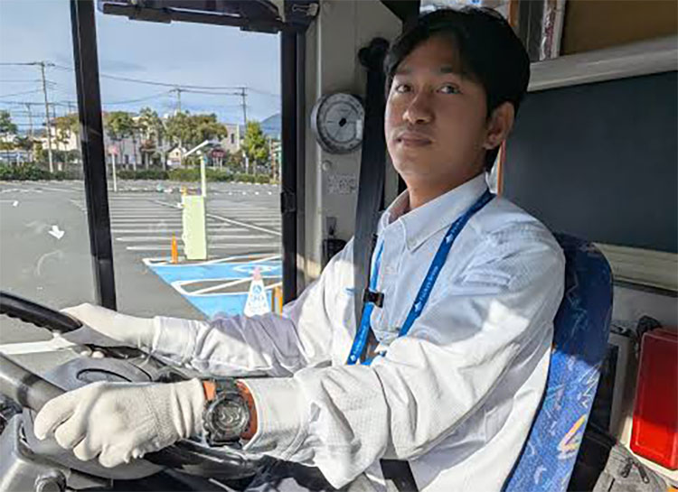 ဂျပန်၏ ပထမဆုံး ဘတ်စ်ကားလိုင်း ယာဉ်မောင်းမှာ မြန်မာနိုင်ငံသား ဖြစ် သတင်းနှင့် မီဒီယာ ကွန်ရက်။ ၂၀၂၆ ခုနှစ်၊ အောက်တိုဘာလ ၂၁ ရက်။ မြန်မာနိုင်ငံသား တစ်ဦးသည် ဂျပန်နိုင်ငံ၏ ပထမဆုံး ခရီးသည်တင် လိုင်း ဘတ်စ်ကား မောင်းသူ နိုင်ငံခြားသား ယာဉ်မောင်း ဖြစ်လာခဲ့သည်ဟု Japan Daily သတင်းတွင် ဖော်ပြထားသည်။ Fuji Kyuko Shizuoka Bus ကုမ္ပဏီ၏ ထုတ်ပြန်ချက်အရ မြန်မာနိုင်ငံသား ကိုပြည့်စုံသည် အောက်တိုဘာလ ၁၉ ရက်နေ့တွင် ခရီးသည်တင် ဘတ်စ်ကားများကို တရားဝင် စတင်မောင်းနှင်ခဲ့ပြီး၊ စိဇူအိုကာခရိုင် (Shizuoka Prefecture) ၏ ပထမဆုံးသော နိုင်ငံခြားသား ခရီးသည်တင် ဘတ်စ်ကားဒရိုင်ဘာ ဖြစ်လာခဲ့သည်ဟု ဆိုသည်။ အဆိုပါ ကုမ္ပဏီက ကိုပြည်စုံ ဘတ်စ်ကားမောင်းနှင်စဉ် တာဝန်ကျယူနီဖောင်းနှင့် လက်အိတ်များ ဝတ်ဆင်ထားသည့် ဓာတ်ပုံများကို ထုတ်ပြန်ခဲ့ရာ ဆိုရှယ်မီဒီယာပေါ်တွင် လူထုစိတ်ဝင်စားမှု အမြောက်အမြား ရရှိခဲ့ပြီး အားပေးချီးကျူးသည့် တုံ့ပြန်မှုများစွာ ရရှိခဲ့သည်။ မှတ်ချက်ရေးသားသူ အများအပြားက ဂျပန်နိုင်ငံတွင် ဘေးကင်းလုံခြုံစွာ တာဝန်ထမ်းဆောင်နိုင်ရန် လိုအပ်သည့် ဘာသာစကားနှင့် ကျွမ်းကျင်မှုဆိုင်ရာ ပညာရပ်များကို ကြိုးစားသင်ယူခဲ့သည့် ကိုပြည့်စုံ၏ ကြိုးပမ်းမှုကို ကြိုဆိုချီးကျူးခဲ့ကြသည်။ ထို့ပြင် ဂျပန်တစ်ဝန်းရှိ ဘတ်စ်ကားလုပ်ငန်းများတွင် လုပ်သားလိုအပ်မှု ကြုံတွေ့နေရချိန်တွင် ဒရိုင်ဘာများ ခန့်အပ်ရေးနှင့် ထိန်းသိမ်းရေးဆိုင်ရာ စိန်ခေါ်မှုများကိုလည်း ဆွေးနွေးပြောဆိုခဲ့ကြသည်။ ခရီးသည်တင် ဘတ်စ်ကားမောင်းနှင်ခြင်းသည် အထူးလိုင်စင်၊ လေ့ကျင့်သင်တန်းများနှင့် ခရီးသည်များ၏ ဘေးကင်းလုံခြုံရေးအတွက် တာဝန်ယူမှုများ လိုအပ်သဖြင့် ဤပြောင်းလဲမှုသည် အရေးပါသော အသက်မွေးဝမ်းကျောင်းဆိုင်ရာ အပြောင်းအလဲတစ်ခုလည်း ဖြစ်သည်။ #Fuji_Kyuko_Shizuoka_Bus_myanmar_Driver