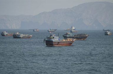 ဟော်မုဇ် ရေလက်ကြားတွင် ရေနံတင် သင်္ဘောများ တိုက်ခိုက်ခံရမှု စံချိန်တင် မြင့်တက် သတင်းနှင့် မီဒီယာ ကွန်ရက်။ ၂၀၂၆ ခုနှစ်၊ အောက်တိုဘာလ ၈ ရက်။ အမေရိကန်နှင့် အီရန် စစ်ပွဲ စတင်ခဲ့သည့် ဖေဖော်ဝါရီလနောက်ပိုင်း ဟော်မုဇ် ရေလက်ကြားအတွင်း စက်သုံးဆီတင် သင်္ဘောများ တိုက်ခိုက်ခံရမှုနှုန်းသည် ပြီးခဲ့သည့် သတင်းပတ်အတွင်း စံချိန်တင် အမြင့်ဆုံးသို့ ရောက်ရှိခဲ့ကြောင်း ရေကြောင်းလုံခြုံရေး သတင်းရင်းမြစ်များ၏ အချက်အလက်များကို ကိုးကား၍ ရိုက်တာသတင်းဌာနက ဖော်ပြသည်။ စက်တင်ဘာလ ၂၈ ရက်မှ အောက်တိုဘာလ ၅ ရက်အတွင်း အီရန် တော်လှန်ရေးအစောင့်တပ်၏ နှောင့်ယှက် တိုက်ခိုက်မှုများကြောင့် ရေနံနှင့် သဘာဝဓာတ်ငွေ့တင် သင်္ဘော အနည်းဆုံး ၁၂ စီး တိုက်ခိုက်ခံခဲ့ရသည်။ ၎င်းမှာ စစ်ပွဲစတင်ခဲ့ပြီးနောက်ပိုင်း တစ်ပတ်အတွင်း တိုက်ခိုက်ခံရမှု အများဆုံး ပမာဏဖြစ်သည်။ အီရန်ဘက်က ဒရုန်းများဖြင့် စောင့်ကြည့်ခြင်း၊ ရေဒီယိုမှတစ်ဆင့် ခြိမ်းခြောက်ခြင်းနှင့် ပစ်ခတ်တိုက်ခိုက်ခြင်းများကို ဆက်တိုက် လုပ်ဆောင်နေခြင်း ဖြစ်သည်။ ပင်လယ်ကွေ့ ရေနံထုတ်လုပ်သည့် နိုင်ငံများက ရေနံတင်ပို့မှု တိုးမြှင့်ရန် ကြိုးပမ်းနေချိန်တွင် အီရန်က အဓိက ရေကြောင်းသွားလာရေး လမ်းကြောင်းပေါ်ရှိ သင်္ဘောများကို အကဲစမ်း ဖိအားပေးနေခြင်း ဖြစ်သည်ဟု စစ်ရေး အကဲခတ်များက သုံးသပ်ကြသည်။ ပြီးခဲ့သည့် အင်္ဂါနေ့ကလည်း ပနားမားအလံစိုက် "On Peace" ရေနံတင်သင်္ဘော ဟော်မုဇ်ရေလက်ကြားကို ဖြတ်သန်းစဉ် တိုက်ခိုက်ခံခဲ့ရသဖြင့် သင်္ဘောပေါ်ပါ အိန္ဒိယနိုင်ငံသား သင်္ဘောသား ၁၂ ဦး ဒဏ်ရာရရှိခဲ့ကြောင်း အိန္ဒိယ နိုင်ငံခြားရေးဝန်ကြီးဌာနက အတည်ပြုပြောကြားထားသည်။