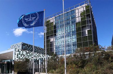 အမေရိကန် ပိတ်ဆို့မှုကြားမှ ICC ခုံရုံး EU ၏ အမြင့်ဆုံး လူ့အခွင့်အရေးဆု ရရှိ သတင်းနှင့် မီဒီယာ ကွန်ရက်။ ၂၀၂၆ ခုနှစ်၊ အောက်တိုဘာလ ၂၃ ရက်။ အမေရိကန်အစိုးရ၏ ပိတ်ဆို့အရေးယူမှုများနှင့် ရင်ဆိုင်နေရသည့် နိုင်ငံတကာ ရာဇဝတ်ခုံရုံး (ICC) သည် ဥရောပသမဂ္ဂ (EU) ၏ အမြင့်ဆုံး လူ့အခွင့်အရေးဆုဖြစ်သော စာခါရော့ဗ် (Sakharov) ဆုကို ရရှိခဲ့သည်။ အမေရိကန် သမ္မတ ဒေါ်နယ်ထရမ့် အစိုးရက ICC ခုံရုံး လုပ်ငန်းစဉ်များကို အဟန့်အတား ဖြစ်စေမည့် ပိတ်ဆို့အရေးယူမှုများ ပြုလုပ်မည်ဟု ကြေညာခဲ့ပြီး သီတင်းနှစ်ပတ်အကြာတွင် EU က ယခုဆုကို ဂုဏ်ပြုပေးအပ်ခဲ့ခြင်း ဖြစ်သည်။ ယခုဆုသည် ယခုလအတွင်း ICC ခုံရုံးနှင့် ဆက်စပ်သူများအတွက် ဒုတိယအကြိမ်မြောက် နိုင်ငံတကာ အသိအမှတ်ပြုမှုလည်း ဖြစ်သည်။ လွန်ခဲ့သည့် သီတင်းပတ်ကလည်း ICC တရားသူကြီးဟောင်း နာဗီ ပိလန့် (Navi Pillay) သည် နိုဘယ် ငြိမ်းချမ်းရေးဆုကို ဆွတ်ခူးခဲ့သည်။ ဥရောပပါလီမန် ဥက္ကဋ္ဌ ရိုဘာတာ မက်ဆိုလာ (Roberta Metsola) က ICC သည် နိုင်ငံတကာဥပဒေနှင့် တရားမျှတမှုကို ထိန်းသိမ်းရာတွင် အရေးပါသည့် အခန်းကဍ္ဍမှ ပါဝင်နေကြောင်း ပြောကြားခဲ့သည်။ အစ္စရေး ဝန်ကြီးချုပ် နာတန်ယာဟူးနှင့် ကာကွယ်ရေးဝန်ကြီးဟောင်း ဂါလန့်တို့ကို ဖမ်းဝရမ်း ထုတ်ပြန်ခဲ့ပြီးနောက် အမေရိကန် အစိုးရက ICC ကို ပိတ်ဆို့အရေးယူရန် ကြိုးပမ်းလာခြင်း ဖြစ်သည်။ သို့သော် EU အကြီးအကဲ အာဆူလာ ဖွန်ဒါ လေယန် (Ursula von der Leyen) က ICC ခုံရုံးအနေဖြင့် မည်သည့် ဖိအား သို့မဟုတ် ခြိမ်းခြောက်မှုမှ မပါဘဲ လွတ်လပ်စွာ လုပ်ဆောင်ခွင့် ရှိရမည်ဟု ထုတ်ဖော်ပြောဆိုထားပြီး၊ အမေရိကန်၏ ပိတ်ဆို့မှုများမှ ICC ကို ကာကွယ်ပေးရန် EU ဘက်မှ အကာအကွယ်ပေးရေး ဥပဒေများ ထုတ်ပြန်ရန် ပြင်ဆင်လျက်ရှိသည်။ #Sakharov #ICC