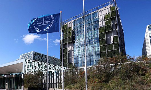 အမေရိကန် ပိတ်ဆို့မှုကြားမှ ICC ခုံရုံး EU ၏ အမြင့်ဆုံး လူ့အခွင့်အရေးဆု ရရှိ သတင်းနှင့် မီဒီယာ ကွန်ရက်။ ၂၀၂၆ ခုနှစ်၊ အောက်တိုဘာလ ၂၃ ရက်။ အမေရိကန်အစိုးရ၏ ပိတ်ဆို့အရေးယူမှုများနှင့် ရင်ဆိုင်နေရသည့် နိုင်ငံတကာ ရာဇဝတ်ခုံရုံး (ICC) သည် ဥရောပသမဂ္ဂ (EU) ၏ အမြင့်ဆုံး လူ့အခွင့်အရေးဆုဖြစ်သော စာခါရော့ဗ် (Sakharov) ဆုကို ရရှိခဲ့သည်။ အမေရိကန် သမ္မတ ဒေါ်နယ်ထရမ့် အစိုးရက ICC ခုံရုံး လုပ်ငန်းစဉ်များကို အဟန့်အတား ဖြစ်စေမည့် ပိတ်ဆို့အရေးယူမှုများ ပြုလုပ်မည်ဟု ကြေညာခဲ့ပြီး သီတင်းနှစ်ပတ်အကြာတွင် EU က ယခုဆုကို ဂုဏ်ပြုပေးအပ်ခဲ့ခြင်း ဖြစ်သည်။ ယခုဆုသည် ယခုလအတွင်း ICC ခုံရုံးနှင့် ဆက်စပ်သူများအတွက် ဒုတိယအကြိမ်မြောက် နိုင်ငံတကာ အသိအမှတ်ပြုမှုလည်း ဖြစ်သည်။ လွန်ခဲ့သည့် သီတင်းပတ်ကလည်း ICC တရားသူကြီးဟောင်း နာဗီ ပိလန့် (Navi Pillay) သည် နိုဘယ် ငြိမ်းချမ်းရေးဆုကို ဆွတ်ခူးခဲ့သည်။ ဥရောပပါလီမန် ဥက္ကဋ္ဌ ရိုဘာတာ မက်ဆိုလာ (Roberta Metsola) က ICC သည် နိုင်ငံတကာဥပဒေနှင့် တရားမျှတမှုကို ထိန်းသိမ်းရာတွင် အရေးပါသည့် အခန်းကဍ္ဍမှ ပါဝင်နေကြောင်း ပြောကြားခဲ့သည်။ အစ္စရေး ဝန်ကြီးချုပ် နာတန်ယာဟူးနှင့် ကာကွယ်ရေးဝန်ကြီးဟောင်း ဂါလန့်တို့ကို ဖမ်းဝရမ်း ထုတ်ပြန်ခဲ့ပြီးနောက် အမေရိကန် အစိုးရက ICC ကို ပိတ်ဆို့အရေးယူရန် ကြိုးပမ်းလာခြင်း ဖြစ်သည်။ သို့သော် EU အကြီးအကဲ အာဆူလာ ဖွန်ဒါ လေယန် (Ursula von der Leyen) က ICC ခုံရုံးအနေဖြင့် မည်သည့် ဖိအား သို့မဟုတ် ခြိမ်းခြောက်မှုမှ မပါဘဲ လွတ်လပ်စွာ လုပ်ဆောင်ခွင့် ရှိရမည်ဟု ထုတ်ဖော်ပြောဆိုထားပြီး၊ အမေရိကန်၏ ပိတ်ဆို့မှုများမှ ICC ကို ကာကွယ်ပေးရန် EU ဘက်မှ အကာအကွယ်ပေးရေး ဥပဒေများ ထုတ်ပြန်ရန် ပြင်ဆင်လျက်ရှိသည်။ #Sakharov #ICC