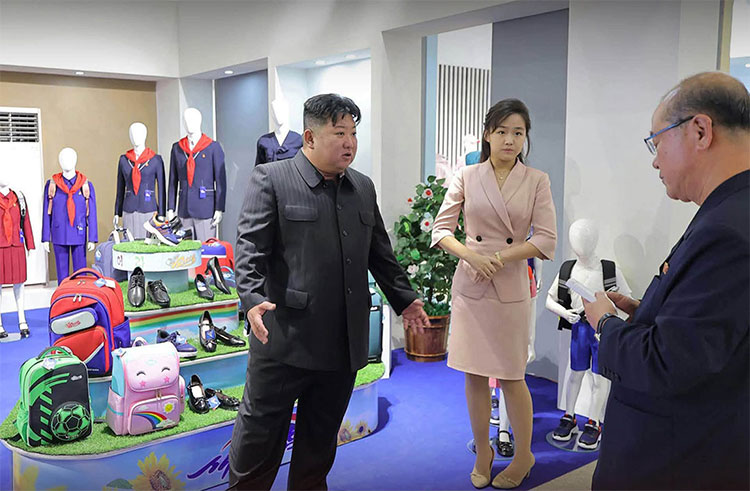 ကင်ဂျုံအွန် မသေကြောင်း မြောက်ကိုရီးယားက ဓါတ်ပုံများ ထုတ်ပြန် သတင်းနှင့် မီဒီယာ ကွန်ရက်။ ၂၀၂၆ ခုနှစ်၊ အောက်တိုဘာလ ၂၀ ရက်။ မြောက်ကိုရီးယား ခေါင်းဆောင် ကင်ဂျုံအွန် ကွယ်လွန်သွားပြီဆိုသည့် သတင်းမှားများ ကျယ်ကျယ်ပြန့်ပြန့် ထွက်ပေါ်ခဲ့ပြီးနောက် မြောက်ကိုရီးယား အစိုးရ သတင်းဌာနက ကင်ဂျုံအွန်၏ လတ်တလော လှုပ်ရှားမှု ဓာတ်ပုံများကို ထုတ်ပြန်လိုက်သည်။ မကြာသေးမီက အမေရိကန်အခြေစိုက် တရုတ်အတိုက်အခံတစ်ဦး၏ လူမှုကွန်ရက် ပို့စ်တစ်ခုမှတစ်ဆင့် ကင်ဂျုံအွန်သည် ဦးနှောက်သွေးယိုစီးမှုကြောင့် သတိလစ်မေ့မြောက်သွားပြီး ပေကျင်းမြို့သို့ အရေးပေါ် ပို့ဆောင်စဉ် ကွယ်လွန်သွားခဲ့သည်ဟု ခိုင်လုံသော အထောက်အထားမရှိသည့် သတင်းများ စတင်ထွက်ပေါ်ခဲ့ကာ အချို့သော နိုင်ငံတကာသတင်းဌာနများက ပါ ကိုးကားဖော်ပြခဲ့ကြသည်။ ယင်းနောက် မြောက်ကိုရီးယား တရားဝင် သတင်းဌာန (KCNA) က ခေါင်းဆောင် ကင်ဂျုံအွန်သည် သမီးဖြစ်သူ ဂျူအေး (Ju-ae) နှင့်အတူ အထည်အလိပ်နှင့် ခြေနင်း အဝတ်အထည် ပြပွဲတစ်ခုသို့ သွားရောက်ကြည့်ရှုနေသည့် ဓာတ်ပုံများကို ထုတ်ပြန်ခဲ့သည်။ ဓာတ်ပုံများတွင် ကင်ဂျုံအွန်သည် ကလေးစီး ဖိနပ်များနှင့် အမျိုးသမီး ဝတ်ရုံများကို စိတ်အားထက်သန်စွာ ကြည့်ရှုစစ်ဆေးနေပြီး တာဝန်ရှိသူများကို လက်အမူအရာဖြင့် တက်ကြွစွာ ညွှန်ကြားပြောဆိုနေသည်ကို ဖော်ပြထားကာ ကမ္ဘာတဝှမ်း သံသယများကို တုံ့ပြန်လိုက်ခြင်း ဖြစ်သည်။