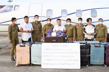 လာအိုတွင် မလေးရှားလေယာဉ်ပေါ်တင်သည့် မူးယစ်ဆေးများ ဖမ်းမိ သတင်းနှင့် မီဒီယာ ကွန်ရက်။ ၂၀၂၆ ခုနှစ်၊ အောက်တိုဘာလ ၇ ရက်။ လာအိုနိုင်ငံ၊ လွမ်ပရာဘန် (Luang Prabang) နိုင်ငံတကာလေဆိပ်၌ မလေးရှားမှ ပျံသန်းလာသည့် Learjet အမျိုးအစား ကိုယ်ပိုင်လေယာဉ်ပေါ်သို့ မူးယစ်ဆေးဝါးများ တင်ဆောင်နေစဉ် လာအိုရဲတပ်ဖွဲ့က ဝင်ရောက်စီးနင်းရာ အိုက်စ် (ခရစ္စတယ် မက်သဖက်တမင်း) ၅၂၁ ကီလိုဂရမ် ဖမ်းဆီးရမိခဲ့သည်။ ကြိုတင်သတင်းရရှိမှုအရ အာဏာပိုင်များက စောင့်ဆိုင်းစိစစ်ခဲ့ခြင်းဖြစ်သည်။ လေယာဉ်ဆိုက်ရောက်ပြီးနောက် လာအိုနိုင်ငံဘက်မှ မော်တော်ယာဉ်ဖြင့် သယ်ဆောင်လာသည့် ခရီးဆောင်အိတ် ၂၃ အိတ်အနက် ၂၁ အိတ်အတွင်းမှ အိုက်စ် မူးယစ်ဆေးဝါးများကို ရှာဖွေတွေ့ရှိခဲ့ခြင်းဖြစ်သည်။ အဆိုပါဖြစ်စဉ်နှင့် ပတ်သက်၍ မလေးရှားနိုင်ငံသား တစ်ဦးအပါအဝင် လေယာဉ်မှူး၊ တွဲဖက်လေယာဉ်မှူးနှင့် လေဆိပ်ဝန်ထမ်း ၇ ဦး အပါအဝင် စုစုပေါင်း ၁၃ ဦးကို ထိန်းသိမ်းထားသည်။ သက်သေခံ ကိုယ်ပိုင်လေယာဉ်နှင့် ပစ်ကပ်ကားတစ်စီးကို သိမ်းဆည်းထားပြီး မှောင်ခိုကူးသန်းမှု ကွန်ရက်တစ်ခုလုံးကို ပါဝင်ပတ်သက်သူများအား လာအိုအာဏာပိုင်များက ဆက်လက်စုံစမ်းစစ်ဆေးလျက်ရှိသည်။ Photo: LAO SECURITY NEWSPAPER/VIENTIANE TIMES