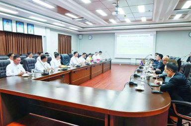 စွမ်းအင် ကဏ္ဍပူးပေါင်းဆောင်ရွက်နိုင်ရန် ထိုင်းက နေပြည်တော်သို့ သွားရောက်ဆွေးနွေး သတင်းနှင့် မီဒီယာ ကွန်ရက်။ ၂၀၂၆ ခုနှစ်၊ အောက်တိုဘာလ ၂၁ ရက်။ မြန်မာနှင့် ထိုင်းနိုင်ငံတို့အကြား လျှပ်စစ်နှင့် စွမ်းအင်ကဏ္ဍ ပူးပေါင်းဆောင်ရွက်ရေး၊ သဘာဝဓာတ်ငွေ့ ပိုမိုထုတ်လုပ်ရေးနှင့် ရင်းနှီးမြှုပ်နှံမှုအသစ်များ ပြုလုပ်နိုင်ရေးတို့အတွက် နှစ်နိုင်ငံ စွမ်းအင်ဝန်ကြီးများ နေပြည်တော်၌ တွေ့ဆုံဆွေးနွေးခဲ့ကြသည်။ အဆိုပါ တွေ့ဆုံဆွေးနွေးပွဲသို့ မြန်မာနိုင်ငံ စွမ်းအင်ဝန်ကြီးဌာန ပြည်ထောင်စုဝန်ကြီး ဦးကိုကိုလွင်နှင့် ထိုင်းနိုင်ငံ စွမ်းအင်ဝန်ကြီး Mr. Akanat Promphan ဦးဆောင်သော ကိုယ်စားလှယ်အဖွဲ့တို့ တက်ရောက်ခဲ့ကြပြီး၊ ထိုင်းနိုင်ငံ၏ ထိပ်တန်း စွမ်းအင်ကုမ္ပဏီများဖြစ်ကြသည့် PTT၊ PTTEP နှင့် EGAT တို့မှ တာဝန်ရှိသူများလည်း ပါဝင်ခဲ့ကြသည်။ ဆွေးနွေးပွဲကျင်းပနိုင်ရန် ထိုင်းကိုယ်စားလှယ်အဖွဲ့က နေပြည်တော်သို့ သွားရောက်ခဲ့ခြင်း ဖြစ်သည်။ အဆိုပါ ဆွေးနွေးပွဲ၏ နောက်ဆက်တွဲ ရလဒ်များအဖြစ် လက်ရှိ စီမံကိန်းများမှ သဘာဝဓာတ်ငွေ့ ပိုမိုထုတ်လုပ်ကာ ထိုင်းနိုင်ငံသို့ ပိုမိုတင်ပို့နိုင်မည်ဖြစ်သကဲ့သို့ ပြည်တွင်း လျှပ်စစ်ဓာတ်အား ရရှိရေးအတွက်ပါ အထောက်အကူပြုနိုင်မည် ဖြစ်သည်။ ထို့ပြင် နယ်စပ်ဖြတ်ကျော် လျှပ်စစ်ဓာတ်အားလိုင်း စီမံကိန်းများ၌ ရင်းနှီးမြှုပ်နှံမှုများ ပြုလုပ်၍ နယ်စပ်ဒေသများသို့ လျှပ်စစ်ဓာတ်အား ပိုမိုတည်ငြိမ်စွာ ဖြန့်ဖြူးပေးနိုင်မည် ဖြစ်သည်။ တစ်ချိန်တည်းမှာပင် ထားဝယ်ဒေသကို အခြေပြု၍ မြန်မာ၊ ထိုင်းနှင့် ရုရှား သုံးနိုင်ငံ ပူးပေါင်းဆောင်ရွက်မည့် စွမ်းအင်ကုန်သွယ်မှုများ ပေါ်ပေါက်လာနိုင်မည်လည်း ဖြစ်သည်။ သို့သော် ကရင်အမျိုးသားအစည်းအရုံး (KNU) က ထိန်းချုပ်မှုအချို့ ရှိနေသည့် ထားဝယ်ဒေသ၌ အဆိုပါ စွမ်းအင်စီမံကိန်းများကြောင့် စစ်ရေးအရ ဖိအားပေးမှုများ ရှိလာနိုင်ကြောင်း စစ်ရေးနှင့် နိုင်ငံရေး လေ့လာသူများက သုံးသပ်ထားကြသည်။