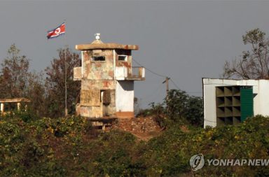 ကိုရီးယားနယ်စပ်၌ ဝါဒဖြန့် စပီကာများ ပြန်လည်တပ်ဆင်မည်ဟု မြောက်ကိုရီးယား ထုတ်ပြန် သတင်းနှင့် မီဒီယာ ကွန်ရက်။ ၂၀၂၆ ခုနှစ်၊ အောက်တိုဘာလ ၂၂ ရက်။ မြောက်ကိုရီးယားနိုင်ငံအနေဖြင့် လာမည့် အောက်တိုဘာလ အကုန်တွင် တောင်ကိုရီးယားဘက်သို့ မျက်နှာမူထားသည့် ဝါဒဖြန့် စပီကာများကို နယ်စပ်တစ်လျှောက် ပြန်လည်တပ်ဆင် အသုံးပြုသွားမည်ဟု ခေါင်းဆောင် ကင်ဂျုံအန်း၏ ညီမဖြစ်သူ ကင်ယိုဂျုံက ထုတ်ပြန်လိုက်သည်။ ကင်ယိုဂျုံသည် အောက်တိုဘာ ၂၁ ရက် နံနက်ပိုင်းက စစ်သေနာပတိနှင့်အတူ နယ်စပ်ဒေသများသို့ သွားရောက်ကြည့်ရှုခဲ့ပြီး အဆိုပါ ညွှန်ကြားချက်ကို ထုတ်ပြန်ခဲ့ခြင်းဖြစ်သည်။ တောင်ကိုရီးယားစစ်တပ်၏ သတိပေး ပစ်ခတ်မှုများကြောင့် မိမိတို့ တပ်ဖွဲ့ဝင်များနှင့် နယ်မြေထိခိုက်ပါက သနားညှာတာမှုမရှိဘဲ ချေမှုန်းသွားမည်ဟု ခြိမ်းခြောက်ပြောကြားခဲ့ပြီး လက်ရှိတွင် နယ်ခြားစောင့်တပ်များနှင့် လက်နက်ကြီးတပ်ဖွဲ့များကို အဆင်သင့် နေရာယူထားပြီးဖြစ်ကြောင်း သိရသည်။ တောင်ကိုရီးယား သမ္မတ လီဂျေမြောင် အစိုးရ၏ တင်းမာမှု လျှော့ချရေး ကြိုးပမ်းချက်များကို တုံ့ပြန်သည့် အဆိုပါ လုပ်ရပ်နှင့် ပတ်သက်၍ တောင်ကိုရီးယားဘက်ကမူ မြောက်ကိုရီးယားသည် စစ်မဲ့ဇုန်အတွင်း အင်အား ၇,၀၀၀ ခန့်ဖြင့် စစ်ရေးပြင်ဆင်မှုများ ပြုလုပ်နေကြောင်း စွပ်စွဲထားပြီး ထိုလှုပ်ရှားမှုများကို ရပ်ဆိုင်းရန် တောင်းဆိုထားသည်။ #မြောက်ကိုရီးယား