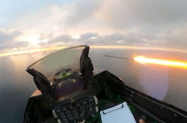 ရူမေးနီးယား F-16 က ရေပိုင်နက်အတွင်းဝင်လာသော ခေတ်မီ ဒရုန်း ၂ စီးကို ပစ်ချ သတင်းနှင့် မီဒီယာ ကွန်ရက်။ ၂၀၂၆ ခုနှစ်၊ အောက်တိုဘာလ ၁၉ ရက်။ နေတိုး (NATO) အဖွဲ့ဝင် ရူမေးနီးယားနိုင်ငံ၏ ရေပိုင်နက်အတွင်းသို့ ခွင့်ပြုချက်မရှိဘဲ ဝင်ရောက်လာခဲ့သော ရုရှားလုပ် Geran-4 အမျိုးအစား ခေတ်မီဒရုန်းနှစ်စင်းကို ရူမေးနီးယားလေတပ်က F-16 တိုက်လေယာဉ်များဖြင့် ကြားဖြတ် ပစ်ချခဲ့ကြောင်း ကာကွယ်ရေးဝန်ကြီးဌာနက ထုတ်ပြန်သည်။ ရူမေးနီးယား ကာကွယ်ရေးဝန်ကြီးဌာန၏ ထုတ်ပြန်ချက်အရ ပြီးခဲ့သည့် စနေနေ့က အဆိုပါ ဒရုန်းနှစ်စင်းသည် နိုင်ငံပိုင် ရေပိုင်နက်အတွင်းသို့ အချိန်အနည်းငယ်စီခြားကာ ဝင်ရောက်လာခဲ့ခြင်းဖြစ်သည်။ ပစ်ချခံရသော ဒရုန်းများသည် တစ်နာရီလျှင် ကီလိုမီတာ ၄၅၀ နှုန်းဖြင့် ပျံသန်းနိုင်သည့် တာဘိုပန်ကာအင်ဂျင်သုံး ခေတ်မီဒရုန်းများဖြစ်ကြောင်းနှင့် ရူမေးနီးယားနိုင်ငံအနေဖြင့် ယခုကဲ့သို့ ဒရုန်းမျိုးကို ပထမဆုံးအကြိမ် ပစ်ချနိုင်ခြင်းဖြစ်ကြောင်း ကာကွယ်ရေးဝန်ကြီးက ပြောကြားခဲ့သည်။ ယူကရိန်းနိုင်ငံနှင့် နယ်နိမိတ်ချင်း ထိစပ်နေသည့် ရူမေးနီးယားနိုင်ငံသည် ရုရှား၏ ဒရုန်းကျူးကျော်မှုများနှင့် ပင်လယ်နက်အတွင်း ကုန်တင်သင်္ဘောများ တိုက်ခိုက်ခံရမှုများကြောင့် လုံခြုံရေးအတွက် စိုးရိမ်ပူပန်လျက်ရှိပြီး နေတိုးအဖွဲ့ကလည်း နယ်မြေလုံခြုံရေးအတွက် ၂၄ နာရီ အသင့်ရှိနေကြောင်း တုံ့ပြန်ထားသည်။