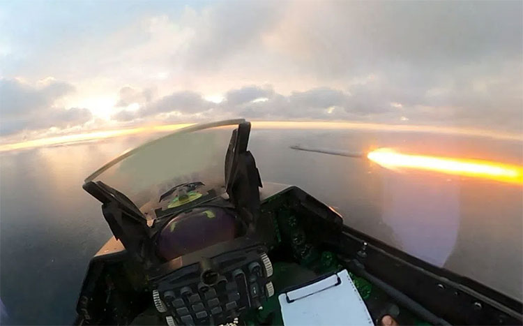 ရူမေးနီးယား F-16 က ရေပိုင်နက်အတွင်းဝင်လာသော ခေတ်မီ ဒရုန်း ၂ စီးကို ပစ်ချ သတင်းနှင့် မီဒီယာ ကွန်ရက်။ ၂၀၂၆ ခုနှစ်၊ အောက်တိုဘာလ ၁၉ ရက်။ နေတိုး (NATO) အဖွဲ့ဝင် ရူမေးနီးယားနိုင်ငံ၏ ရေပိုင်နက်အတွင်းသို့ ခွင့်ပြုချက်မရှိဘဲ ဝင်ရောက်လာခဲ့သော ရုရှားလုပ် Geran-4 အမျိုးအစား ခေတ်မီဒရုန်းနှစ်စင်းကို ရူမေးနီးယားလေတပ်က F-16 တိုက်လေယာဉ်များဖြင့် ကြားဖြတ် ပစ်ချခဲ့ကြောင်း ကာကွယ်ရေးဝန်ကြီးဌာနက ထုတ်ပြန်သည်။ ရူမေးနီးယား ကာကွယ်ရေးဝန်ကြီးဌာန၏ ထုတ်ပြန်ချက်အရ ပြီးခဲ့သည့် စနေနေ့က အဆိုပါ ဒရုန်းနှစ်စင်းသည် နိုင်ငံပိုင် ရေပိုင်နက်အတွင်းသို့ အချိန်အနည်းငယ်စီခြားကာ ဝင်ရောက်လာခဲ့ခြင်းဖြစ်သည်။ ပစ်ချခံရသော ဒရုန်းများသည် တစ်နာရီလျှင် ကီလိုမီတာ ၄၅၀ နှုန်းဖြင့် ပျံသန်းနိုင်သည့် တာဘိုပန်ကာအင်ဂျင်သုံး ခေတ်မီဒရုန်းများဖြစ်ကြောင်းနှင့် ရူမေးနီးယားနိုင်ငံအနေဖြင့် ယခုကဲ့သို့ ဒရုန်းမျိုးကို ပထမဆုံးအကြိမ် ပစ်ချနိုင်ခြင်းဖြစ်ကြောင်း ကာကွယ်ရေးဝန်ကြီးက ပြောကြားခဲ့သည်။ ယူကရိန်းနိုင်ငံနှင့် နယ်နိမိတ်ချင်း ထိစပ်နေသည့် ရူမေးနီးယားနိုင်ငံသည် ရုရှား၏ ဒရုန်းကျူးကျော်မှုများနှင့် ပင်လယ်နက်အတွင်း ကုန်တင်သင်္ဘောများ တိုက်ခိုက်ခံရမှုများကြောင့် လုံခြုံရေးအတွက် စိုးရိမ်ပူပန်လျက်ရှိပြီး နေတိုးအဖွဲ့ကလည်း နယ်မြေလုံခြုံရေးအတွက် ၂၄ နာရီ အသင့်ရှိနေကြောင်း တုံ့ပြန်ထားသည်။