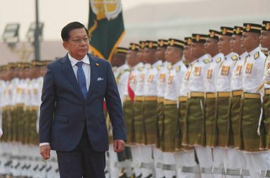 အမေရိကန်နှင့် မြန်မာစစ်အုပ်စုတို့ ဒုတိယအကြိမ်အဖြစ် ဂျပန်တွင် တိုက်ရိုက် တွေ့ဆုံ သတင်းနှင့် မီဒီယာ ကွန်ရက်။ ၂၀၂၆ ခုနှစ် အောက်တိုဘာလ ၁၆ ရက်။ အမေရိကန်အစိုးရနှင့် မြန်မာစစ်ကောင်စီ တာဝန်ရှိသူများသည် ဂျပန်နိုင်ငံ၊ တိုကျိုမြို့၌ လျှို့ဝှက်တွေ့ဆုံဆွေးနွေးပွဲတစ်ရပ် ထပ်မံပြုလုပ်ခဲ့ကြောင်း သတင်းရင်းမြစ်များကို ကိုးကား၍ ရိုက်တာနှင့် ဘီဘီစီ သတင်းဌာနများက ဖော်ပြသည်။ ယင်း သည် တစ်လအတွင်း နှစ်ဘက်ဒုတိယအကြိမ် တိုက်ရိုက်တွေ့ဆုံမှု ဖြစ်သည်။ လွန်ခဲ့သည့် စက်တင်ဘာလလယ်က အမေရိကန်နိုင်ငံခြားရေးဌာန အဆင့်မြင့်အရာရှိ မိုက်ကယ်ဗန့်စ် (Michael Vance) ဦးဆောင်သော အဖွဲ့သည် နေပြည်တော်၌ စစ်ကောင်စီဥက္ကဋ္ဌ ဗိုလ်ချုပ်မှူးကြီး မင်းအောင်လှိုင်နှင့် သွားရောက်တွေ့ဆုံခဲ့ပြီးနောက် အဆိုပါ ဆွေးနွေးပွဲ ဒုတိယပိုင်းကို တိုကျိုမြို့၌ ဆက်လက်ကျင်းပခဲ့ခြင်း ဖြစ်သည်။ အစောပိုင်း ဆွေးနွေးပွဲများတွင် အမေရိကန်နိုင်ငံသားများကို ပစ်မှတ်ထား လိမ်လည်နေသည့် မြန်မာနိုင်ငံအတွင်းရှိ အွန်လိုင်းငွေလိမ် (ကျားဖြန့်) စခန်းများ ပိတ်သိမ်းရေးနှင့် ထိန်းသိမ်းခံ အမေရိကန်နိုင်ငံသားတစ်ဦး လွတ်မြောက်ရေးတို့ကို အဓိကထား ဆွေးနွေးခဲ့သည်။ ထို့အပြင် လျှပ်စစ်ကားနှင့် အဆင့်မြင့်နည်းပညာ ထုတ်ကုန်များအတွက် မရှိမဖြစ် လိုအပ်သည့် မြန်မာနိုင်ငံ၏ ရှားပါးမြေရှားသတ္တု (Rare Earth) ထုတ်လုပ်မှုဆိုင်ရာ အချက်အလက်များကိုပါ အမေရိကန်ဘက်က စိတ်ဝင်စားမှုရှိနေကြောင်း စစ်ရေးနှင့် နိုင်ငံရေးလေ့လာသူများက သုံးသပ်သည်။ ၂၀၂၁ ခုနှစ် စစ်အာဏာသိမ်းပြီးနောက်ပိုင်း စစ်ကောင်စီကို ဖယ်ကြဉ်ထားခဲ့သည့် အမေရိကန်၏ နိုင်ငံခြားရေးပေါ်လစီသည် လက်ရှိတွင် အမျိုးသားအကျိုးစီးပွားနှင့် စီးပွားရေးဆိုင်ရာ လိုအပ်ချက်များအပေါ် အခြေခံသည့် လက်တွေ့ဆန်သော (Transactional) ချဉ်းကပ်မှုဘက်သို့ ပြောင်းလဲလာကြောင်း သတင်းများတွင် သုံးသပ်ထားသည်။ တစ်ဖက်တွင်လည်း ဆွေးနွေးပွဲကို အိမ်ရှင်အဖြစ် လက်ခံကျင်းပပေးသည့် ဂျပန်နိုင်ငံသည် စစ်ကောင်စီနှင့် တရားဝင် မဟုတ်သည့်တိုင် အဆင့်မြင့် ထိတွေ့ဆက်ဆံမှုများကို ပြန်လည်စတင်ရန် ကြိုးပမ်းနေပြီး၊ ပြည်တွင်းရှိ ဂျပန်ရင်းနှီးမြှုပ်နှံမှုများနှင့် စီးပွားရေးလုပ်ငန်းများကို ကာကွယ်ရန် လုပ်ဆောင်နေခြင်းဖြစ်သည်ဟု ဆိုသည်။ #MichaelVance