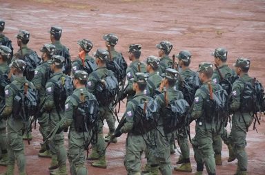 စစ်မှုထမ်းဥပဒေကြောင့် မိအေးအခါခါနာရသည့် ရှမ်းတောင်ဒေသ ဆိုင်းနှောင်ရေးသည်။ သတင်းနှင့် မီဒီယာ ကွန်ရက် ၂၀၂၆ ခုနှစ်၊ အောက်တိုဘာလ ၂၇ ရက် “တစ်ဖက်ကို ငါးသောင်း တူတူထည့်ရတာပေါ့။ နောက်တော့ တောင်ကြီးမှာ ကလေးမရှိတော့ရင် သုံးသောင်းထားပေးတယ်။ ကလေးရှိတဲ့အိမ်က ပုံမှန်ငါးသောင်းပေါ့။ စုစုပေါင်း တစ်လ ရှစ်သောင်း ထည့်ရတယ်။ နောက်ပိုင်း ပိုကောက်မယ်လို့လည်း ပြောတယ်” အင်းလေးဒေသမှ တောင်ကြီးမြို့သို့ ပြောင်းရွှေ့လာသည့် အိမ်ရှင်မတစ်ဦးက ၎င်းတို့ မိသားစု နေရပ်ရင်းနှင့် လက်ရှိနေထိုင်ရာ နေရာနှစ်ခုလုံးအတွက် စစ်မှုထမ်းကြေး ပေးဆောင်နေရသည့် အခြေအနေကို ပြောပြခဲ့ခြင်း ဖြစ်သည်။ နေရပ်ရင်း အိမ်ထောင်စုစာရင်းရှိရာ ဒေသအတွက် ပေးရသည့်အပြင် လက်ရှိ ရောက်ရှိနေသည့် တောင်ကြီးမြို့တွင်လည်း ထပ်မံပေးဆောင်နေရသဖြင့် အိမ်ထောင်စု တစ်စုတည်းမှ စစ်မှုထမ်းကြေး နှစ်ဆ ထမ်းပိုးထားရပြီး လူထုအတွက် လူမှုစီးပွား ကျပ်တည်းမှုများ ပိုမိုဆိုးရွားလာခဲ့သည်။ တောင်ကြီးမြို့နယ် တောင်ပိုင်းနှင့် မြောက်ပိုင်းရှိ ဒေသခံများအတွက် အခက်အခဲက ထိုမျှနှင့် မပြီးသေးပေ။ စစ်အုပ်စုက စစ်မှုထမ်း စုဆောင်းစရိတ် ကောက်ခံနေသည့်အပြင် ဒေသတွင်း အာဏာသက်ရောက်နေသည့် ပအိုဝ်းပြည်သူ့စစ် (PNA) ဘက်ကလည်း စစ်မှုထမ်းကြေး၊ ရိက္ခာကြေးနှင့် အခြားခေါင်းစဉ် အမျိုးမျိုးဖြင့် ငွေကြေးများ ကောက်ခံလျက် ရှိသည်။ ထို့ပြင် ရပ်ကွက်/ကျေးရွာ အုပ်ချုပ်ရေးမှူးများကိုလည်း သီးသန့် ပေးဆောင်ရသေးသဖြင့် အိမ်ထောင်စုတစ်စုတည်းက အဖွဲ့အစည်းပေါင်းစုံ၏ ငွေကြေးတောင်းခံမှုကို ရင်ဆိုင်နေရကာ "မိအေးအခါခါနာ" အဖြစ်သို့ ရောက်ရှိနေရသည်။ +++ ပအိုဝ်းဒေသနှင့် ငွေကြေးဖိအားများ +++ ၂၀၂၄ ခုနှစ် ဖေဖော်ဝါရီလတွင် စစ်မှုထမ်းဥပဒေ အသက်ဝင်လာပြီးနောက် တောင်ကြီးမြို့နယ်အတွင်းရှိ ပအိုဝ်းတိုင်းရင်းသား ဒေသခံများမှာ စစ်မှုထမ်း စုဆောင်းမှုဆိုင်ရာ ငွေကြေးဖိအားများကို ပိုမိုရင်ဆိုင်လာကြရသည်။ တောင်ကြီးမြို့နယ်သည် ပအိုဝ်းကိုယ်ပိုင် အုပ်ချုပ်ခွင့်ရဒေသ နယ်နိမိတ်အတွင်း တရားဝင် မပါဝင်သော်လည်း မြို့နယ် လူဦးရေ၏ ၇၀ ရာခိုင်နှုန်းခန့်နှင့် ကျေးရွာများတွင် ၉၀ ရာခိုင်နှုန်းခန့်မှာ ပအိုဝ်းတိုင်းရင်းသားများ နေထိုင်ကြပြီး PNA ၏ အာဏာစက် အားကောင်းသည့် ဒေသ ဖြစ်သည်။ စစ်အာဏာသိမ်းပြီးချိန်မှစ၍ PNA က ခေါင်းစဉ်အမျိုးမျိုးဖြင့် ငွေကြေးများ ကောက်ခံခဲ့ရာမှ ယခုအခါ စစ်အုပ်စုကပါ ထပ်မံကောက်ခံလာသဖြင့် ဒေသခံများမှာ ပြင်းထန်သော စီးပွားရေး အကျပ်အတည်းနှင့် ရင်ဆိုင်နေရသည်။ ဒေသခံ အမျိုးသမီးတစ်ဦးက "လတိုင်းတော့ မမှန်ဘူး။ စစ်မှုထမ်းကြေး၊ တော်ကြာ ရိက္ခာကြေး၊ ပြီးရင် ဘာပွဲညာပွဲပေါ့။ တချို့ရွာတွေကျတော့လည်း လတိုင်း ပုံမှန်ကောက်တယ်။ ရွာလူကြီးအပေါ် မူတည်နေတာ" ဟု ပြောသည်။ ကျေးရွာနှင့် ရပ်ကွက်အများစုတွင် လစဉ် ပျမ်းမျှကောက်ခံမှုများ ရှိသကဲ့သို့ မဲပေါက်သူ သို့မဟုတ် စစ်မှုထမ်းရန် အမိန့်စာရောက်လာသည့် အိမ်ထောင်စုများမှာ သိန်းရာဂဏန်းအထိ တစ်လုံးတစ်ခဲတည်း ထည့်ဝင်ကြရသည်။ အောက်ခြေ လူတန်းစားများမှာ စစ်မှုထမ်းကြေး ရရှိရန်အတွက် လူစားထိုးအဖြစ် သွားရောက်လုပ်ကိုင်ကြရသော်လည်း အုပ်ချုပ်ရေးအဖွဲ့များ၏ အကျင့်ပျက်ခြစားမှုကြောင့် ရရှိသင့်သည့် ငွေကြေးကို အပြည့်အဝ မရရှိကြပေ။ လူစားထိုး စစ်မှုထမ်းအဖြစ် သွားရောက်နေသူတစ်ဦး၏ မိခင်က "သားက ပိုက်ဆံအပြည့် မရလိုက်ဘူး။ ရာအိမ်မှူးက ဖြတ်စားထားတာ။ အုပ်ကြီးဆီ တိုင်တော့လည်း တစ်နှစ်ကျော်ပြီ၊ ဘာမှထူးမလာဘူး။ သားအသုံးလိုရင် ထုတ်ပေးရတယ်လို့ပဲ ဖြေရှင်းကြတယ်။ စားထားတဲ့သူတွေပဲ အမှန်ကို သိမှာ" ဟု ဆိုသည်။ +++ ပြည်ပရောက်သူများနှင့် အကြွေးနွံနစ်သူများ +++ ပြည်တွင်း၌သာမက ပြည်ပသို့ ထွက်ခွာသွားသည့် လူငယ်များအတွက်လည်း နေရပ်ရင်းမှ မိသားစုများက စစ်မှုထမ်းကြေးကို သုံးဆခန့် ပိုမိုထည့်ဝင်နေကြရသည်။ စစ်မှုထမ်းရန် အကျုံးဝင်သူတစ်ဦး၏ မိခင်က "သား ထိုင်းမှာတုန်းက အိမ်က ပိုထည့်ရတယ်။ သူများ ငါးသောင်းဆို သားက သိန်းကျော် ပေးရတာ။ ဟိုမှာနေလည်း ဒီမှာ ပိုထည့်နေရတော့ မထူးဘူးဆိုပြီး ပြန်လာလိုက်တယ်" ဟု ပြောသည်။ စစ်မှုထမ်းရန် တိမ်းရှောင်ရင်း ထိုင်းနှင့် မလေးရှားနိုင်ငံတို့သို့ တရားမဝင် ထွက်ခွာကြသူများမှာလည်း လမ်းခရီး အန္တရာယ်၊ ကုန်ကျစရိတ်နှင့် ဖမ်းဆီးခံရမည့် ဘေးများ ရင်ဆိုင်ကြရသည်။ တရားမဝင် ပြည်ပထွက်ခွာဖူးသူ လူငယ်တစ်ဦးက "သွားတုန်းက ကားသေးသေးလေးမှာ ၈ ယောက်တက်စီးရတယ်၊ စရိတ် သိန်း ၃၀ ကုန်တယ်။ ဟိုရောက်တော့ ဘတ်ရိုက်ပေမဲ့ အလုပ်မရဘူး။ အကူအညီမဲ့ပြီး အောက်လမ်းကပဲ ပြန်ဝင်လာရတော့ အကြွေး သိန်း ၃၀ ကျန်ခဲ့တယ်။ အခု အကြွေးလည်း ဆပ်နေရတယ်၊ စစ်မှုထမ်းကြေးလည်း တစ်လ ၈ သောင်း ဆက်ပေးနေရတယ်" ဟု ဆိုသည်။ +++ ပေါ်တာဆွဲ ဖမ်းဆီးမှုများနှင့် စိုးရိမ်ချက်များ +++ စစ်မှုထမ်းကြေး ကောက်ခံမှုများအပြင် အဓမ္မ ပေါ်တာဆွဲ ဖမ်းဆီးမှုများကြောင့်လည်း လူငယ်များနှင့် မိသားစုများ လုံခြုံရေးအတွက် စိုးရိမ်နေကြရသည်။ ပြီးခဲ့သည့် ဇူလိုင်လ ၁၅ ရက် ညပိုင်းက တောင်ကြီးမြို့ မြို့မဈေးအနီးတွင် အလုပ်မှပြန်လာသည့် လူငယ် ၂၆ ဦး အဓမ္မဖမ်းဆီးခံခဲ့ရပြီး ဗထူးတပ်လေ့ကျင့်ရေးကျောင်းမှတစ်ဆင့် ကရင်နီ စစ်မျက်နှာသို့ ပို့ဆောင်ခံခဲ့ရသည်။ တောင်ကြီးမြို့မှ ဈေးသည် ကိုမင်းမင်း (အမည်လွှဲ) က "တောင်ကြီးမှာ ပေါ်တာဆွဲတာ ငြိမ်တယ်လို့ ပြောလို့မရဘူး။ သတင်းမထွက်အောင် ဖုံးထားကြတာ။ Facebook မှာ တင်ဖို့တောင် ကြောက်နေရတော့ ဘုရားဖြူဘက်မှာ ဆွဲသွားရင် ဘယ်သူမှ မသိနိုင်ဘူး" ဟု ပြောသည်။ ထို့ပြင် စစ်မှုထမ်းပြီး ပြန်လာသူများကိုပင် စာရင်းများ ထပ်မံကောက်ယူထားပြီး ပြန်လည်ခေါ်ယူရန် ပြင်ဆင်နေကြောင်း သတင်းများ ထွက်ပေါ်နေသည်။ အင်းလေးဒေသမှ စစ်မှုထမ်းပြီး ပြန်ရောက်လာသူတစ်ဦး၏ မိခင်က "သူက စစ်မှုထမ်းရလို့ ကရင်နီကို သွားခဲ့ရတာ။ ပြန်လာတော့ တအားကြောက်လန့်နေပြီး လူတောမတိုးနိုင်ဘူး။ အခု စာရင်း ထပ်ကောက်ထားတယ်။ သင်တန်းပေးစရာ မလိုလို့ အရင်သွားဖူးသူတွေကိုပဲ ထပ်ခေါ်မယ်ကြားတယ်။ နောက်တစ်ခေါက်ဆို ဘုရားကယ်မှပဲ ရတော့မယ်" ဟု ရင်ဖွင့်သည်။ ကရင်နီဒေသမှ တောင်ကြီးသို့ စစ်ဘေးရှောင်လာသည့် ဈေးဆိုင်ပိုင်ရှင်တစ်ဦးကလည်း "ဟိုမှာက ၈ သောင်း၊ ဒီမှာက ၅ သောင်း ထည့်ရတယ်။ အိမ်ထောင်စုစာရင်း မရှိလည်း ထည့်ရမယ်ဆိုလို့ ထည့်နေရတာ။ တစ်လတစ်လ အိမ်ငှားစရိတ်၊ ကလေးကျောင်းစရိတ်နဲ့ စစ်မှုထမ်းကြေးပေးဖို့ တော်တော် ရုန်းကန်နေရတယ်" ဟု ပြောသည်။ ရှမ်းပြည်တောင်ပိုင်းတွင် စစ်မှုထမ်းဥပဒေ၏ ရိုက်ခတ်မှုကြောင့် မိသားစုများ၏ စီးပွားရေး ပျက်စီးရုံသာမက သားသမီးများ၏ အသက်အန္တရာယ်နှင့် အနာဂတ်ပါ ပျောက်ဆုံးနေရပြီး၊ မိခင်များအတွက်မူ "အိမ်ပြန်လာနိုင်ပါဦးမလား" ဆိုသည့် မေးခွန်းဖြင့် သားအပြန်ကို ရင်တမမနှင့် မျှော်လင့်နေကြရဆဲ ဖြစ်သည်။