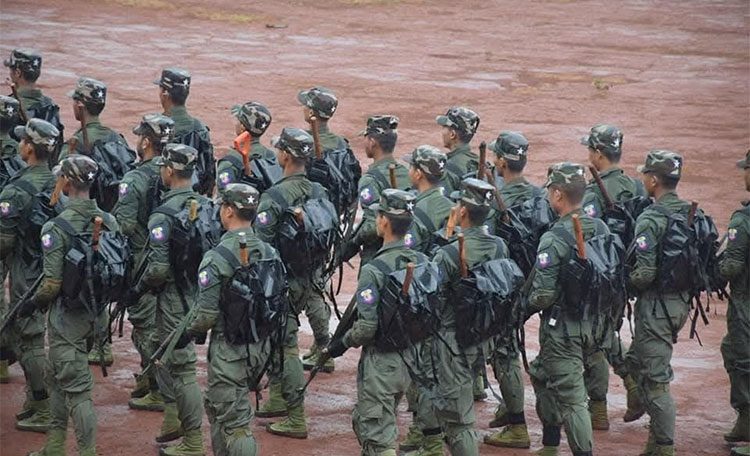 စစ်မှုထမ်းဥပဒေကြောင့် မိအေးအခါခါနာရသည့် ရှမ်းတောင်ဒေသ ဆိုင်းနှောင်ရေးသည်။ သတင်းနှင့် မီဒီယာ ကွန်ရက် ၂၀၂၆ ခုနှစ်၊ အောက်တိုဘာလ ၂၇ ရက် “တစ်ဖက်ကို ငါးသောင်း တူတူထည့်ရတာပေါ့။ နောက်တော့ တောင်ကြီးမှာ ကလေးမရှိတော့ရင် သုံးသောင်းထားပေးတယ်။ ကလေးရှိတဲ့အိမ်က ပုံမှန်ငါးသောင်းပေါ့။ စုစုပေါင်း တစ်လ ရှစ်သောင်း ထည့်ရတယ်။ နောက်ပိုင်း ပိုကောက်မယ်လို့လည်း ပြောတယ်” အင်းလေးဒေသမှ တောင်ကြီးမြို့သို့ ပြောင်းရွှေ့လာသည့် အိမ်ရှင်မတစ်ဦးက ၎င်းတို့ မိသားစု နေရပ်ရင်းနှင့် လက်ရှိနေထိုင်ရာ နေရာနှစ်ခုလုံးအတွက် စစ်မှုထမ်းကြေး ပေးဆောင်နေရသည့် အခြေအနေကို ပြောပြခဲ့ခြင်း ဖြစ်သည်။ နေရပ်ရင်း အိမ်ထောင်စုစာရင်းရှိရာ ဒေသအတွက် ပေးရသည့်အပြင် လက်ရှိ ရောက်ရှိနေသည့် တောင်ကြီးမြို့တွင်လည်း ထပ်မံပေးဆောင်နေရသဖြင့် အိမ်ထောင်စု တစ်စုတည်းမှ စစ်မှုထမ်းကြေး နှစ်ဆ ထမ်းပိုးထားရပြီး လူထုအတွက် လူမှုစီးပွား ကျပ်တည်းမှုများ ပိုမိုဆိုးရွားလာခဲ့သည်။ တောင်ကြီးမြို့နယ် တောင်ပိုင်းနှင့် မြောက်ပိုင်းရှိ ဒေသခံများအတွက် အခက်အခဲက ထိုမျှနှင့် မပြီးသေးပေ။ စစ်အုပ်စုက စစ်မှုထမ်း စုဆောင်းစရိတ် ကောက်ခံနေသည့်အပြင် ဒေသတွင်း အာဏာသက်ရောက်နေသည့် ပအိုဝ်းပြည်သူ့စစ် (PNA) ဘက်ကလည်း စစ်မှုထမ်းကြေး၊ ရိက္ခာကြေးနှင့် အခြားခေါင်းစဉ် အမျိုးမျိုးဖြင့် ငွေကြေးများ ကောက်ခံလျက် ရှိသည်။ ထို့ပြင် ရပ်ကွက်/ကျေးရွာ အုပ်ချုပ်ရေးမှူးများကိုလည်း သီးသန့် ပေးဆောင်ရသေးသဖြင့် အိမ်ထောင်စုတစ်စုတည်းက အဖွဲ့အစည်းပေါင်းစုံ၏ ငွေကြေးတောင်းခံမှုကို ရင်ဆိုင်နေရကာ "မိအေးအခါခါနာ" အဖြစ်သို့ ရောက်ရှိနေရသည်။ +++ ပအိုဝ်းဒေသနှင့် ငွေကြေးဖိအားများ +++ ၂၀၂၄ ခုနှစ် ဖေဖော်ဝါရီလတွင် စစ်မှုထမ်းဥပဒေ အသက်ဝင်လာပြီးနောက် တောင်ကြီးမြို့နယ်အတွင်းရှိ ပအိုဝ်းတိုင်းရင်းသား ဒေသခံများမှာ စစ်မှုထမ်း စုဆောင်းမှုဆိုင်ရာ ငွေကြေးဖိအားများကို ပိုမိုရင်ဆိုင်လာကြရသည်။ တောင်ကြီးမြို့နယ်သည် ပအိုဝ်းကိုယ်ပိုင် အုပ်ချုပ်ခွင့်ရဒေသ နယ်နိမိတ်အတွင်း တရားဝင် မပါဝင်သော်လည်း မြို့နယ် လူဦးရေ၏ ၇၀ ရာခိုင်နှုန်းခန့်နှင့် ကျေးရွာများတွင် ၉၀ ရာခိုင်နှုန်းခန့်မှာ ပအိုဝ်းတိုင်းရင်းသားများ နေထိုင်ကြပြီး PNA ၏ အာဏာစက် အားကောင်းသည့် ဒေသ ဖြစ်သည်။ စစ်အာဏာသိမ်းပြီးချိန်မှစ၍ PNA က ခေါင်းစဉ်အမျိုးမျိုးဖြင့် ငွေကြေးများ ကောက်ခံခဲ့ရာမှ ယခုအခါ စစ်အုပ်စုကပါ ထပ်မံကောက်ခံလာသဖြင့် ဒေသခံများမှာ ပြင်းထန်သော စီးပွားရေး အကျပ်အတည်းနှင့် ရင်ဆိုင်နေရသည်။ ဒေသခံ အမျိုးသမီးတစ်ဦးက "လတိုင်းတော့ မမှန်ဘူး။ စစ်မှုထမ်းကြေး၊ တော်ကြာ ရိက္ခာကြေး၊ ပြီးရင် ဘာပွဲညာပွဲပေါ့။ တချို့ရွာတွေကျတော့လည်း လတိုင်း ပုံမှန်ကောက်တယ်။ ရွာလူကြီးအပေါ် မူတည်နေတာ" ဟု ပြောသည်။ ကျေးရွာနှင့် ရပ်ကွက်အများစုတွင် လစဉ် ပျမ်းမျှကောက်ခံမှုများ ရှိသကဲ့သို့ မဲပေါက်သူ သို့မဟုတ် စစ်မှုထမ်းရန် အမိန့်စာရောက်လာသည့် အိမ်ထောင်စုများမှာ သိန်းရာဂဏန်းအထိ တစ်လုံးတစ်ခဲတည်း ထည့်ဝင်ကြရသည်။ အောက်ခြေ လူတန်းစားများမှာ စစ်မှုထမ်းကြေး ရရှိရန်အတွက် လူစားထိုးအဖြစ် သွားရောက်လုပ်ကိုင်ကြရသော်လည်း အုပ်ချုပ်ရေးအဖွဲ့များ၏ အကျင့်ပျက်ခြစားမှုကြောင့် ရရှိသင့်သည့် ငွေကြေးကို အပြည့်အဝ မရရှိကြပေ။ လူစားထိုး စစ်မှုထမ်းအဖြစ် သွားရောက်နေသူတစ်ဦး၏ မိခင်က "သားက ပိုက်ဆံအပြည့် မရလိုက်ဘူး။ ရာအိမ်မှူးက ဖြတ်စားထားတာ။ အုပ်ကြီးဆီ တိုင်တော့လည်း တစ်နှစ်ကျော်ပြီ၊ ဘာမှထူးမလာဘူး။ သားအသုံးလိုရင် ထုတ်ပေးရတယ်လို့ပဲ ဖြေရှင်းကြတယ်။ စားထားတဲ့သူတွေပဲ အမှန်ကို သိမှာ" ဟု ဆိုသည်။ +++ ပြည်ပရောက်သူများနှင့် အကြွေးနွံနစ်သူများ +++ ပြည်တွင်း၌သာမက ပြည်ပသို့ ထွက်ခွာသွားသည့် လူငယ်များအတွက်လည်း နေရပ်ရင်းမှ မိသားစုများက စစ်မှုထမ်းကြေးကို သုံးဆခန့် ပိုမိုထည့်ဝင်နေကြရသည်။ စစ်မှုထမ်းရန် အကျုံးဝင်သူတစ်ဦး၏ မိခင်က "သား ထိုင်းမှာတုန်းက အိမ်က ပိုထည့်ရတယ်။ သူများ ငါးသောင်းဆို သားက သိန်းကျော် ပေးရတာ။ ဟိုမှာနေလည်း ဒီမှာ ပိုထည့်နေရတော့ မထူးဘူးဆိုပြီး ပြန်လာလိုက်တယ်" ဟု ပြောသည်။ စစ်မှုထမ်းရန် တိမ်းရှောင်ရင်း ထိုင်းနှင့် မလေးရှားနိုင်ငံတို့သို့ တရားမဝင် ထွက်ခွာကြသူများမှာလည်း လမ်းခရီး အန္တရာယ်၊ ကုန်ကျစရိတ်နှင့် ဖမ်းဆီးခံရမည့် ဘေးများ ရင်ဆိုင်ကြရသည်။ တရားမဝင် ပြည်ပထွက်ခွာဖူးသူ လူငယ်တစ်ဦးက "သွားတုန်းက ကားသေးသေးလေးမှာ ၈ ယောက်တက်စီးရတယ်၊ စရိတ် သိန်း ၃၀ ကုန်တယ်။ ဟိုရောက်တော့ ဘတ်ရိုက်ပေမဲ့ အလုပ်မရဘူး။ အကူအညီမဲ့ပြီး အောက်လမ်းကပဲ ပြန်ဝင်လာရတော့ အကြွေး သိန်း ၃၀ ကျန်ခဲ့တယ်။ အခု အကြွေးလည်း ဆပ်နေရတယ်၊ စစ်မှုထမ်းကြေးလည်း တစ်လ ၈ သောင်း ဆက်ပေးနေရတယ်" ဟု ဆိုသည်။ +++ ပေါ်တာဆွဲ ဖမ်းဆီးမှုများနှင့် စိုးရိမ်ချက်များ +++ စစ်မှုထမ်းကြေး ကောက်ခံမှုများအပြင် အဓမ္မ ပေါ်တာဆွဲ ဖမ်းဆီးမှုများကြောင့်လည်း လူငယ်များနှင့် မိသားစုများ လုံခြုံရေးအတွက် စိုးရိမ်နေကြရသည်။ ပြီးခဲ့သည့် ဇူလိုင်လ ၁၅ ရက် ညပိုင်းက တောင်ကြီးမြို့ မြို့မဈေးအနီးတွင် အလုပ်မှပြန်လာသည့် လူငယ် ၂၆ ဦး အဓမ္မဖမ်းဆီးခံခဲ့ရပြီး ဗထူးတပ်လေ့ကျင့်ရေးကျောင်းမှတစ်ဆင့် ကရင်နီ စစ်မျက်နှာသို့ ပို့ဆောင်ခံခဲ့ရသည်။ တောင်ကြီးမြို့မှ ဈေးသည် ကိုမင်းမင်း (အမည်လွှဲ) က "တောင်ကြီးမှာ ပေါ်တာဆွဲတာ ငြိမ်တယ်လို့ ပြောလို့မရဘူး။ သတင်းမထွက်အောင် ဖုံးထားကြတာ။ Facebook မှာ တင်ဖို့တောင် ကြောက်နေရတော့ ဘုရားဖြူဘက်မှာ ဆွဲသွားရင် ဘယ်သူမှ မသိနိုင်ဘူး" ဟု ပြောသည်။ ထို့ပြင် စစ်မှုထမ်းပြီး ပြန်လာသူများကိုပင် စာရင်းများ ထပ်မံကောက်ယူထားပြီး ပြန်လည်ခေါ်ယူရန် ပြင်ဆင်နေကြောင်း သတင်းများ ထွက်ပေါ်နေသည်။ အင်းလေးဒေသမှ စစ်မှုထမ်းပြီး ပြန်ရောက်လာသူတစ်ဦး၏ မိခင်က "သူက စစ်မှုထမ်းရလို့ ကရင်နီကို သွားခဲ့ရတာ။ ပြန်လာတော့ တအားကြောက်လန့်နေပြီး လူတောမတိုးနိုင်ဘူး။ အခု စာရင်း ထပ်ကောက်ထားတယ်။ သင်တန်းပေးစရာ မလိုလို့ အရင်သွားဖူးသူတွေကိုပဲ ထပ်ခေါ်မယ်ကြားတယ်။ နောက်တစ်ခေါက်ဆို ဘုရားကယ်မှပဲ ရတော့မယ်" ဟု ရင်ဖွင့်သည်။ ကရင်နီဒေသမှ တောင်ကြီးသို့ စစ်ဘေးရှောင်လာသည့် ဈေးဆိုင်ပိုင်ရှင်တစ်ဦးကလည်း "ဟိုမှာက ၈ သောင်း၊ ဒီမှာက ၅ သောင်း ထည့်ရတယ်။ အိမ်ထောင်စုစာရင်း မရှိလည်း ထည့်ရမယ်ဆိုလို့ ထည့်နေရတာ။ တစ်လတစ်လ အိမ်ငှားစရိတ်၊ ကလေးကျောင်းစရိတ်နဲ့ စစ်မှုထမ်းကြေးပေးဖို့ တော်တော် ရုန်းကန်နေရတယ်" ဟု ပြောသည်။ ရှမ်းပြည်တောင်ပိုင်းတွင် စစ်မှုထမ်းဥပဒေ၏ ရိုက်ခတ်မှုကြောင့် မိသားစုများ၏ စီးပွားရေး ပျက်စီးရုံသာမက သားသမီးများ၏ အသက်အန္တရာယ်နှင့် အနာဂတ်ပါ ပျောက်ဆုံးနေရပြီး၊ မိခင်များအတွက်မူ "အိမ်ပြန်လာနိုင်ပါဦးမလား" ဆိုသည့် မေးခွန်းဖြင့် သားအပြန်ကို ရင်တမမနှင့် မျှော်လင့်နေကြရဆဲ ဖြစ်သည်။