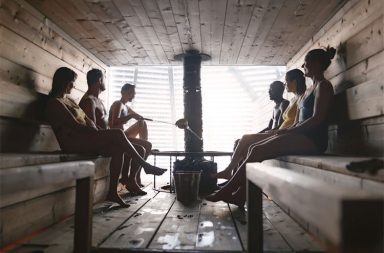 Sauna က သွေးချိုဆီးချိုနှင့် နှလုံးအတွက် အကျိုးပြု၊ သုတေသီများ အသေးစိတ်လေ့လာမည် သတင်းနှင့် မီဒီယာ ကွန်ရက်။ ၂၀၂၆ ခုနှစ်၊ အောက်တိုဘာလ ၁၃ ရက်။ ချွေးထုတ်ခန်း (Sauna) ကို ပုံမှန် အသုံးပြုခြင်းသည် အမျိုးအစား (၂) သွေးချို/ဆီးချိုရောဂါကို သက်သာစေပြီး နှလုံးရောဂါဖြင့် သေဆုံးနိုင်ခြေကို လျော့နည်းစေသည်ဟု လေ့လာချက်အချို့တွင် တွေ့ရှိခဲ့သည်။ သို့သော် အဆိုပါ တွေ့ရှိချက်များသည် ပြီးပြည့်စုံသည့် သုတေသနများ မဟုတ်သေးသဖြင့် Sauna ဝင်ခြင်းနှင့် အပူကုထုံးများ သုံးစွဲခြင်းက ကျန်းမာရေးကို မည်သို့ အကျိုးပြုသည်ဆိုသည်ကို ခိုင်မာသည့် ဆေးဘက်ဆိုင်ရာ အထောက်အထားများ ရရှိရန်အတွက် နိုင်ငံတကာ သိပ္ပံပညာရှင်များက စနစ်တကျ သုတေသနပြုလျက်ရှိသည်။ ပြီးခဲ့သည့် စက်တင်ဘာလနှောင်းပိုင်းက နော်ဝေးနိုင်ငံ၌ ကျင်းပခဲ့သည့် အပြည်ပြည်ဆိုင်ရာ အပူကုထုံး သုတေသန စာတမ်းဖတ်ပွဲတွင် အမေရိကန်၊ ကနေဒါနှင့် ဆွီဒင်နိုင်ငံတို့မှ သိပ္ပံပညာရှင်များ စုဝေး၍ အပူကုထုံးဆိုင်ရာ စံနှုန်းများကို စနစ်တကျ သတ်မှတ်ရန် ဆွေးနွေးခဲ့ကြသည်။ ပဏာမ သုတေသနတွေ့ရှိချက်များအရ Sauna ဝင်ခြင်းသည် ပေါ့ပေါ့ပါးပါး လေ့ကျင့်ခန်းလုပ်သကဲ့သို့ သွေးဖိအားကို ကျစေပြီး နှလုံးနှင့် သွေးကြောဆိုင်ရာ ကျန်းမာရေးကို ကောင်းမွန်စေသည်ဟု ဆိုသည်။ ထို့ပြင် အမျိုးအစား (၂) ဆီးချိုရောဂါသည်များနှင့် စိတ်ကျရောဂါ ခံစားနေရသူများအတွက်လည်း သက်သာပျောက်ကင်းမှုအချို့ ပေးနိုင်သည်ဟု ဆိုသည်။ ဖင်လန်နိုင်ငံတွင် ပြုလုပ်ခဲ့သည့် လေ့လာချက်များအရလည်း တစ်ပတ်လျှင် ၄ ကြိမ်မှ ၇ ကြိမ်အထိ Sauna ဝင်သူများသည် နှလုံးရောဂါဖြင့် သေဆုံးနိုင်ခြေ ၄၀ ရာခိုင်နှုန်းမှ ၆၀ ရာခိုင်နှုန်းအထိ လျော့နည်းကြောင်း တွေ့ရှိထားသည်။ သို့သော် ထိုတွေ့ရှိချက်များကို နိုင်ငံတကာ ဆေးဘက်ဆိုင်ရာ အဖွဲ့အစည်းများက တရားဝင် လမ်းညွှန်ချက်အဖြစ် အသိအမှတ်ပြုနိုင်ရန် ခိုင်မာသည့် စမ်းသပ်မှုများ (Randomized controlled trials) ထပ်မံပြုလုပ်ရန် လိုအပ်နေသေးကြောင်း သုတေသနပညာရှင်များက ထောက်ပြထားသည်။