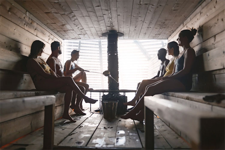 Sauna က သွေးချိုဆီးချိုနှင့် နှလုံးအတွက် အကျိုးပြု၊ သုတေသီများ အသေးစိတ်လေ့လာမည် သတင်းနှင့် မီဒီယာ ကွန်ရက်။ ၂၀၂၆ ခုနှစ်၊ အောက်တိုဘာလ ၁၃ ရက်။ ချွေးထုတ်ခန်း (Sauna) ကို ပုံမှန် အသုံးပြုခြင်းသည် အမျိုးအစား (၂) သွေးချို/ဆီးချိုရောဂါကို သက်သာစေပြီး နှလုံးရောဂါဖြင့် သေဆုံးနိုင်ခြေကို လျော့နည်းစေသည်ဟု လေ့လာချက်အချို့တွင် တွေ့ရှိခဲ့သည်။ သို့သော် အဆိုပါ တွေ့ရှိချက်များသည် ပြီးပြည့်စုံသည့် သုတေသနများ မဟုတ်သေးသဖြင့် Sauna ဝင်ခြင်းနှင့် အပူကုထုံးများ သုံးစွဲခြင်းက ကျန်းမာရေးကို မည်သို့ အကျိုးပြုသည်ဆိုသည်ကို ခိုင်မာသည့် ဆေးဘက်ဆိုင်ရာ အထောက်အထားများ ရရှိရန်အတွက် နိုင်ငံတကာ သိပ္ပံပညာရှင်များက စနစ်တကျ သုတေသနပြုလျက်ရှိသည်။ ပြီးခဲ့သည့် စက်တင်ဘာလနှောင်းပိုင်းက နော်ဝေးနိုင်ငံ၌ ကျင်းပခဲ့သည့် အပြည်ပြည်ဆိုင်ရာ အပူကုထုံး သုတေသန စာတမ်းဖတ်ပွဲတွင် အမေရိကန်၊ ကနေဒါနှင့် ဆွီဒင်နိုင်ငံတို့မှ သိပ္ပံပညာရှင်များ စုဝေး၍ အပူကုထုံးဆိုင်ရာ စံနှုန်းများကို စနစ်တကျ သတ်မှတ်ရန် ဆွေးနွေးခဲ့ကြသည်။ ပဏာမ သုတေသနတွေ့ရှိချက်များအရ Sauna ဝင်ခြင်းသည် ပေါ့ပေါ့ပါးပါး လေ့ကျင့်ခန်းလုပ်သကဲ့သို့ သွေးဖိအားကို ကျစေပြီး နှလုံးနှင့် သွေးကြောဆိုင်ရာ ကျန်းမာရေးကို ကောင်းမွန်စေသည်ဟု ဆိုသည်။ ထို့ပြင် အမျိုးအစား (၂) ဆီးချိုရောဂါသည်များနှင့် စိတ်ကျရောဂါ ခံစားနေရသူများအတွက်လည်း သက်သာပျောက်ကင်းမှုအချို့ ပေးနိုင်သည်ဟု ဆိုသည်။ ဖင်လန်နိုင်ငံတွင် ပြုလုပ်ခဲ့သည့် လေ့လာချက်များအရလည်း တစ်ပတ်လျှင် ၄ ကြိမ်မှ ၇ ကြိမ်အထိ Sauna ဝင်သူများသည် နှလုံးရောဂါဖြင့် သေဆုံးနိုင်ခြေ ၄၀ ရာခိုင်နှုန်းမှ ၆၀ ရာခိုင်နှုန်းအထိ လျော့နည်းကြောင်း တွေ့ရှိထားသည်။ သို့သော် ထိုတွေ့ရှိချက်များကို နိုင်ငံတကာ ဆေးဘက်ဆိုင်ရာ အဖွဲ့အစည်းများက တရားဝင် လမ်းညွှန်ချက်အဖြစ် အသိအမှတ်ပြုနိုင်ရန် ခိုင်မာသည့် စမ်းသပ်မှုများ (Randomized controlled trials) ထပ်မံပြုလုပ်ရန် လိုအပ်နေသေးကြောင်း သုတေသနပညာရှင်များက ထောက်ပြထားသည်။